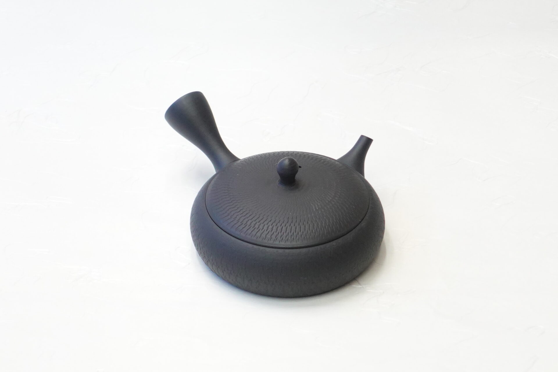 陶器 常滑焼 伝統工芸士 究極の極平型急須 鉄分 お茶の味 まろやか お茶の味を引き出す よりおいしくなる 水出し冷茶 甘み 旨味 一人用 手づくり 熟練 職人技 洗いやすい 清潔 衛生的 とびかんな とちり 機能的 飽きが来ない 永く使える 逸品 美濃焼 鉄瓶 陶器 漆 漆器 有田焼 金継ぎ 焼き物 食器 陶磁器 伝統工芸品 茶碗 工芸品 九谷焼 南部鉄器 陶芸 陶器市 岐阜 焼き物 磁器 瀬戸物 岐阜県 岐阜市 美殿町６−番地 小林漆陶 漆塗り器 織部焼 小林漆器 箸 金継ぎ お香 食器 茶道具 陶器 美濃焼専門店 お皿 ceramics ih pottery うつわ うつわ屋 お皿屋さん お茶 お茶碗 お箸 かまど この辺に陶器屋さんってあります とうきいち やきもの ガラス工房 ギフト　ギフトショップ マグカップ モダン焼物 レンジできる陶器 切子 南部鉄器 どこ　岐阜市南部鉄器販売店 南部鉄器購入 岐阜県器屋 土鍋 岐阜小洒落たお皿 お椀が出る店 器 塗り物 漆塗り 陶器屋さん 食器屋さん お椀 ひのき 岐阜城周辺茶道具 販売陶器 販売陶器屋さん 陶器店 漆器店 岐阜有名な器屋さん 岐阜県食器売ってるところ 岐阜駅 陶器工芸品店 徳利 売ってる店 急須販売 扇子 抹茶 掛け軸 修復 日本陶瓷 漆器 木の食器 樺細工 江戸切子 食器 漆の器 漆器 うるし 漆器店 漆塗 漆椀 火鉢 灰 美殿町商店街 美濃焼ショップ 岐阜市 湯呑み お店 付近 美濃焼き専門店 美濃焼販売 花瓶 茶器 オンライン輪島塗 なつめ 店近くのガラス屋さん 近くの陶器屋さん 酒器 ガラス 金継ぎ依頼 岐阜鉄器鉄瓶 取扱店 Japanese 陶器 修理 陶器専門店 陶器小売店 岐阜陶器屋 陶器店 陶磁器 陶磁器専門店 陶芸家 おすすめ お店 岐阜食洗機対応 漆椀 Gifu JapanesetablewareJapanesecrafts Japaneseceramics Japanesepottery Handcrafted TraditionalCrafts Japaneseculture Traditionalart Japaneseteautensils TeaCeremony Japaneselacquerware インテリア 一輪挿し 入れ物 陶芸 陶芸皿 陶器いろいろ 陶器店 絵皿 絵柄 オンラインショップ 置物 おひつ オーブントースター 置物スタイリッシュ お皿 オブジェ 置物かわいい お皿陶磁器 お椀陶器 陶器欠損補修 花瓶 貫入 傘立て 陶器花 カップ 花 陶磁器 陶器金継ぎ キャニスター 器 急須 京都 金彩 九州 急須 陶芸食器 コーヒーカップ コップ 小物入れ 皿 ごはん鍋 食洗機 修理 食器 修理金継ぎ 陶器販売 瀬戸物 染付 タンブラー 耐熱陶器 茶碗 近くの陶器店 通販 土物 通販 手作り陶器 陶磁器 鍋