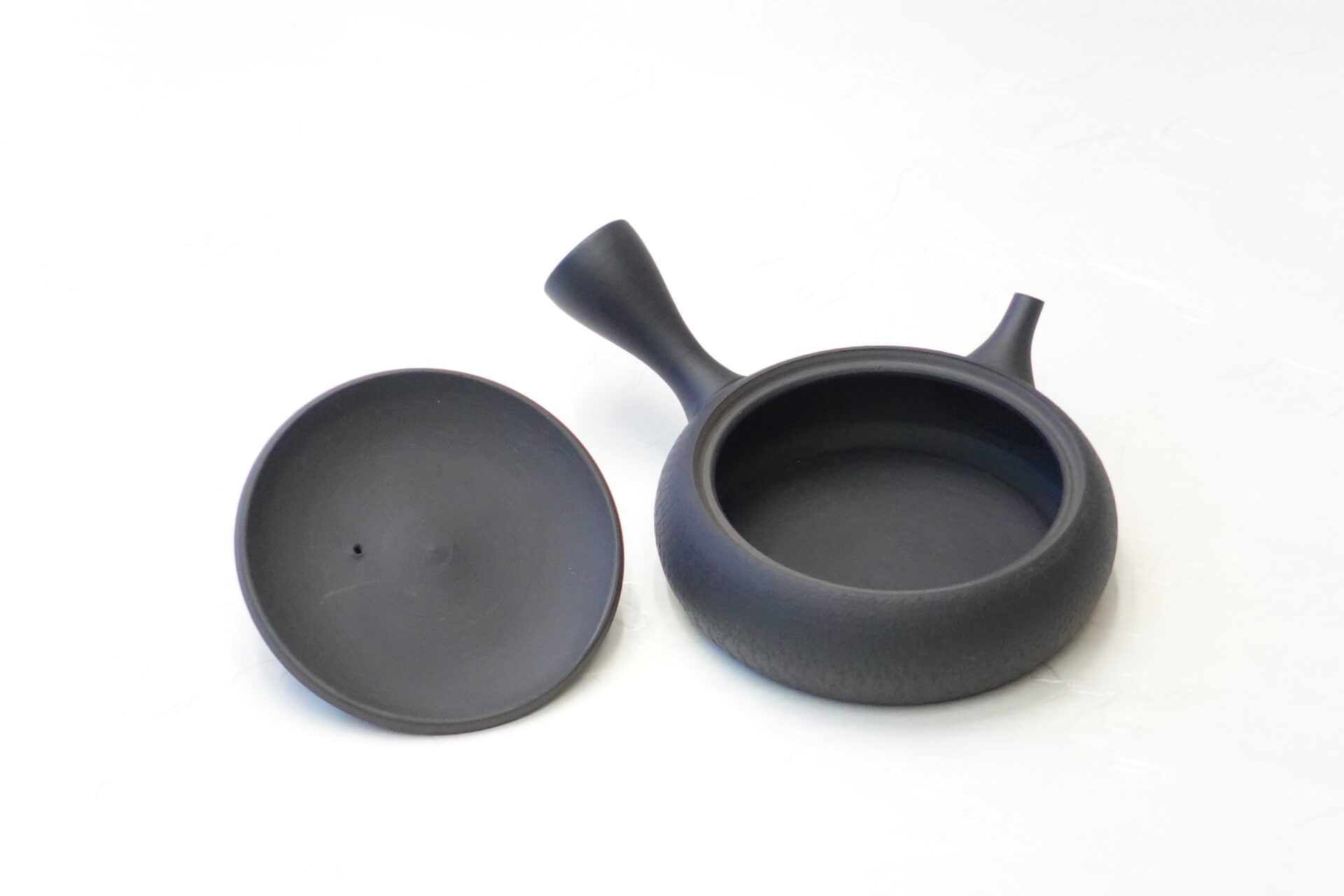 陶器 常滑焼 伝統工芸士 究極の極平型急須 鉄分 お茶の味 まろやか お茶の味を引き出す よりおいしくなる 水出し冷茶 甘み 旨味 一人用 手づくり 熟練 職人技 洗いやすい 清潔 衛生的 とびかんな とちり 機能的 飽きが来ない 永く使える 逸品 美濃焼 鉄瓶 陶器 漆 漆器 有田焼 金継ぎ 焼き物 食器 陶磁器 伝統工芸品 茶碗 工芸品 九谷焼 南部鉄器 陶芸 陶器市 岐阜 焼き物 磁器 瀬戸物 岐阜県 岐阜市 美殿町６−番地 小林漆陶 漆塗り器 織部焼 小林漆器 箸 金継ぎ お香 食器 茶道具 陶器 美濃焼専門店 お皿 ceramics ih pottery うつわ うつわ屋 お皿屋さん お茶 お茶碗 お箸 かまど この辺に陶器屋さんってあります とうきいち やきもの ガラス工房 ギフト　ギフトショップ マグカップ モダン焼物 レンジできる陶器 切子 南部鉄器 どこ　岐阜市南部鉄器販売店 南部鉄器購入 岐阜県器屋 土鍋 岐阜小洒落たお皿 お椀が出る店 器 塗り物 漆塗り 陶器屋さん 食器屋さん お椀 ひのき 岐阜城周辺茶道具 販売陶器 販売陶器屋さん 陶器店 漆器店 岐阜有名な器屋さん 岐阜県食器売ってるところ 岐阜駅 陶器工芸品店 徳利 売ってる店 急須販売 扇子 抹茶 掛け軸 修復 日本陶瓷 漆器 木の食器 樺細工 江戸切子 食器 漆の器 漆器 うるし 漆器店 漆塗 漆椀 火鉢 灰 美殿町商店街 美濃焼ショップ 岐阜市 湯呑み お店 付近 美濃焼き専門店 美濃焼販売 花瓶 茶器 オンライン輪島塗 なつめ 店近くのガラス屋さん 近くの陶器屋さん 酒器 ガラス 金継ぎ依頼 岐阜鉄器鉄瓶 取扱店 Japanese 陶器 修理 陶器専門店 陶器小売店 岐阜陶器屋 陶器店 陶磁器 陶磁器専門店 陶芸家 おすすめ お店 岐阜食洗機対応 漆椀 Gifu JapanesetablewareJapanesecrafts Japaneseceramics Japanesepottery Handcrafted TraditionalCrafts Japaneseculture Traditionalart Japaneseteautensils TeaCeremony Japaneselacquerware インテリア 一輪挿し 入れ物 陶芸 陶芸皿 陶器いろいろ 陶器店 絵皿 絵柄 オンラインショップ 置物 おひつ オーブントースター 置物スタイリッシュ お皿 オブジェ 置物かわいい お皿陶磁器 お椀陶器 陶器欠損補修 花瓶 貫入 傘立て 陶器花 カップ 花 陶磁器 陶器金継ぎ キャニスター 器 急須 京都 金彩 九州 急須 陶芸食器 コーヒーカップ コップ 小物入れ 皿 ごはん鍋 食洗機 修理 食器 修理金継ぎ 陶器販売 瀬戸物 染付 タンブラー 耐熱陶器 茶碗 近くの陶器店 通販 土物 通販 手作り陶器 陶磁器 鍋