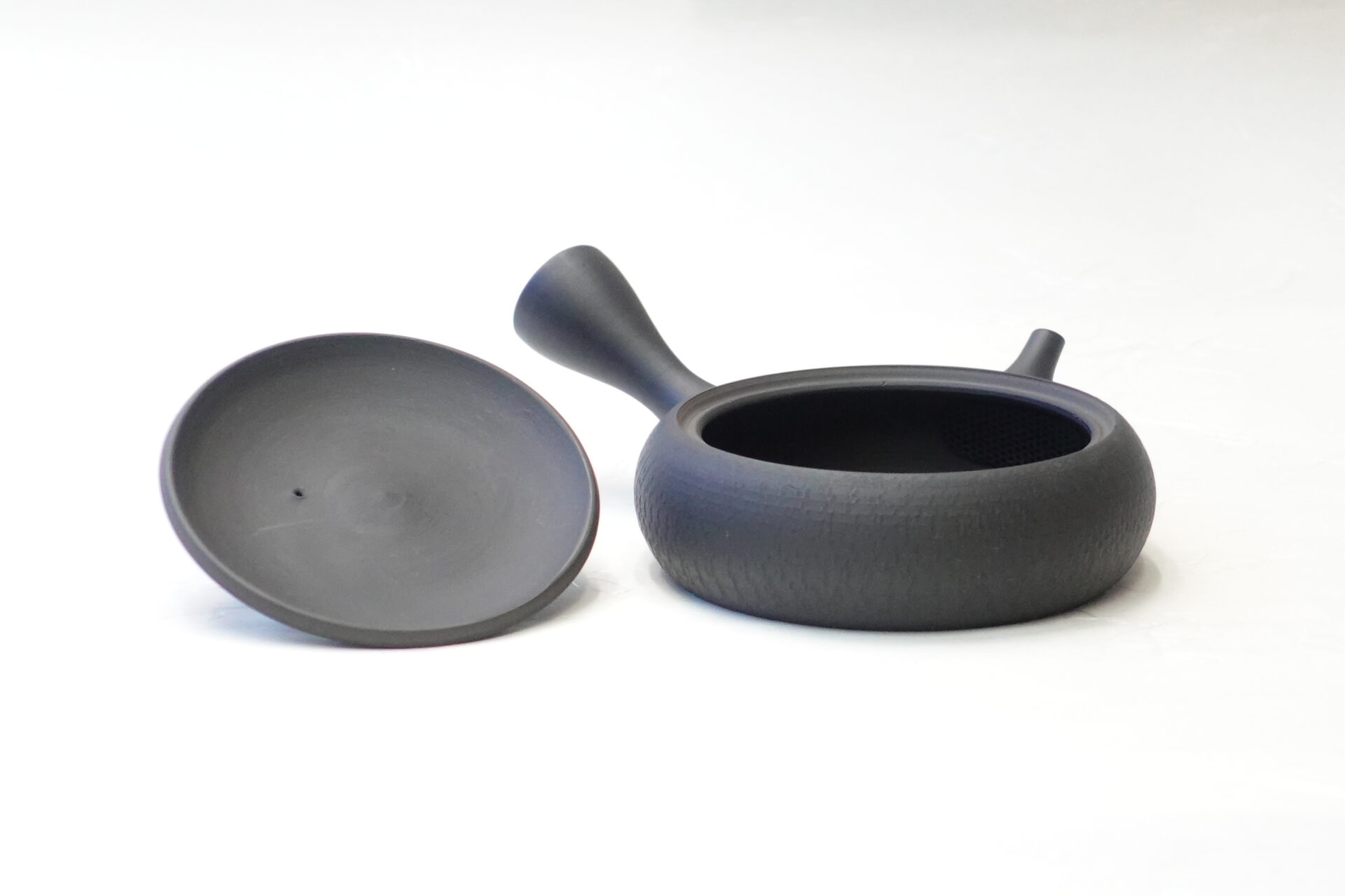 陶器 常滑焼 伝統工芸士 究極の極平型急須 鉄分 お茶の味 まろやか お茶の味を引き出す よりおいしくなる 水出し冷茶 甘み 旨味 一人用 手づくり 熟練 職人技 洗いやすい 清潔 衛生的 とびかんな とちり 機能的 飽きが来ない 永く使える 逸品 美濃焼 鉄瓶 陶器 漆 漆器 有田焼 金継ぎ 焼き物 食器 陶磁器 伝統工芸品 茶碗 工芸品 九谷焼 南部鉄器 陶芸 陶器市 岐阜 焼き物 磁器 瀬戸物 岐阜県 岐阜市 美殿町６−番地 小林漆陶 漆塗り器 織部焼 小林漆器 箸 金継ぎ お香 食器 茶道具 陶器 美濃焼専門店 お皿 ceramics ih pottery うつわ うつわ屋 お皿屋さん お茶 お茶碗 お箸 かまど この辺に陶器屋さんってあります とうきいち やきもの ガラス工房 ギフト　ギフトショップ マグカップ モダン焼物 レンジできる陶器 切子 南部鉄器 どこ　岐阜市南部鉄器販売店 南部鉄器購入 岐阜県器屋 土鍋 岐阜小洒落たお皿 お椀が出る店 器 塗り物 漆塗り 陶器屋さん 食器屋さん お椀 ひのき 岐阜城周辺茶道具 販売陶器 販売陶器屋さん 陶器店 漆器店 岐阜有名な器屋さん 岐阜県食器売ってるところ 岐阜駅 陶器工芸品店 徳利 売ってる店 急須販売 扇子 抹茶 掛け軸 修復 日本陶瓷 漆器 木の食器 樺細工 江戸切子 食器 漆の器 漆器 うるし 漆器店 漆塗 漆椀 火鉢 灰 美殿町商店街 美濃焼ショップ 岐阜市 湯呑み お店 付近 美濃焼き専門店 美濃焼販売 花瓶 茶器 オンライン輪島塗 なつめ 店近くのガラス屋さん 近くの陶器屋さん 酒器 ガラス 金継ぎ依頼 岐阜鉄器鉄瓶 取扱店 Japanese 陶器 修理 陶器専門店 陶器小売店 岐阜陶器屋 陶器店 陶磁器 陶磁器専門店 陶芸家 おすすめ お店 岐阜食洗機対応 漆椀 Gifu JapanesetablewareJapanesecrafts Japaneseceramics Japanesepottery Handcrafted TraditionalCrafts Japaneseculture Traditionalart Japaneseteautensils TeaCeremony Japaneselacquerware インテリア 一輪挿し 入れ物 陶芸 陶芸皿 陶器いろいろ 陶器店 絵皿 絵柄 オンラインショップ 置物 おひつ オーブントースター 置物スタイリッシュ お皿 オブジェ 置物かわいい お皿陶磁器 お椀陶器 陶器欠損補修 花瓶 貫入 傘立て 陶器花 カップ 花 陶磁器 陶器金継ぎ キャニスター 器 急須 京都 金彩 九州 急須 陶芸食器 コーヒーカップ コップ 小物入れ 皿 ごはん鍋 食洗機 修理 食器 修理金継ぎ 陶器販売 瀬戸物 染付 タンブラー 耐熱陶器 茶碗 近くの陶器店 通販 土物 通販 手作り陶器 陶磁器 鍋