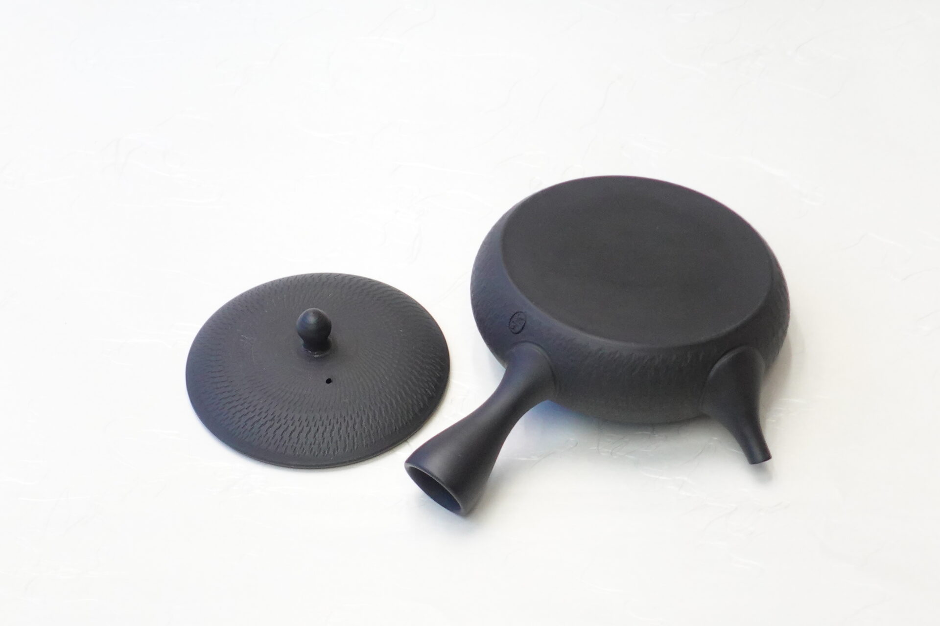 陶器 常滑焼 伝統工芸士 究極の極平型急須 鉄分 お茶の味 まろやか お茶の味を引き出す よりおいしくなる 水出し冷茶 甘み 旨味 一人用 手づくり 熟練 職人技 洗いやすい 清潔 衛生的 とびかんな とちり 機能的 飽きが来ない 永く使える 逸品 美濃焼 鉄瓶 陶器 漆 漆器 有田焼 金継ぎ 焼き物 食器 陶磁器 伝統工芸品 茶碗 工芸品 九谷焼 南部鉄器 陶芸 陶器市 岐阜 焼き物 磁器 瀬戸物 岐阜県 岐阜市 美殿町６−番地 小林漆陶 漆塗り器 織部焼 小林漆器 箸 金継ぎ お香 食器 茶道具 陶器 美濃焼専門店 お皿 ceramics ih pottery うつわ うつわ屋 お皿屋さん お茶 お茶碗 お箸 かまど この辺に陶器屋さんってあります とうきいち やきもの ガラス工房 ギフト　ギフトショップ マグカップ モダン焼物 レンジできる陶器 切子 南部鉄器 どこ　岐阜市南部鉄器販売店 南部鉄器購入 岐阜県器屋 土鍋 岐阜小洒落たお皿 お椀が出る店 器 塗り物 漆塗り 陶器屋さん 食器屋さん お椀 ひのき 岐阜城周辺茶道具 販売陶器 販売陶器屋さん 陶器店 漆器店 岐阜有名な器屋さん 岐阜県食器売ってるところ 岐阜駅 陶器工芸品店 徳利 売ってる店 急須販売 扇子 抹茶 掛け軸 修復 日本陶瓷 漆器 木の食器 樺細工 江戸切子 食器 漆の器 漆器 うるし 漆器店 漆塗 漆椀 火鉢 灰 美殿町商店街 美濃焼ショップ 岐阜市 湯呑み お店 付近 美濃焼き専門店 美濃焼販売 花瓶 茶器 オンライン輪島塗 なつめ 店近くのガラス屋さん 近くの陶器屋さん 酒器 ガラス 金継ぎ依頼 岐阜鉄器鉄瓶 取扱店 Japanese 陶器 修理 陶器専門店 陶器小売店 岐阜陶器屋 陶器店 陶磁器 陶磁器専門店 陶芸家 おすすめ お店 岐阜食洗機対応 漆椀 Gifu JapanesetablewareJapanesecrafts Japaneseceramics Japanesepottery Handcrafted TraditionalCrafts Japaneseculture Traditionalart Japaneseteautensils TeaCeremony Japaneselacquerware インテリア 一輪挿し 入れ物 陶芸 陶芸皿 陶器いろいろ 陶器店 絵皿 絵柄 オンラインショップ 置物 おひつ オーブントースター 置物スタイリッシュ お皿 オブジェ 置物かわいい お皿陶磁器 お椀陶器 陶器欠損補修 花瓶 貫入 傘立て 陶器花 カップ 花 陶磁器 陶器金継ぎ キャニスター 器 急須 京都 金彩 九州 急須 陶芸食器 コーヒーカップ コップ 小物入れ 皿 ごはん鍋 食洗機 修理 食器 修理金継ぎ 陶器販売 瀬戸物 染付 タンブラー 耐熱陶器 茶碗 近くの陶器店 通販 土物 通販 手作り陶器 陶磁器 鍋