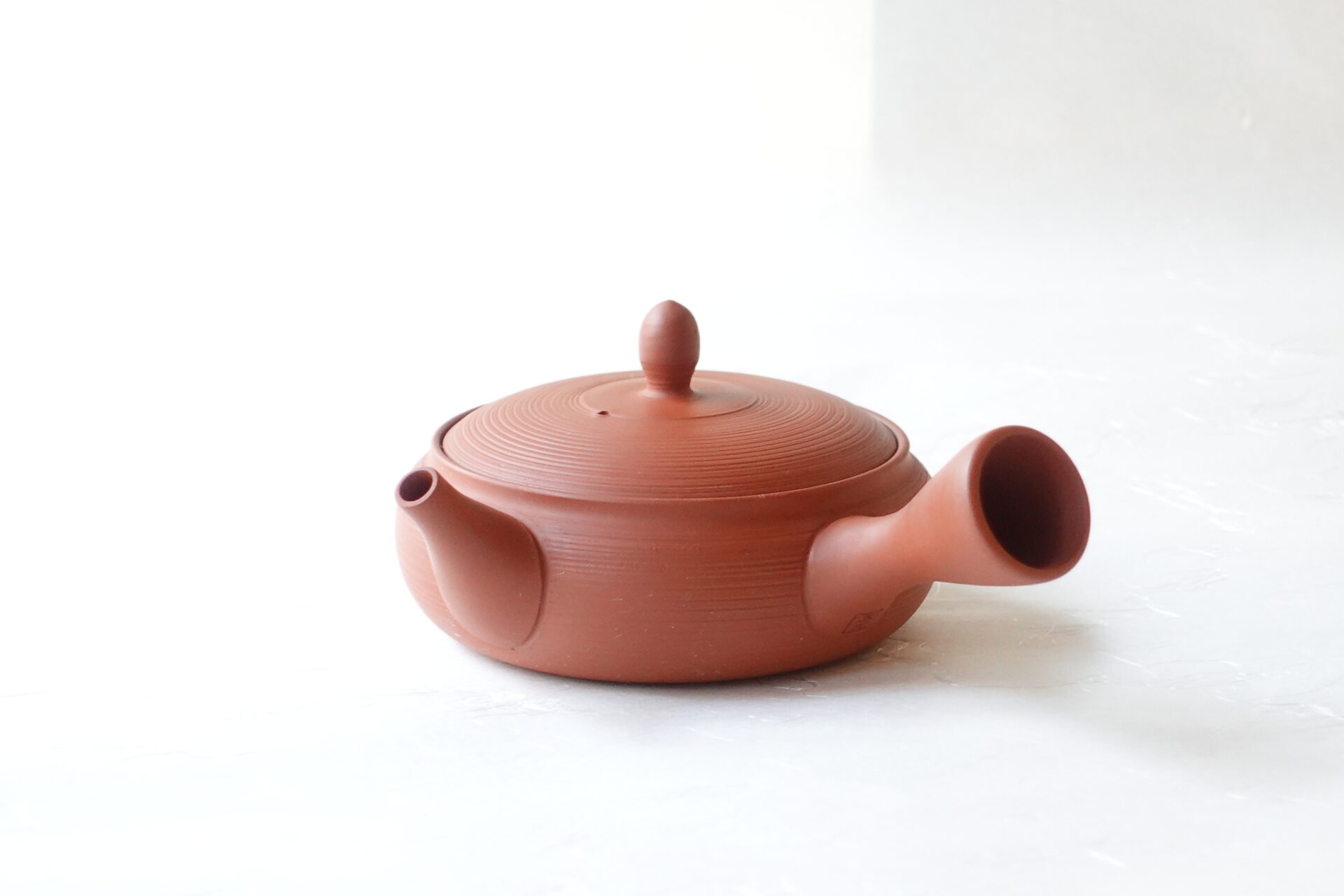 陶器 常滑焼 伝統工芸士 究極 極平型急須 朱泥 まろやかな味 鉄分 お茶の味を最大限引き出す よりおいしく 旨味 甘み 一人用 精巧 手づくり 熟練職人技 洗いやすい 清潔 衛生的 横筋 手間 液だれしにくい 丸み 機能的 飽きが来ない 永く使える 逸品 美濃焼 鉄瓶 陶器 漆 漆器 有田焼 金継ぎ 焼き物 食器 陶磁器 伝統工芸品 茶碗 工芸品 九谷焼 南部鉄器 陶芸 陶器市 岐阜 焼き物 磁器 瀬戸物 岐阜県 岐阜市 美殿町６−番地 小林漆陶 漆塗り器 織部焼 小林漆器 箸 金継ぎ お香 食器 茶道具 陶器 美濃焼専門店 お皿 ceramics ih pottery うつわ うつわ屋 お皿屋さん お茶 お茶碗 お箸 かまど この辺に陶器屋さんってあります とうきいち やきもの ガラス工房 ギフト　ギフトショップ マグカップ モダン焼物 レンジできる陶器 切子 南部鉄器 どこ　岐阜市南部鉄器販売店 南部鉄器購入 岐阜県器屋 土鍋 岐阜小洒落たお皿 お椀が出る店 器 塗り物 漆塗り 陶器屋さん 食器屋さん お椀 ひのき 岐阜城周辺茶道具 販売陶器 販売陶器屋さん 陶器店 漆器店 岐阜有名な器屋さん 岐阜県食器売ってるところ 岐阜駅 陶器工芸品店 徳利 売ってる店 急須販売 扇子 抹茶 掛け軸 修復 日本陶瓷 漆器 木の食器 樺細工 江戸切子 食器 漆の器 漆器 うるし 漆器店 漆塗 漆椀 火鉢 灰 美殿町商店街 美濃焼ショップ 岐阜市 湯呑み お店 付近 美濃焼き専門店 美濃焼販売 花瓶 茶器 オンライン輪島塗 なつめ 店近くのガラス屋さん 近くの陶器屋さん 酒器 ガラス 金継ぎ依頼 岐阜鉄器鉄瓶 取扱店 Japanese 陶器 修理 陶器専門店 陶器小売店 岐阜陶器屋 陶器店 陶磁器 陶磁器専門店 陶芸家 おすすめ お店 岐阜食洗機対応 漆椀 Gifu JapanesetablewareJapanesecrafts Japaneseceramics Japanesepottery Handcrafted TraditionalCrafts Japaneseculture Traditionalart Japaneseteautensils TeaCeremony Japaneselacquerware インテリア 一輪挿し 入れ物 陶芸 陶芸皿 陶器いろいろ 陶器店 絵皿 絵柄 オンラインショップ 置物 おひつ オーブントースター 置物スタイリッシュ お皿 オブジェ 置物かわいい お皿陶磁器 お椀陶器 陶器欠損補修 花瓶 貫入 傘立て 陶器花 カップ 花 陶磁器 陶器金継ぎ キャニスター 器 急須 京都 金彩 九州 急須 陶芸食器 コーヒーカップ コップ 小物入れ 皿 ごはん鍋 食洗機 修理 食器 修理金継ぎ 陶器販売 瀬戸物 染付 タンブラー 耐熱陶器 茶碗 近くの陶器店 通販 土物 通販 手作り陶器 陶磁器 鍋