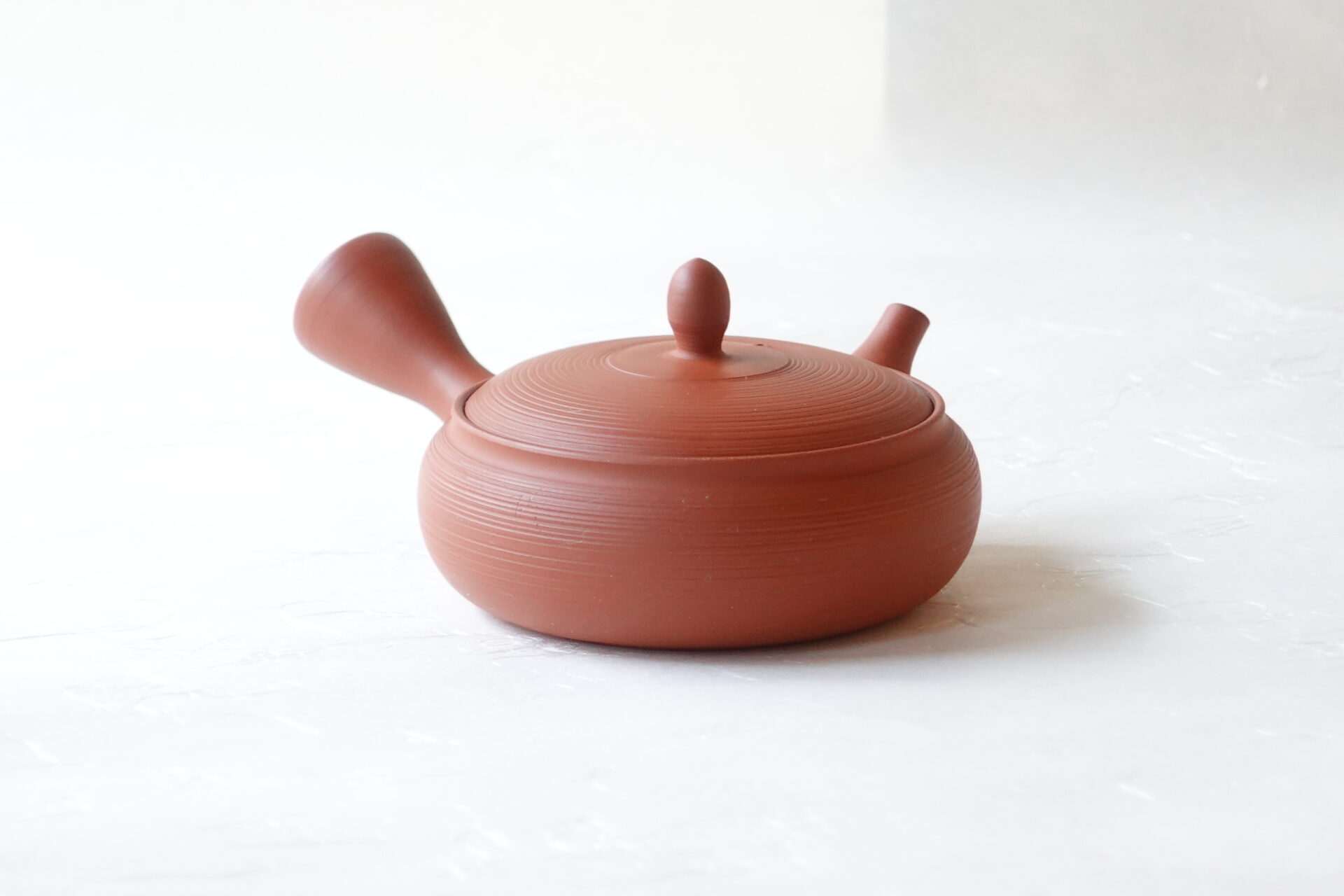 陶器 常滑焼 伝統工芸士 究極 極平型急須 朱泥 まろやかな味 鉄分 お茶の味を最大限引き出す よりおいしく 旨味 甘み 一人用 精巧 手づくり 熟練職人技 洗いやすい 清潔 衛生的 横筋 手間 液だれしにくい 丸み 機能的 飽きが来ない 永く使える 逸品 美濃焼 鉄瓶 陶器 漆 漆器 有田焼 金継ぎ 焼き物 食器 陶磁器 伝統工芸品 茶碗 工芸品 九谷焼 南部鉄器 陶芸 陶器市 岐阜 焼き物 磁器 瀬戸物 岐阜県 岐阜市 美殿町６−番地 小林漆陶 漆塗り器 織部焼 小林漆器 箸 金継ぎ お香 食器 茶道具 陶器 美濃焼専門店 お皿 ceramics ih pottery うつわ うつわ屋 お皿屋さん お茶 お茶碗 お箸 かまど この辺に陶器屋さんってあります とうきいち やきもの ガラス工房 ギフト　ギフトショップ マグカップ モダン焼物 レンジできる陶器 切子 南部鉄器 どこ　岐阜市南部鉄器販売店 南部鉄器購入 岐阜県器屋 土鍋 岐阜小洒落たお皿 お椀が出る店 器 塗り物 漆塗り 陶器屋さん 食器屋さん お椀 ひのき 岐阜城周辺茶道具 販売陶器 販売陶器屋さん 陶器店 漆器店 岐阜有名な器屋さん 岐阜県食器売ってるところ 岐阜駅 陶器工芸品店 徳利 売ってる店 急須販売 扇子 抹茶 掛け軸 修復 日本陶瓷 漆器 木の食器 樺細工 江戸切子 食器 漆の器 漆器 うるし 漆器店 漆塗 漆椀 火鉢 灰 美殿町商店街 美濃焼ショップ 岐阜市 湯呑み お店 付近 美濃焼き専門店 美濃焼販売 花瓶 茶器 オンライン輪島塗 なつめ 店近くのガラス屋さん 近くの陶器屋さん 酒器 ガラス 金継ぎ依頼 岐阜鉄器鉄瓶 取扱店 Japanese 陶器 修理 陶器専門店 陶器小売店 岐阜陶器屋 陶器店 陶磁器 陶磁器専門店 陶芸家 おすすめ お店 岐阜食洗機対応 漆椀 Gifu JapanesetablewareJapanesecrafts Japaneseceramics Japanesepottery Handcrafted TraditionalCrafts Japaneseculture Traditionalart Japaneseteautensils TeaCeremony Japaneselacquerware インテリア 一輪挿し 入れ物 陶芸 陶芸皿 陶器いろいろ 陶器店 絵皿 絵柄 オンラインショップ 置物 おひつ オーブントースター 置物スタイリッシュ お皿 オブジェ 置物かわいい お皿陶磁器 お椀陶器 陶器欠損補修 花瓶 貫入 傘立て 陶器花 カップ 花 陶磁器 陶器金継ぎ キャニスター 器 急須 京都 金彩 九州 急須 陶芸食器 コーヒーカップ コップ 小物入れ 皿 ごはん鍋 食洗機 修理 食器 修理金継ぎ 陶器販売 瀬戸物 染付 タンブラー 耐熱陶器 茶碗 近くの陶器店 通販 土物 通販 手作り陶器 陶磁器 鍋