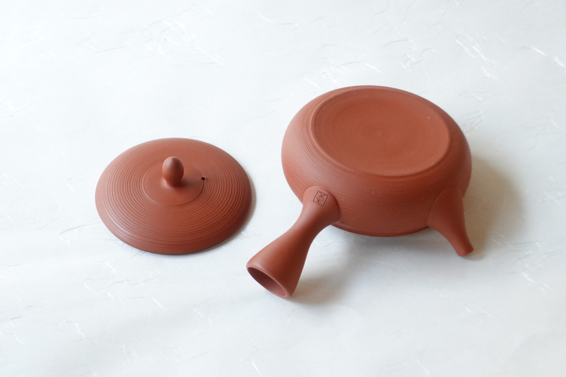 陶器 常滑焼 伝統工芸士 究極 極平型急須 朱泥 まろやかな味 鉄分 お茶の味を最大限引き出す よりおいしく 旨味 甘み 一人用 精巧 手づくり 熟練職人技 洗いやすい 清潔 衛生的 横筋 手間 液だれしにくい 丸み 機能的 飽きが来ない 永く使える 逸品 美濃焼 鉄瓶 陶器 漆 漆器 有田焼 金継ぎ 焼き物 食器 陶磁器 伝統工芸品 茶碗 工芸品 九谷焼 南部鉄器 陶芸 陶器市 岐阜 焼き物 磁器 瀬戸物 岐阜県 岐阜市 美殿町６−番地 小林漆陶 漆塗り器 織部焼 小林漆器 箸 金継ぎ お香 食器 茶道具 陶器 美濃焼専門店 お皿 ceramics ih pottery うつわ うつわ屋 お皿屋さん お茶 お茶碗 お箸 かまど この辺に陶器屋さんってあります とうきいち やきもの ガラス工房 ギフト　ギフトショップ マグカップ モダン焼物 レンジできる陶器 切子 南部鉄器 どこ　岐阜市南部鉄器販売店 南部鉄器購入 岐阜県器屋 土鍋 岐阜小洒落たお皿 お椀が出る店 器 塗り物 漆塗り 陶器屋さん 食器屋さん お椀 ひのき 岐阜城周辺茶道具 販売陶器 販売陶器屋さん 陶器店 漆器店 岐阜有名な器屋さん 岐阜県食器売ってるところ 岐阜駅 陶器工芸品店 徳利 売ってる店 急須販売 扇子 抹茶 掛け軸 修復 日本陶瓷 漆器 木の食器 樺細工 江戸切子 食器 漆の器 漆器 うるし 漆器店 漆塗 漆椀 火鉢 灰 美殿町商店街 美濃焼ショップ 岐阜市 湯呑み お店 付近 美濃焼き専門店 美濃焼販売 花瓶 茶器 オンライン輪島塗 なつめ 店近くのガラス屋さん 近くの陶器屋さん 酒器 ガラス 金継ぎ依頼 岐阜鉄器鉄瓶 取扱店 Japanese 陶器 修理 陶器専門店 陶器小売店 岐阜陶器屋 陶器店 陶磁器 陶磁器専門店 陶芸家 おすすめ お店 岐阜食洗機対応 漆椀 Gifu JapanesetablewareJapanesecrafts Japaneseceramics Japanesepottery Handcrafted TraditionalCrafts Japaneseculture Traditionalart Japaneseteautensils TeaCeremony Japaneselacquerware インテリア 一輪挿し 入れ物 陶芸 陶芸皿 陶器いろいろ 陶器店 絵皿 絵柄 オンラインショップ 置物 おひつ オーブントースター 置物スタイリッシュ お皿 オブジェ 置物かわいい お皿陶磁器 お椀陶器 陶器欠損補修 花瓶 貫入 傘立て 陶器花 カップ 花 陶磁器 陶器金継ぎ キャニスター 器 急須 京都 金彩 九州 急須 陶芸食器 コーヒーカップ コップ 小物入れ 皿 ごはん鍋 食洗機 修理 食器 修理金継ぎ 陶器販売 瀬戸物 染付 タンブラー 耐熱陶器 茶碗 近くの陶器店 通販 土物 通販 手作り陶器 陶磁器 鍋