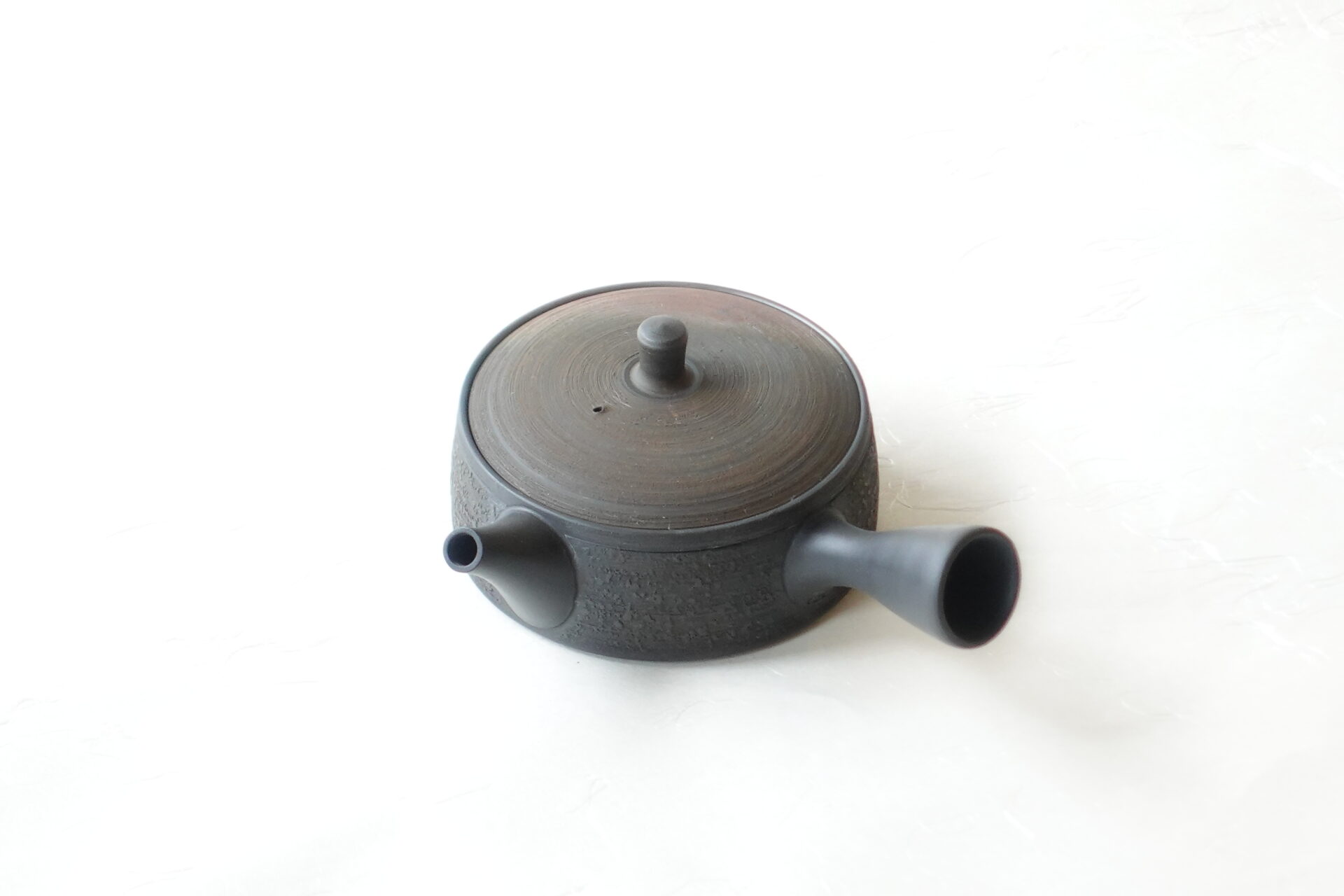 陶器 常滑焼 伝統工芸士 平型急須 究極 鉄分 お茶がまろやか お茶の味を引き出す よりおいしく 甘み 旨味 一人用 精巧 手づくり 熟練 職人技 洗いやすい 清潔 衛生的 千筋 松皮 手間 窯変 侘びた雰囲気 液だれしにくい きっちり 機能的 飽きが来ない 永く使える 逸品 美濃焼 鉄瓶 陶器 漆 漆器 有田焼 金継ぎ 焼き物 食器 陶磁器 伝統工芸品 茶碗 工芸品 九谷焼 南部鉄器 陶芸 陶器市 岐阜 焼き物 磁器 瀬戸物 岐阜県 岐阜市 美殿町６−番地 小林漆陶 漆塗り器 織部焼 小林漆器 箸 金継ぎ お香 食器 茶道具 陶器 美濃焼専門店 お皿 ceramics ih pottery うつわ うつわ屋 お皿屋さん お茶 お茶碗 お箸 かまど この辺に陶器屋さんってあります とうきいち やきもの ガラス工房 ギフト　ギフトショップ マグカップ モダン焼物 レンジできる陶器 切子 南部鉄器 どこ　岐阜市南部鉄器販売店 南部鉄器購入 岐阜県器屋 土鍋 岐阜小洒落たお皿 お椀が出る店 器 塗り物 漆塗り 陶器屋さん 食器屋さん お椀 ひのき 岐阜城周辺茶道具 販売陶器 販売陶器屋さん 陶器店 漆器店 岐阜有名な器屋さん 岐阜県食器売ってるところ 岐阜駅 陶器工芸品店 徳利 売ってる店 急須販売 扇子 抹茶 掛け軸 修復 日本陶瓷 漆器 木の食器 樺細工 江戸切子 食器 漆の器 漆器 うるし 漆器店 漆塗 漆椀 火鉢 灰 美殿町商店街 美濃焼ショップ 岐阜市 湯呑み お店 付近 美濃焼き専門店 美濃焼販売 花瓶 茶器 オンライン輪島塗 なつめ 店近くのガラス屋さん 近くの陶器屋さん 酒器 ガラス 金継ぎ依頼 岐阜鉄器鉄瓶 取扱店 Japanese 陶器 修理 陶器専門店 陶器小売店 岐阜陶器屋 陶器店 陶磁器 陶磁器専門店 陶芸家 おすすめ お店 岐阜食洗機対応 漆椀 Gifu JapanesetablewareJapanesecrafts Japaneseceramics Japanesepottery Handcrafted TraditionalCrafts Japaneseculture Traditionalart Japaneseteautensils TeaCeremony Japaneselacquerware インテリア 一輪挿し 入れ物 陶芸 陶芸皿 陶器いろいろ 陶器店 絵皿 絵柄 オンラインショップ 置物 おひつ オーブントースター 置物スタイリッシュ お皿 オブジェ 置物かわいい お皿陶磁器 お椀陶器 陶器欠損補修 花瓶 貫入 傘立て 陶器花 カップ 花 陶磁器 陶器金継ぎ キャニスター 器 急須 京都 金彩 九州 急須 陶芸食器 コーヒーカップ コップ 小物入れ 皿 ごはん鍋 食洗機 修理 食器 修理金継ぎ 陶器販売 瀬戸物 染付 タンブラー 耐熱陶器 茶碗 近くの陶器店 通販 土物 通販 手作り陶器 陶磁器 鍋