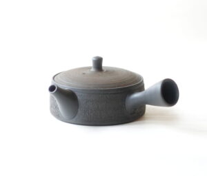 陶器 常滑焼 伝統工芸士 平型急須 究極 鉄分 お茶がまろやか お茶の味を引き出す よりおいしく 甘み 旨味 一人用 精巧 手づくり 熟練 職人技 洗いやすい 清潔 衛生的 千筋 松皮 手間 窯変 侘びた雰囲気 液だれしにくい きっちり 機能的 飽きが来ない 永く使える 逸品 美濃焼 鉄瓶 陶器 漆 漆器 有田焼 金継ぎ 焼き物 食器 陶磁器 伝統工芸品 茶碗 工芸品 九谷焼 南部鉄器 陶芸 陶器市 岐阜 焼き物 磁器 瀬戸物 岐阜県 岐阜市 美殿町６−番地 小林漆陶 漆塗り器 織部焼 小林漆器 箸 金継ぎ お香 食器 茶道具 陶器 美濃焼専門店 お皿 ceramics ih pottery うつわ うつわ屋 お皿屋さん お茶 お茶碗 お箸 かまど この辺に陶器屋さんってあります とうきいち やきもの ガラス工房 ギフト　ギフトショップ マグカップ モダン焼物 レンジできる陶器 切子 南部鉄器 どこ　岐阜市南部鉄器販売店 南部鉄器購入 岐阜県器屋 土鍋 岐阜小洒落たお皿 お椀が出る店 器 塗り物 漆塗り 陶器屋さん 食器屋さん お椀 ひのき 岐阜城周辺茶道具 販売陶器 販売陶器屋さん 陶器店 漆器店 岐阜有名な器屋さん 岐阜県食器売ってるところ 岐阜駅 陶器工芸品店 徳利 売ってる店 急須販売 扇子 抹茶 掛け軸 修復 日本陶瓷 漆器 木の食器 樺細工 江戸切子 食器 漆の器 漆器 うるし 漆器店 漆塗 漆椀 火鉢 灰 美殿町商店街 美濃焼ショップ 岐阜市 湯呑み お店 付近 美濃焼き専門店 美濃焼販売 花瓶 茶器 オンライン輪島塗 なつめ 店近くのガラス屋さん 近くの陶器屋さん 酒器 ガラス 金継ぎ依頼 岐阜鉄器鉄瓶 取扱店 Japanese 陶器 修理 陶器専門店 陶器小売店 岐阜陶器屋 陶器店 陶磁器 陶磁器専門店 陶芸家 おすすめ お店 岐阜食洗機対応 漆椀 Gifu JapanesetablewareJapanesecrafts Japaneseceramics Japanesepottery Handcrafted TraditionalCrafts Japaneseculture Traditionalart Japaneseteautensils TeaCeremony Japaneselacquerware インテリア 一輪挿し 入れ物 陶芸 陶芸皿 陶器いろいろ 陶器店 絵皿 絵柄 オンラインショップ 置物 おひつ オーブントースター 置物スタイリッシュ お皿 オブジェ 置物かわいい お皿陶磁器 お椀陶器 陶器欠損補修 花瓶 貫入 傘立て 陶器花 カップ 花 陶磁器 陶器金継ぎ キャニスター 器 急須 京都 金彩 九州 急須 陶芸食器 コーヒーカップ コップ 小物入れ 皿 ごはん鍋 食洗機 修理 食器 修理金継ぎ 陶器販売 瀬戸物 染付 タンブラー 耐熱陶器 茶碗 近くの陶器店 通販 土物 通販 手作り陶器 陶磁器 鍋