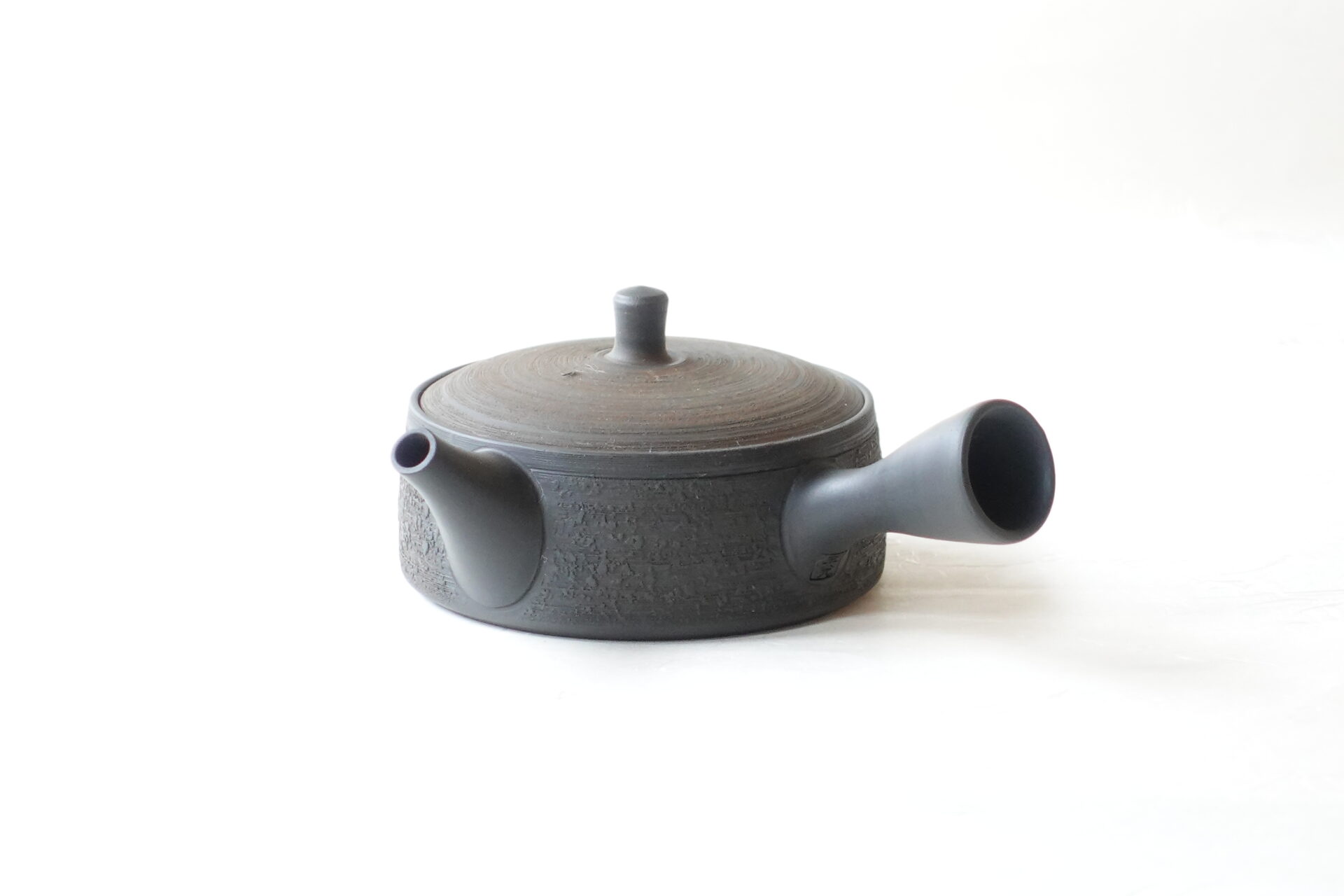 陶器 常滑焼 伝統工芸士 平型急須 究極 鉄分 お茶がまろやか お茶の味を引き出す よりおいしく 甘み 旨味 一人用 精巧 手づくり 熟練 職人技 洗いやすい 清潔 衛生的 千筋 松皮 手間 窯変 侘びた雰囲気 液だれしにくい きっちり 機能的 飽きが来ない 永く使える 逸品 美濃焼 鉄瓶 陶器 漆 漆器 有田焼 金継ぎ 焼き物 食器 陶磁器 伝統工芸品 茶碗 工芸品 九谷焼 南部鉄器 陶芸 陶器市 岐阜 焼き物 磁器 瀬戸物 岐阜県 岐阜市 美殿町６−番地 小林漆陶 漆塗り器 織部焼 小林漆器 箸 金継ぎ お香 食器 茶道具 陶器 美濃焼専門店 お皿 ceramics ih pottery うつわ うつわ屋 お皿屋さん お茶 お茶碗 お箸 かまど この辺に陶器屋さんってあります とうきいち やきもの ガラス工房 ギフト　ギフトショップ マグカップ モダン焼物 レンジできる陶器 切子 南部鉄器 どこ　岐阜市南部鉄器販売店 南部鉄器購入 岐阜県器屋 土鍋 岐阜小洒落たお皿 お椀が出る店 器 塗り物 漆塗り 陶器屋さん 食器屋さん お椀 ひのき 岐阜城周辺茶道具 販売陶器 販売陶器屋さん 陶器店 漆器店 岐阜有名な器屋さん 岐阜県食器売ってるところ 岐阜駅 陶器工芸品店 徳利 売ってる店 急須販売 扇子 抹茶 掛け軸 修復 日本陶瓷 漆器 木の食器 樺細工 江戸切子 食器 漆の器 漆器 うるし 漆器店 漆塗 漆椀 火鉢 灰 美殿町商店街 美濃焼ショップ 岐阜市 湯呑み お店 付近 美濃焼き専門店 美濃焼販売 花瓶 茶器 オンライン輪島塗 なつめ 店近くのガラス屋さん 近くの陶器屋さん 酒器 ガラス 金継ぎ依頼 岐阜鉄器鉄瓶 取扱店 Japanese 陶器 修理 陶器専門店 陶器小売店 岐阜陶器屋 陶器店 陶磁器 陶磁器専門店 陶芸家 おすすめ お店 岐阜食洗機対応 漆椀 Gifu JapanesetablewareJapanesecrafts Japaneseceramics Japanesepottery Handcrafted TraditionalCrafts Japaneseculture Traditionalart Japaneseteautensils TeaCeremony Japaneselacquerware インテリア 一輪挿し 入れ物 陶芸 陶芸皿 陶器いろいろ 陶器店 絵皿 絵柄 オンラインショップ 置物 おひつ オーブントースター 置物スタイリッシュ お皿 オブジェ 置物かわいい お皿陶磁器 お椀陶器 陶器欠損補修 花瓶 貫入 傘立て 陶器花 カップ 花 陶磁器 陶器金継ぎ キャニスター 器 急須 京都 金彩 九州 急須 陶芸食器 コーヒーカップ コップ 小物入れ 皿 ごはん鍋 食洗機 修理 食器 修理金継ぎ 陶器販売 瀬戸物 染付 タンブラー 耐熱陶器 茶碗 近くの陶器店 通販 土物 通販 手作り陶器 陶磁器 鍋