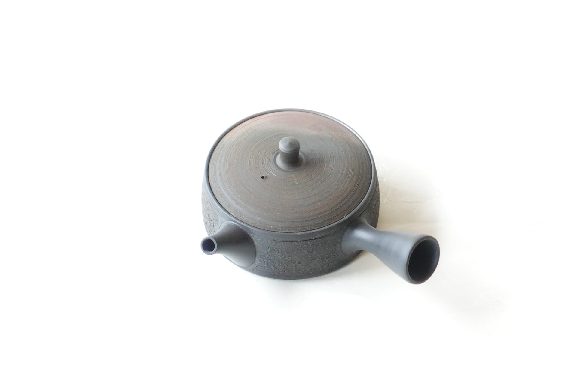 陶器 常滑焼 伝統工芸士 平型急須 究極 鉄分 お茶がまろやか お茶の味を引き出す よりおいしく 甘み 旨味 一人用 精巧 手づくり 熟練 職人技 洗いやすい 清潔 衛生的 千筋 松皮 手間 窯変 侘びた雰囲気 液だれしにくい きっちり 機能的 飽きが来ない 永く使える 逸品 美濃焼 鉄瓶 陶器 漆 漆器 有田焼 金継ぎ 焼き物 食器 陶磁器 伝統工芸品 茶碗 工芸品 九谷焼 南部鉄器 陶芸 陶器市 岐阜 焼き物 磁器 瀬戸物 岐阜県 岐阜市 美殿町６−番地 小林漆陶 漆塗り器 織部焼 小林漆器 箸 金継ぎ お香 食器 茶道具 陶器 美濃焼専門店 お皿 ceramics ih pottery うつわ うつわ屋 お皿屋さん お茶 お茶碗 お箸 かまど この辺に陶器屋さんってあります とうきいち やきもの ガラス工房 ギフト　ギフトショップ マグカップ モダン焼物 レンジできる陶器 切子 南部鉄器 どこ　岐阜市南部鉄器販売店 南部鉄器購入 岐阜県器屋 土鍋 岐阜小洒落たお皿 お椀が出る店 器 塗り物 漆塗り 陶器屋さん 食器屋さん お椀 ひのき 岐阜城周辺茶道具 販売陶器 販売陶器屋さん 陶器店 漆器店 岐阜有名な器屋さん 岐阜県食器売ってるところ 岐阜駅 陶器工芸品店 徳利 売ってる店 急須販売 扇子 抹茶 掛け軸 修復 日本陶瓷 漆器 木の食器 樺細工 江戸切子 食器 漆の器 漆器 うるし 漆器店 漆塗 漆椀 火鉢 灰 美殿町商店街 美濃焼ショップ 岐阜市 湯呑み お店 付近 美濃焼き専門店 美濃焼販売 花瓶 茶器 オンライン輪島塗 なつめ 店近くのガラス屋さん 近くの陶器屋さん 酒器 ガラス 金継ぎ依頼 岐阜鉄器鉄瓶 取扱店 Japanese 陶器 修理 陶器専門店 陶器小売店 岐阜陶器屋 陶器店 陶磁器 陶磁器専門店 陶芸家 おすすめ お店 岐阜食洗機対応 漆椀 Gifu JapanesetablewareJapanesecrafts Japaneseceramics Japanesepottery Handcrafted TraditionalCrafts Japaneseculture Traditionalart Japaneseteautensils TeaCeremony Japaneselacquerware インテリア 一輪挿し 入れ物 陶芸 陶芸皿 陶器いろいろ 陶器店 絵皿 絵柄 オンラインショップ 置物 おひつ オーブントースター 置物スタイリッシュ お皿 オブジェ 置物かわいい お皿陶磁器 お椀陶器 陶器欠損補修 花瓶 貫入 傘立て 陶器花 カップ 花 陶磁器 陶器金継ぎ キャニスター 器 急須 京都 金彩 九州 急須 陶芸食器 コーヒーカップ コップ 小物入れ 皿 ごはん鍋 食洗機 修理 食器 修理金継ぎ 陶器販売 瀬戸物 染付 タンブラー 耐熱陶器 茶碗 近くの陶器店 通販 土物 通販 手作り陶器 陶磁器 鍋