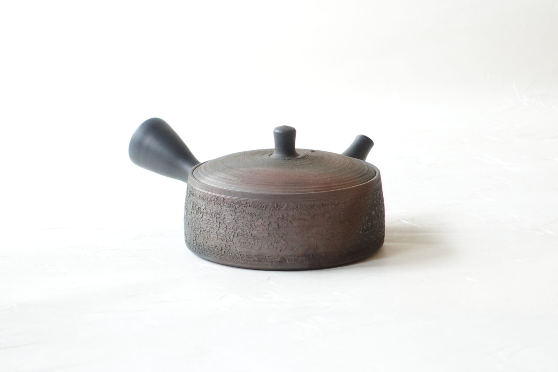 陶器 常滑焼 伝統工芸士 平型急須 究極 鉄分 お茶がまろやか お茶の味を引き出す よりおいしく 甘み 旨味 一人用 精巧 手づくり 熟練 職人技 洗いやすい 清潔 衛生的 千筋 松皮 手間 窯変 侘びた雰囲気 液だれしにくい きっちり 機能的 飽きが来ない 永く使える 逸品 美濃焼 鉄瓶 陶器 漆 漆器 有田焼 金継ぎ 焼き物 食器 陶磁器 伝統工芸品 茶碗 工芸品 九谷焼 南部鉄器 陶芸 陶器市 岐阜 焼き物 磁器 瀬戸物 岐阜県 岐阜市 美殿町６−番地 小林漆陶 漆塗り器 織部焼 小林漆器 箸 金継ぎ お香 食器 茶道具 陶器 美濃焼専門店 お皿 ceramics ih pottery うつわ うつわ屋 お皿屋さん お茶 お茶碗 お箸 かまど この辺に陶器屋さんってあります とうきいち やきもの ガラス工房 ギフト　ギフトショップ マグカップ モダン焼物 レンジできる陶器 切子 南部鉄器 どこ　岐阜市南部鉄器販売店 南部鉄器購入 岐阜県器屋 土鍋 岐阜小洒落たお皿 お椀が出る店 器 塗り物 漆塗り 陶器屋さん 食器屋さん お椀 ひのき 岐阜城周辺茶道具 販売陶器 販売陶器屋さん 陶器店 漆器店 岐阜有名な器屋さん 岐阜県食器売ってるところ 岐阜駅 陶器工芸品店 徳利 売ってる店 急須販売 扇子 抹茶 掛け軸 修復 日本陶瓷 漆器 木の食器 樺細工 江戸切子 食器 漆の器 漆器 うるし 漆器店 漆塗 漆椀 火鉢 灰 美殿町商店街 美濃焼ショップ 岐阜市 湯呑み お店 付近 美濃焼き専門店 美濃焼販売 花瓶 茶器 オンライン輪島塗 なつめ 店近くのガラス屋さん 近くの陶器屋さん 酒器 ガラス 金継ぎ依頼 岐阜鉄器鉄瓶 取扱店 Japanese 陶器 修理 陶器専門店 陶器小売店 岐阜陶器屋 陶器店 陶磁器 陶磁器専門店 陶芸家 おすすめ お店 岐阜食洗機対応 漆椀 Gifu JapanesetablewareJapanesecrafts Japaneseceramics Japanesepottery Handcrafted TraditionalCrafts Japaneseculture Traditionalart Japaneseteautensils TeaCeremony Japaneselacquerware インテリア 一輪挿し 入れ物 陶芸 陶芸皿 陶器いろいろ 陶器店 絵皿 絵柄 オンラインショップ 置物 おひつ オーブントースター 置物スタイリッシュ お皿 オブジェ 置物かわいい お皿陶磁器 お椀陶器 陶器欠損補修 花瓶 貫入 傘立て 陶器花 カップ 花 陶磁器 陶器金継ぎ キャニスター 器 急須 京都 金彩 九州 急須 陶芸食器 コーヒーカップ コップ 小物入れ 皿 ごはん鍋 食洗機 修理 食器 修理金継ぎ 陶器販売 瀬戸物 染付 タンブラー 耐熱陶器 茶碗 近くの陶器店 通販 土物 通販 手作り陶器 陶磁器 鍋