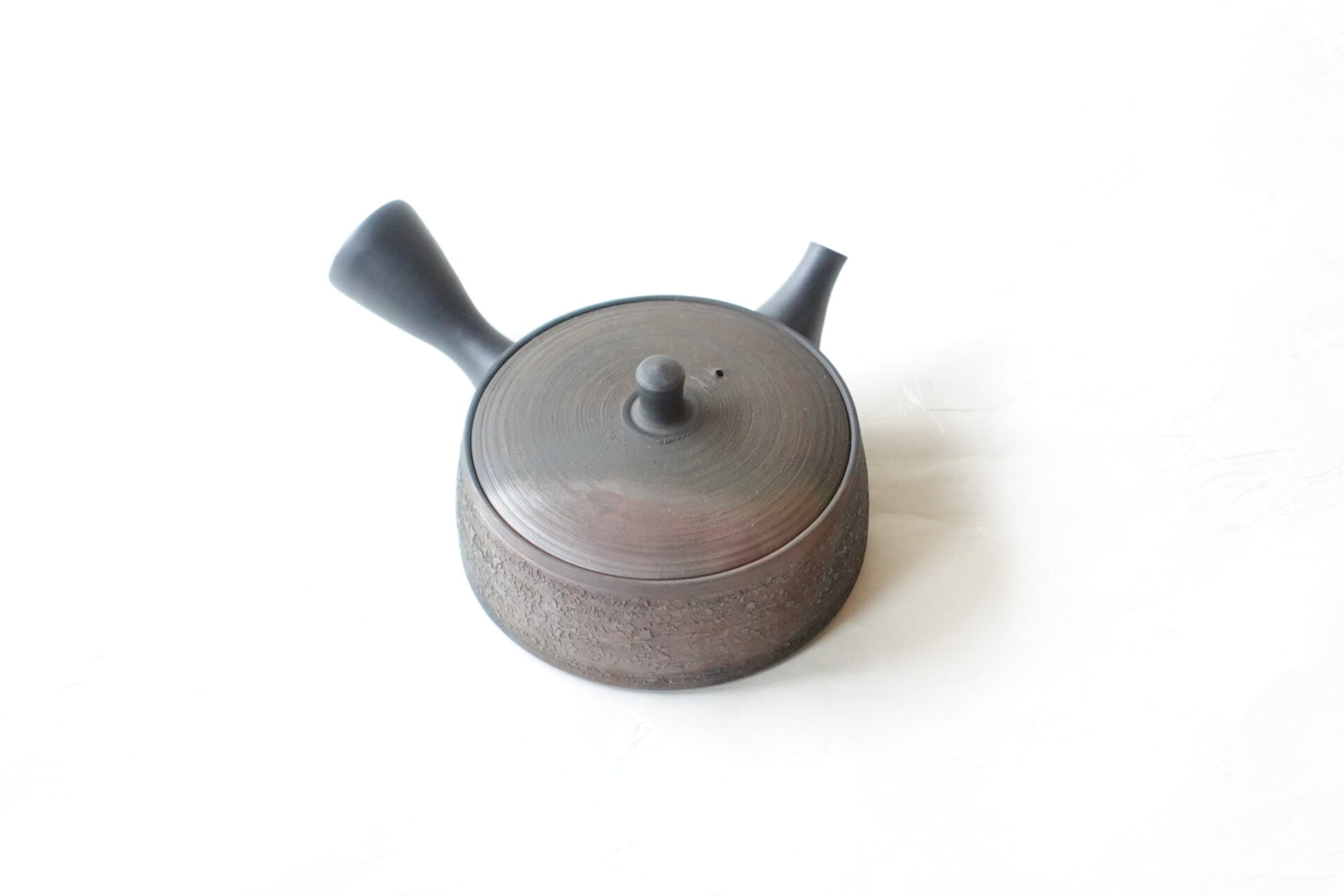 陶器 常滑焼 伝統工芸士 平型急須 究極 鉄分 お茶がまろやか お茶の味を引き出す よりおいしく 甘み 旨味 一人用 精巧 手づくり 熟練 職人技 洗いやすい 清潔 衛生的 千筋 松皮 手間 窯変 侘びた雰囲気 液だれしにくい きっちり 機能的 飽きが来ない 永く使える 逸品 美濃焼 鉄瓶 陶器 漆 漆器 有田焼 金継ぎ 焼き物 食器 陶磁器 伝統工芸品 茶碗 工芸品 九谷焼 南部鉄器 陶芸 陶器市 岐阜 焼き物 磁器 瀬戸物 岐阜県 岐阜市 美殿町６−番地 小林漆陶 漆塗り器 織部焼 小林漆器 箸 金継ぎ お香 食器 茶道具 陶器 美濃焼専門店 お皿 ceramics ih pottery うつわ うつわ屋 お皿屋さん お茶 お茶碗 お箸 かまど この辺に陶器屋さんってあります とうきいち やきもの ガラス工房 ギフト　ギフトショップ マグカップ モダン焼物 レンジできる陶器 切子 南部鉄器 どこ　岐阜市南部鉄器販売店 南部鉄器購入 岐阜県器屋 土鍋 岐阜小洒落たお皿 お椀が出る店 器 塗り物 漆塗り 陶器屋さん 食器屋さん お椀 ひのき 岐阜城周辺茶道具 販売陶器 販売陶器屋さん 陶器店 漆器店 岐阜有名な器屋さん 岐阜県食器売ってるところ 岐阜駅 陶器工芸品店 徳利 売ってる店 急須販売 扇子 抹茶 掛け軸 修復 日本陶瓷 漆器 木の食器 樺細工 江戸切子 食器 漆の器 漆器 うるし 漆器店 漆塗 漆椀 火鉢 灰 美殿町商店街 美濃焼ショップ 岐阜市 湯呑み お店 付近 美濃焼き専門店 美濃焼販売 花瓶 茶器 オンライン輪島塗 なつめ 店近くのガラス屋さん 近くの陶器屋さん 酒器 ガラス 金継ぎ依頼 岐阜鉄器鉄瓶 取扱店 Japanese 陶器 修理 陶器専門店 陶器小売店 岐阜陶器屋 陶器店 陶磁器 陶磁器専門店 陶芸家 おすすめ お店 岐阜食洗機対応 漆椀 Gifu JapanesetablewareJapanesecrafts Japaneseceramics Japanesepottery Handcrafted TraditionalCrafts Japaneseculture Traditionalart Japaneseteautensils TeaCeremony Japaneselacquerware インテリア 一輪挿し 入れ物 陶芸 陶芸皿 陶器いろいろ 陶器店 絵皿 絵柄 オンラインショップ 置物 おひつ オーブントースター 置物スタイリッシュ お皿 オブジェ 置物かわいい お皿陶磁器 お椀陶器 陶器欠損補修 花瓶 貫入 傘立て 陶器花 カップ 花 陶磁器 陶器金継ぎ キャニスター 器 急須 京都 金彩 九州 急須 陶芸食器 コーヒーカップ コップ 小物入れ 皿 ごはん鍋 食洗機 修理 食器 修理金継ぎ 陶器販売 瀬戸物 染付 タンブラー 耐熱陶器 茶碗 近くの陶器店 通販 土物 通販 手作り陶器 陶磁器 鍋