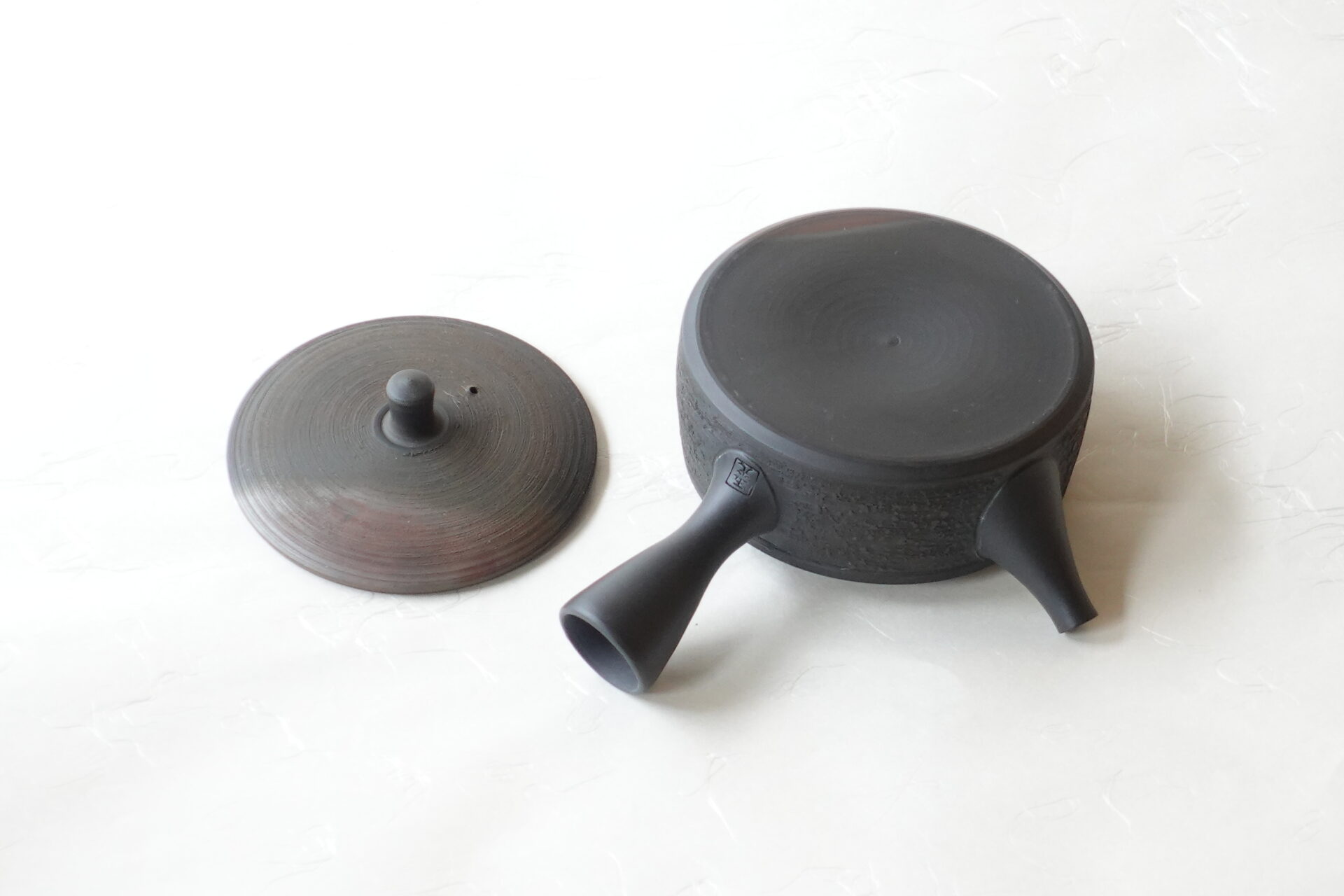 陶器 常滑焼 伝統工芸士 平型急須 究極 鉄分 お茶がまろやか お茶の味を引き出す よりおいしく 甘み 旨味 一人用 精巧 手づくり 熟練 職人技 洗いやすい 清潔 衛生的 千筋 松皮 手間 窯変 侘びた雰囲気 液だれしにくい きっちり 機能的 飽きが来ない 永く使える 逸品 美濃焼 鉄瓶 陶器 漆 漆器 有田焼 金継ぎ 焼き物 食器 陶磁器 伝統工芸品 茶碗 工芸品 九谷焼 南部鉄器 陶芸 陶器市 岐阜 焼き物 磁器 瀬戸物 岐阜県 岐阜市 美殿町６−番地 小林漆陶 漆塗り器 織部焼 小林漆器 箸 金継ぎ お香 食器 茶道具 陶器 美濃焼専門店 お皿 ceramics ih pottery うつわ うつわ屋 お皿屋さん お茶 お茶碗 お箸 かまど この辺に陶器屋さんってあります とうきいち やきもの ガラス工房 ギフト　ギフトショップ マグカップ モダン焼物 レンジできる陶器 切子 南部鉄器 どこ　岐阜市南部鉄器販売店 南部鉄器購入 岐阜県器屋 土鍋 岐阜小洒落たお皿 お椀が出る店 器 塗り物 漆塗り 陶器屋さん 食器屋さん お椀 ひのき 岐阜城周辺茶道具 販売陶器 販売陶器屋さん 陶器店 漆器店 岐阜有名な器屋さん 岐阜県食器売ってるところ 岐阜駅 陶器工芸品店 徳利 売ってる店 急須販売 扇子 抹茶 掛け軸 修復 日本陶瓷 漆器 木の食器 樺細工 江戸切子 食器 漆の器 漆器 うるし 漆器店 漆塗 漆椀 火鉢 灰 美殿町商店街 美濃焼ショップ 岐阜市 湯呑み お店 付近 美濃焼き専門店 美濃焼販売 花瓶 茶器 オンライン輪島塗 なつめ 店近くのガラス屋さん 近くの陶器屋さん 酒器 ガラス 金継ぎ依頼 岐阜鉄器鉄瓶 取扱店 Japanese 陶器 修理 陶器専門店 陶器小売店 岐阜陶器屋 陶器店 陶磁器 陶磁器専門店 陶芸家 おすすめ お店 岐阜食洗機対応 漆椀 Gifu JapanesetablewareJapanesecrafts Japaneseceramics Japanesepottery Handcrafted TraditionalCrafts Japaneseculture Traditionalart Japaneseteautensils TeaCeremony Japaneselacquerware インテリア 一輪挿し 入れ物 陶芸 陶芸皿 陶器いろいろ 陶器店 絵皿 絵柄 オンラインショップ 置物 おひつ オーブントースター 置物スタイリッシュ お皿 オブジェ 置物かわいい お皿陶磁器 お椀陶器 陶器欠損補修 花瓶 貫入 傘立て 陶器花 カップ 花 陶磁器 陶器金継ぎ キャニスター 器 急須 京都 金彩 九州 急須 陶芸食器 コーヒーカップ コップ 小物入れ 皿 ごはん鍋 食洗機 修理 食器 修理金継ぎ 陶器販売 瀬戸物 染付 タンブラー 耐熱陶器 茶碗 近くの陶器店 通販 土物 通販 手作り陶器 陶磁器 鍋