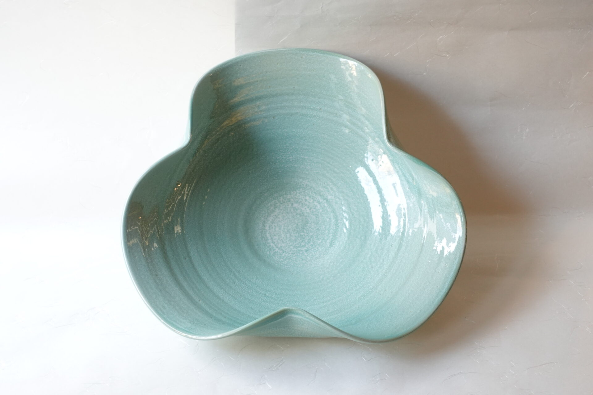 陶器 信楽焼 手づくり 水盤 ろくろ成形 花びらのよう 立体的 花器 ろくろ目 美しさ さわやか 艶 質感高い 高級感 青磁色 花を引き立てる 品格ある 美濃焼 鉄瓶 陶器 漆 漆器 有田焼 金継ぎ 焼き物 食器 陶磁器 伝統工芸品 茶碗 工芸品 九谷焼 南部鉄器 陶芸 陶器市 岐阜 焼き物 磁器 瀬戸物 岐阜県 岐阜市 美殿町６−番地 小林漆陶 漆塗り器 織部焼 小林漆器 箸 金継ぎ お香 食器 茶道具 陶器 美濃焼専門店 お皿 ceramics ih pottery うつわ うつわ屋 お皿屋さん お茶 お茶碗 お箸 かまど この辺に陶器屋さんってあります とうきいち やきもの ガラス工房 ギフト　ギフトショップ マグカップ モダン焼物 レンジできる陶器 切子 南部鉄器 どこ　岐阜市南部鉄器販売店 南部鉄器購入 岐阜県器屋 土鍋 岐阜小洒落たお皿 お椀が出る店 器 塗り物 漆塗り 陶器屋さん 食器屋さん お椀 ひのき 岐阜城周辺茶道具 販売陶器 販売陶器屋さん 陶器店 漆器店 岐阜有名な器屋さん 岐阜県食器売ってるところ 岐阜駅 陶器工芸品店 徳利 売ってる店 急須販売 扇子 抹茶 掛け軸 修復 日本陶瓷 漆器 木の食器 樺細工 江戸切子 食器 漆の器 漆器 うるし 漆器店 漆塗 漆椀 火鉢 灰 美殿町商店街 美濃焼ショップ 岐阜市 湯呑み お店 付近 美濃焼き専門店 美濃焼販売 花瓶 茶器 オンライン輪島塗 なつめ 店近くのガラス屋さん 近くの陶器屋さん 酒器 ガラス 金継ぎ依頼 岐阜鉄器鉄瓶 取扱店 Japanese 陶器 修理 陶器専門店 陶器小売店 岐阜陶器屋 陶器店 陶磁器 陶磁器専門店 陶芸家 おすすめ お店 岐阜食洗機対応 漆椀 Gifu JapanesetablewareJapanesecrafts Japaneseceramics Japanesepottery Handcrafted TraditionalCrafts Japaneseculture Traditionalart Japaneseteautensils TeaCeremony Japaneselacquerware インテリア 一輪挿し 入れ物 陶芸 陶芸皿 陶器いろいろ 陶器店 絵皿 絵柄 オンラインショップ 置物 おひつ オーブントースター 置物スタイリッシュ お皿 オブジェ 置物かわいい お皿陶磁器 お椀陶器 陶器欠損補修 花瓶 貫入 傘立て 陶器花 カップ 花 陶磁器 陶器金継ぎ キャニスター 器 急須 京都 金彩 九州 急須 陶芸食器 コーヒーカップ コップ 小物入れ 皿 ごはん鍋 食洗機 修理 食器 修理金継ぎ 陶器販売 瀬戸物 染付 タンブラー 耐熱陶器 茶碗 近くの陶器店 通販 土物 通販 手作り陶器 陶磁器 鍋