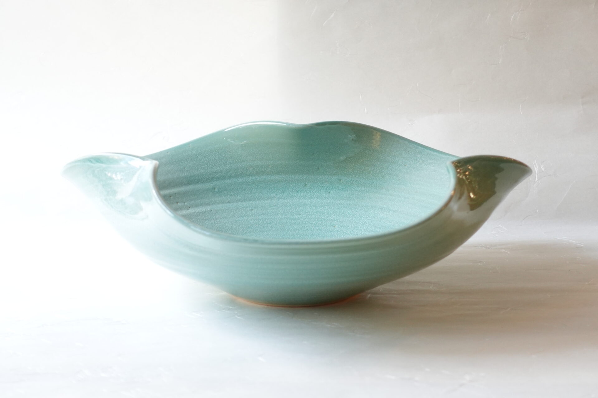 陶器 信楽焼 手づくり 水盤 ろくろ成形 花びらのよう 立体的 花器 ろくろ目 美しさ さわやか 艶 質感高い 高級感 青磁色 花を引き立てる 品格ある 美濃焼 鉄瓶 陶器 漆 漆器 有田焼 金継ぎ 焼き物 食器 陶磁器 伝統工芸品 茶碗 工芸品 九谷焼 南部鉄器 陶芸 陶器市 岐阜 焼き物 磁器 瀬戸物 岐阜県 岐阜市 美殿町６−番地 小林漆陶 漆塗り器 織部焼 小林漆器 箸 金継ぎ お香 食器 茶道具 陶器 美濃焼専門店 お皿 ceramics ih pottery うつわ うつわ屋 お皿屋さん お茶 お茶碗 お箸 かまど この辺に陶器屋さんってあります とうきいち やきもの ガラス工房 ギフト　ギフトショップ マグカップ モダン焼物 レンジできる陶器 切子 南部鉄器 どこ　岐阜市南部鉄器販売店 南部鉄器購入 岐阜県器屋 土鍋 岐阜小洒落たお皿 お椀が出る店 器 塗り物 漆塗り 陶器屋さん 食器屋さん お椀 ひのき 岐阜城周辺茶道具 販売陶器 販売陶器屋さん 陶器店 漆器店 岐阜有名な器屋さん 岐阜県食器売ってるところ 岐阜駅 陶器工芸品店 徳利 売ってる店 急須販売 扇子 抹茶 掛け軸 修復 日本陶瓷 漆器 木の食器 樺細工 江戸切子 食器 漆の器 漆器 うるし 漆器店 漆塗 漆椀 火鉢 灰 美殿町商店街 美濃焼ショップ 岐阜市 湯呑み お店 付近 美濃焼き専門店 美濃焼販売 花瓶 茶器 オンライン輪島塗 なつめ 店近くのガラス屋さん 近くの陶器屋さん 酒器 ガラス 金継ぎ依頼 岐阜鉄器鉄瓶 取扱店 Japanese 陶器 修理 陶器専門店 陶器小売店 岐阜陶器屋 陶器店 陶磁器 陶磁器専門店 陶芸家 おすすめ お店 岐阜食洗機対応 漆椀 Gifu JapanesetablewareJapanesecrafts Japaneseceramics Japanesepottery Handcrafted TraditionalCrafts Japaneseculture Traditionalart Japaneseteautensils TeaCeremony Japaneselacquerware インテリア 一輪挿し 入れ物 陶芸 陶芸皿 陶器いろいろ 陶器店 絵皿 絵柄 オンラインショップ 置物 おひつ オーブントースター 置物スタイリッシュ お皿 オブジェ 置物かわいい お皿陶磁器 お椀陶器 陶器欠損補修 花瓶 貫入 傘立て 陶器花 カップ 花 陶磁器 陶器金継ぎ キャニスター 器 急須 京都 金彩 九州 急須 陶芸食器 コーヒーカップ コップ 小物入れ 皿 ごはん鍋 食洗機 修理 食器 修理金継ぎ 陶器販売 瀬戸物 染付 タンブラー 耐熱陶器 茶碗 近くの陶器店 通販 土物 通販 手作り陶器 陶磁器 鍋