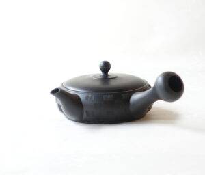 陶器 常滑焼 伝統工芸士 究極 平型急須 鉄分 お茶の味 まろやか 美味しく 引き出す 甘み 旨味 精巧 手づくり 熟練 職人技 洗いやすい 清潔 衛生的 黒泥 シンプル 櫛目 市松 手間 機能的 飽きが来ない 永く使える 逸品 美濃焼 鉄瓶 陶器 漆 漆器 有田焼 金継ぎ 焼き物 食器 陶磁器 伝統工芸品 茶碗 工芸品 九谷焼 南部鉄器 陶芸 陶器市 岐阜 焼き物 磁器 瀬戸物 岐阜県 岐阜市 美殿町６−番地 小林漆陶 漆塗り器 織部焼 小林漆器 箸 金継ぎ お香 食器 茶道具 陶器 美濃焼専門店 お皿 ceramics ih pottery うつわ うつわ屋 お皿屋さん お茶 お茶碗 お箸 かまど この辺に陶器屋さんってあります とうきいち やきもの ガラス工房 ギフト　ギフトショップ マグカップ モダン焼物 レンジできる陶器 切子 南部鉄器 どこ　岐阜市南部鉄器販売店 南部鉄器購入 岐阜県器屋 土鍋 岐阜小洒落たお皿 お椀が出る店 器 塗り物 漆塗り 陶器屋さん 食器屋さん お椀 ひのき 岐阜城周辺茶道具 販売陶器 販売陶器屋さん 陶器店 漆器店 岐阜有名な器屋さん 岐阜県食器売ってるところ 岐阜駅 陶器工芸品店 徳利 売ってる店 急須販売 扇子 抹茶 掛け軸 修復 日本陶瓷 漆器 木の食器 樺細工 江戸切子 食器 漆の器 漆器 うるし 漆器店 漆塗 漆椀 火鉢 灰 美殿町商店街 美濃焼ショップ 岐阜市 湯呑み お店 付近 美濃焼き専門店 美濃焼販売 花瓶 茶器 オンライン輪島塗 なつめ 店近くのガラス屋さん 近くの陶器屋さん 酒器 ガラス 金継ぎ依頼 岐阜鉄器鉄瓶 取扱店 Japanese 陶器 修理 陶器専門店 陶器小売店 岐阜陶器屋 陶器店 陶磁器 陶磁器専門店 陶芸家 おすすめ お店 岐阜食洗機対応 漆椀 Gifu JapanesetablewareJapanesecrafts Japaneseceramics Japanesepottery Handcrafted TraditionalCrafts Japaneseculture Traditionalart Japaneseteautensils TeaCeremony Japaneselacquerware インテリア 一輪挿し 入れ物 陶芸 陶芸皿 陶器いろいろ 陶器店 絵皿 絵柄 オンラインショップ 置物 おひつ オーブントースター 置物スタイリッシュ お皿 オブジェ 置物かわいい お皿陶磁器 お椀陶器 陶器欠損補修 花瓶 貫入 傘立て 陶器花 カップ 花 陶磁器 陶器金継ぎ キャニスター 器 急須 京都 金彩 九州 急須 陶芸食器 コーヒーカップ コップ 小物入れ 皿 ごはん鍋 食洗機 修理 食器 修理金継ぎ 陶器販売 瀬戸物 染付 タンブラー 耐熱陶器 茶碗 近くの陶器店 通販 土物 通販 手作り陶器 陶磁器 鍋