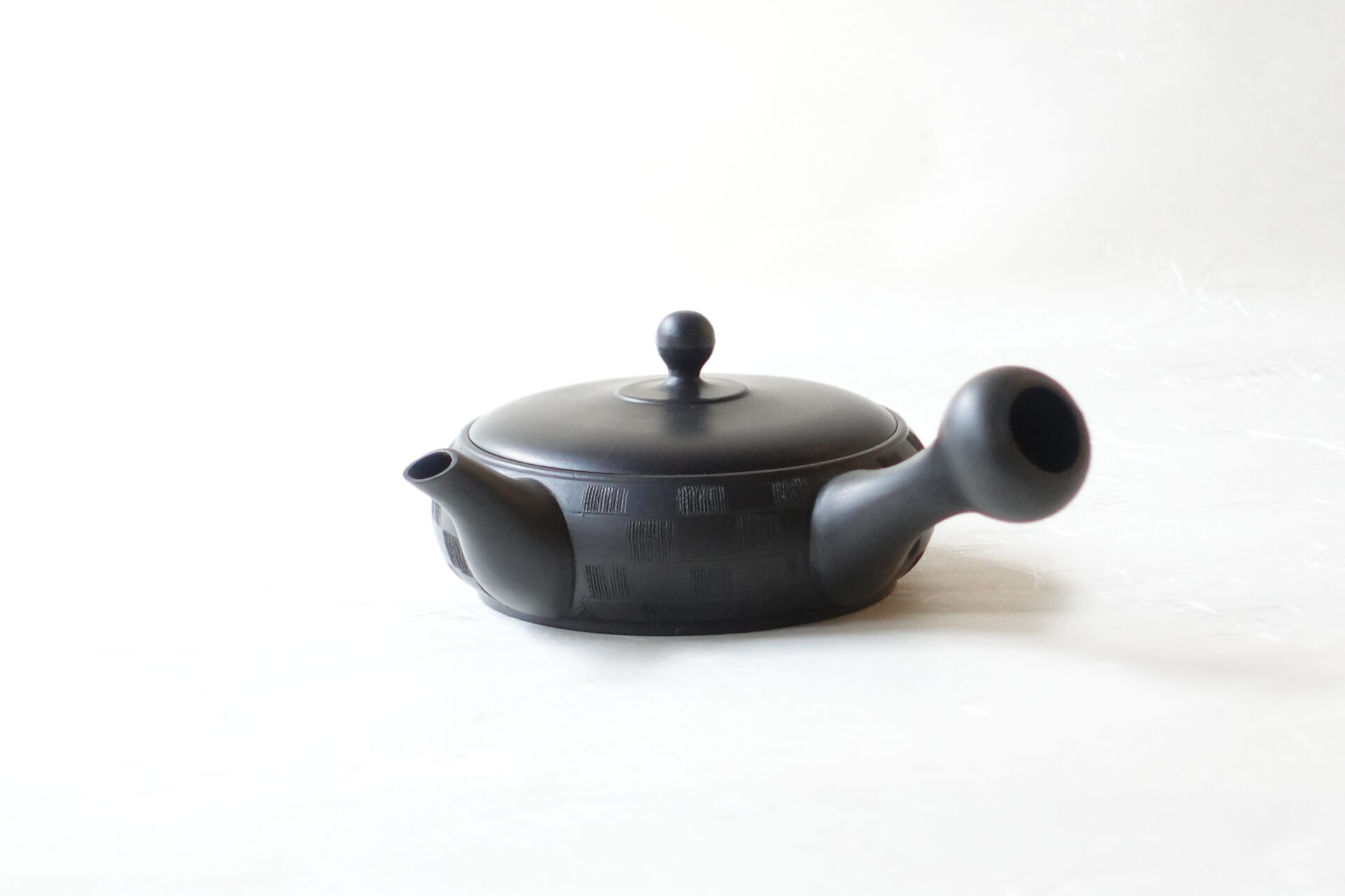 陶器 常滑焼 伝統工芸士 究極 平型急須 鉄分 お茶の味 まろやか 美味しく 引き出す 甘み 旨味 精巧 手づくり 熟練 職人技 洗いやすい 清潔 衛生的 黒泥 シンプル 櫛目 市松 手間 機能的 飽きが来ない 永く使える 逸品 美濃焼 鉄瓶 陶器 漆 漆器 有田焼 金継ぎ 焼き物 食器 陶磁器 伝統工芸品 茶碗 工芸品 九谷焼 南部鉄器 陶芸 陶器市 岐阜 焼き物 磁器 瀬戸物 岐阜県 岐阜市 美殿町６−番地 小林漆陶 漆塗り器 織部焼 小林漆器 箸 金継ぎ お香 食器 茶道具 陶器 美濃焼専門店 お皿 ceramics ih pottery うつわ うつわ屋 お皿屋さん お茶 お茶碗 お箸 かまど この辺に陶器屋さんってあります とうきいち やきもの ガラス工房 ギフト　ギフトショップ マグカップ モダン焼物 レンジできる陶器 切子 南部鉄器 どこ　岐阜市南部鉄器販売店 南部鉄器購入 岐阜県器屋 土鍋 岐阜小洒落たお皿 お椀が出る店 器 塗り物 漆塗り 陶器屋さん 食器屋さん お椀 ひのき 岐阜城周辺茶道具 販売陶器 販売陶器屋さん 陶器店 漆器店 岐阜有名な器屋さん 岐阜県食器売ってるところ 岐阜駅 陶器工芸品店 徳利 売ってる店 急須販売 扇子 抹茶 掛け軸 修復 日本陶瓷 漆器 木の食器 樺細工 江戸切子 食器 漆の器 漆器 うるし 漆器店 漆塗 漆椀 火鉢 灰 美殿町商店街 美濃焼ショップ 岐阜市 湯呑み お店 付近 美濃焼き専門店 美濃焼販売 花瓶 茶器 オンライン輪島塗 なつめ 店近くのガラス屋さん 近くの陶器屋さん 酒器 ガラス 金継ぎ依頼 岐阜鉄器鉄瓶 取扱店 Japanese 陶器 修理 陶器専門店 陶器小売店 岐阜陶器屋 陶器店 陶磁器 陶磁器専門店 陶芸家 おすすめ お店 岐阜食洗機対応 漆椀 Gifu JapanesetablewareJapanesecrafts Japaneseceramics Japanesepottery Handcrafted TraditionalCrafts Japaneseculture Traditionalart Japaneseteautensils TeaCeremony Japaneselacquerware インテリア 一輪挿し 入れ物 陶芸 陶芸皿 陶器いろいろ 陶器店 絵皿 絵柄 オンラインショップ 置物 おひつ オーブントースター 置物スタイリッシュ お皿 オブジェ 置物かわいい お皿陶磁器 お椀陶器 陶器欠損補修 花瓶 貫入 傘立て 陶器花 カップ 花 陶磁器 陶器金継ぎ キャニスター 器 急須 京都 金彩 九州 急須 陶芸食器 コーヒーカップ コップ 小物入れ 皿 ごはん鍋 食洗機 修理 食器 修理金継ぎ 陶器販売 瀬戸物 染付 タンブラー 耐熱陶器 茶碗 近くの陶器店 通販 土物 通販 手作り陶器 陶磁器 鍋