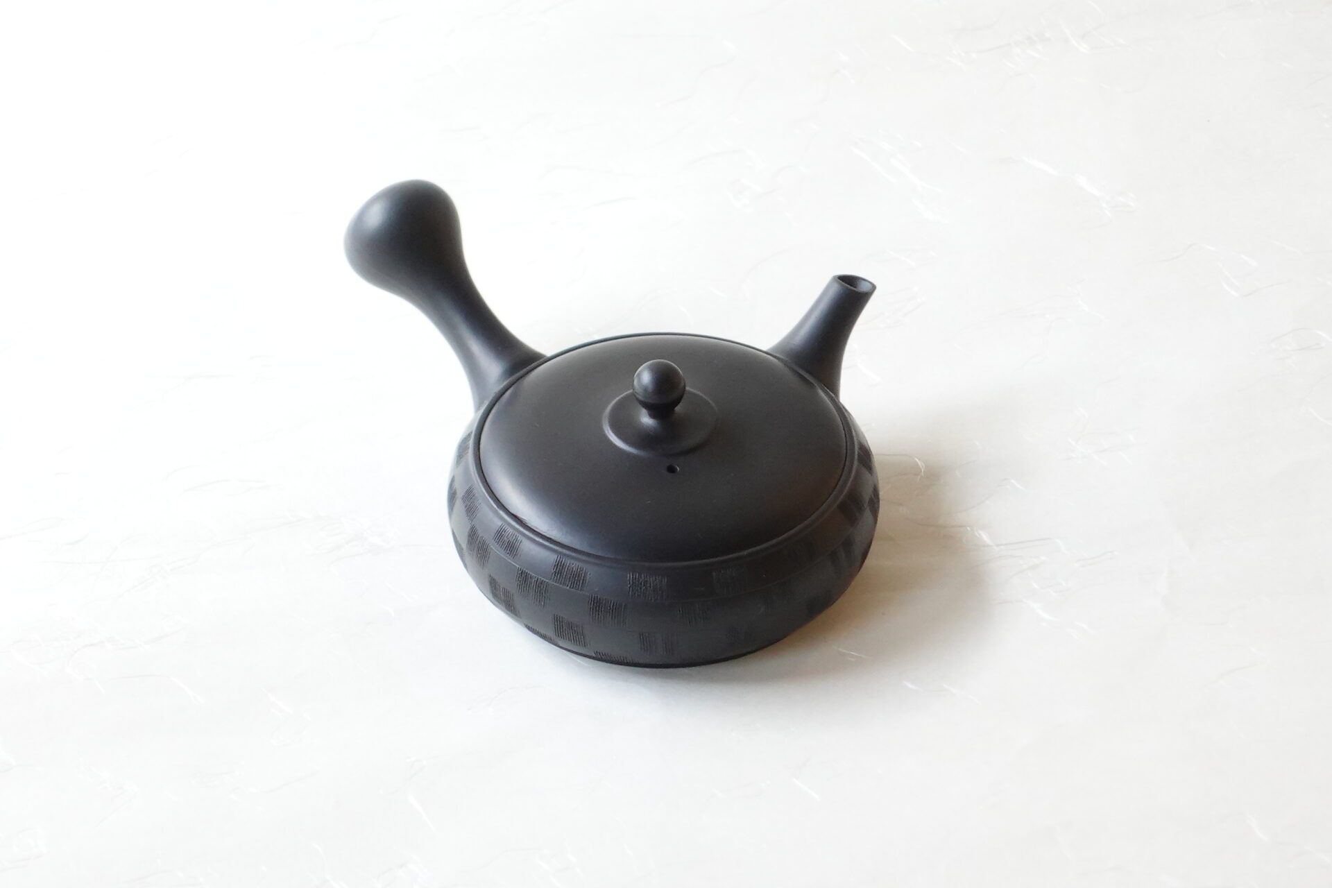 陶器 常滑焼 伝統工芸士 究極 平型急須 鉄分 お茶の味 まろやか 美味しく 引き出す 甘み 旨味 精巧 手づくり 熟練 職人技 洗いやすい 清潔 衛生的 黒泥 シンプル 櫛目 市松 手間 機能的 飽きが来ない 永く使える 逸品 美濃焼 鉄瓶 陶器 漆 漆器 有田焼 金継ぎ 焼き物 食器 陶磁器 伝統工芸品 茶碗 工芸品 九谷焼 南部鉄器 陶芸 陶器市 岐阜 焼き物 磁器 瀬戸物 岐阜県 岐阜市 美殿町６−番地 小林漆陶 漆塗り器 織部焼 小林漆器 箸 金継ぎ お香 食器 茶道具 陶器 美濃焼専門店 お皿 ceramics ih pottery うつわ うつわ屋 お皿屋さん お茶 お茶碗 お箸 かまど この辺に陶器屋さんってあります とうきいち やきもの ガラス工房 ギフト　ギフトショップ マグカップ モダン焼物 レンジできる陶器 切子 南部鉄器 どこ　岐阜市南部鉄器販売店 南部鉄器購入 岐阜県器屋 土鍋 岐阜小洒落たお皿 お椀が出る店 器 塗り物 漆塗り 陶器屋さん 食器屋さん お椀 ひのき 岐阜城周辺茶道具 販売陶器 販売陶器屋さん 陶器店 漆器店 岐阜有名な器屋さん 岐阜県食器売ってるところ 岐阜駅 陶器工芸品店 徳利 売ってる店 急須販売 扇子 抹茶 掛け軸 修復 日本陶瓷 漆器 木の食器 樺細工 江戸切子 食器 漆の器 漆器 うるし 漆器店 漆塗 漆椀 火鉢 灰 美殿町商店街 美濃焼ショップ 岐阜市 湯呑み お店 付近 美濃焼き専門店 美濃焼販売 花瓶 茶器 オンライン輪島塗 なつめ 店近くのガラス屋さん 近くの陶器屋さん 酒器 ガラス 金継ぎ依頼 岐阜鉄器鉄瓶 取扱店 Japanese 陶器 修理 陶器専門店 陶器小売店 岐阜陶器屋 陶器店 陶磁器 陶磁器専門店 陶芸家 おすすめ お店 岐阜食洗機対応 漆椀 Gifu JapanesetablewareJapanesecrafts Japaneseceramics Japanesepottery Handcrafted TraditionalCrafts Japaneseculture Traditionalart Japaneseteautensils TeaCeremony Japaneselacquerware インテリア 一輪挿し 入れ物 陶芸 陶芸皿 陶器いろいろ 陶器店 絵皿 絵柄 オンラインショップ 置物 おひつ オーブントースター 置物スタイリッシュ お皿 オブジェ 置物かわいい お皿陶磁器 お椀陶器 陶器欠損補修 花瓶 貫入 傘立て 陶器花 カップ 花 陶磁器 陶器金継ぎ キャニスター 器 急須 京都 金彩 九州 急須 陶芸食器 コーヒーカップ コップ 小物入れ 皿 ごはん鍋 食洗機 修理 食器 修理金継ぎ 陶器販売 瀬戸物 染付 タンブラー 耐熱陶器 茶碗 近くの陶器店 通販 土物 通販 手作り陶器 陶磁器 鍋