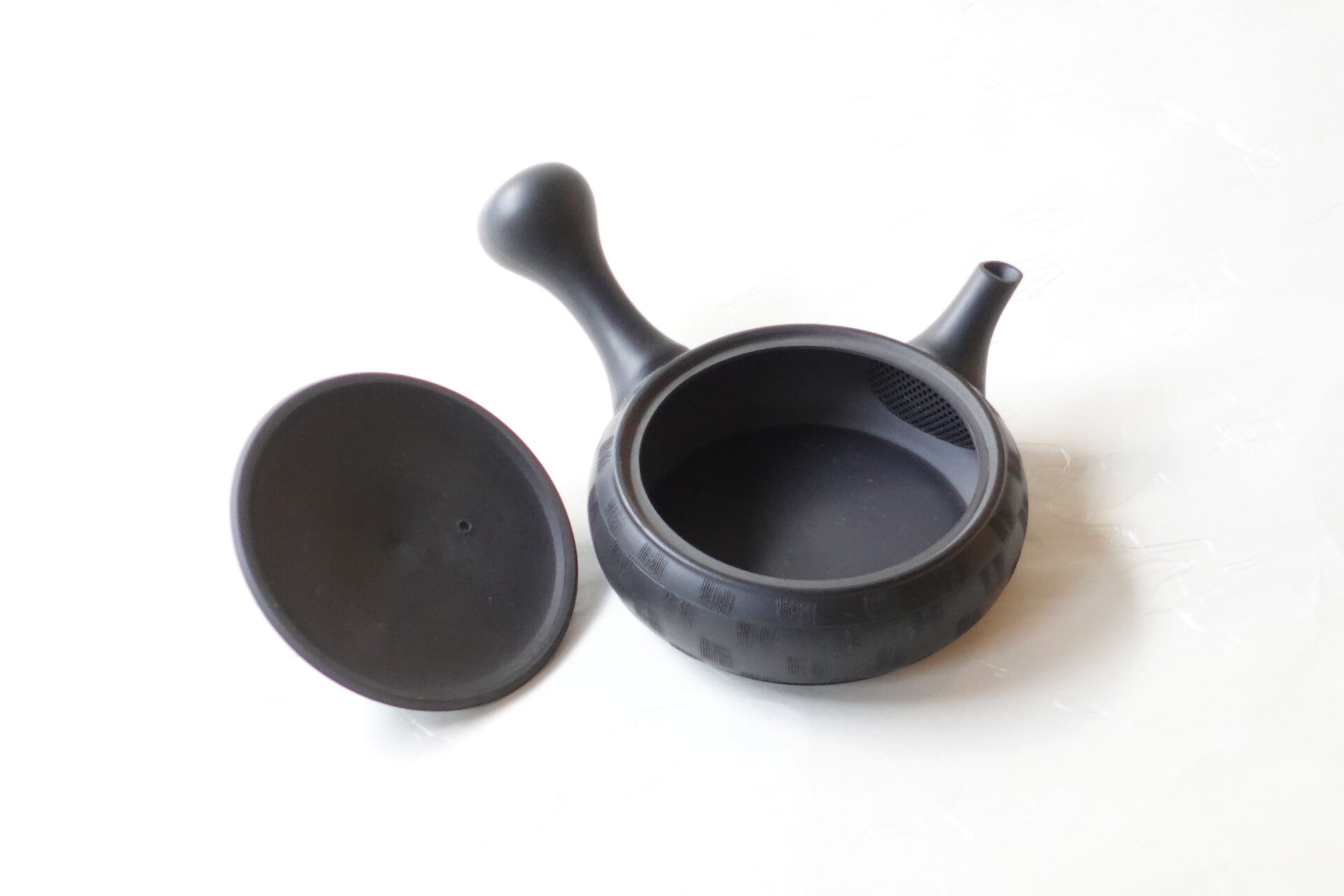 陶器 常滑焼 伝統工芸士 究極 平型急須 鉄分 お茶の味 まろやか 美味しく 引き出す 甘み 旨味 精巧 手づくり 熟練 職人技 洗いやすい 清潔 衛生的 黒泥 シンプル 櫛目 市松 手間 機能的 飽きが来ない 永く使える 逸品 美濃焼 鉄瓶 陶器 漆 漆器 有田焼 金継ぎ 焼き物 食器 陶磁器 伝統工芸品 茶碗 工芸品 九谷焼 南部鉄器 陶芸 陶器市 岐阜 焼き物 磁器 瀬戸物 岐阜県 岐阜市 美殿町６−番地 小林漆陶 漆塗り器 織部焼 小林漆器 箸 金継ぎ お香 食器 茶道具 陶器 美濃焼専門店 お皿 ceramics ih pottery うつわ うつわ屋 お皿屋さん お茶 お茶碗 お箸 かまど この辺に陶器屋さんってあります とうきいち やきもの ガラス工房 ギフト　ギフトショップ マグカップ モダン焼物 レンジできる陶器 切子 南部鉄器 どこ　岐阜市南部鉄器販売店 南部鉄器購入 岐阜県器屋 土鍋 岐阜小洒落たお皿 お椀が出る店 器 塗り物 漆塗り 陶器屋さん 食器屋さん お椀 ひのき 岐阜城周辺茶道具 販売陶器 販売陶器屋さん 陶器店 漆器店 岐阜有名な器屋さん 岐阜県食器売ってるところ 岐阜駅 陶器工芸品店 徳利 売ってる店 急須販売 扇子 抹茶 掛け軸 修復 日本陶瓷 漆器 木の食器 樺細工 江戸切子 食器 漆の器 漆器 うるし 漆器店 漆塗 漆椀 火鉢 灰 美殿町商店街 美濃焼ショップ 岐阜市 湯呑み お店 付近 美濃焼き専門店 美濃焼販売 花瓶 茶器 オンライン輪島塗 なつめ 店近くのガラス屋さん 近くの陶器屋さん 酒器 ガラス 金継ぎ依頼 岐阜鉄器鉄瓶 取扱店 Japanese 陶器 修理 陶器専門店 陶器小売店 岐阜陶器屋 陶器店 陶磁器 陶磁器専門店 陶芸家 おすすめ お店 岐阜食洗機対応 漆椀 Gifu JapanesetablewareJapanesecrafts Japaneseceramics Japanesepottery Handcrafted TraditionalCrafts Japaneseculture Traditionalart Japaneseteautensils TeaCeremony Japaneselacquerware インテリア 一輪挿し 入れ物 陶芸 陶芸皿 陶器いろいろ 陶器店 絵皿 絵柄 オンラインショップ 置物 おひつ オーブントースター 置物スタイリッシュ お皿 オブジェ 置物かわいい お皿陶磁器 お椀陶器 陶器欠損補修 花瓶 貫入 傘立て 陶器花 カップ 花 陶磁器 陶器金継ぎ キャニスター 器 急須 京都 金彩 九州 急須 陶芸食器 コーヒーカップ コップ 小物入れ 皿 ごはん鍋 食洗機 修理 食器 修理金継ぎ 陶器販売 瀬戸物 染付 タンブラー 耐熱陶器 茶碗 近くの陶器店 通販 土物 通販 手作り陶器 陶磁器 鍋