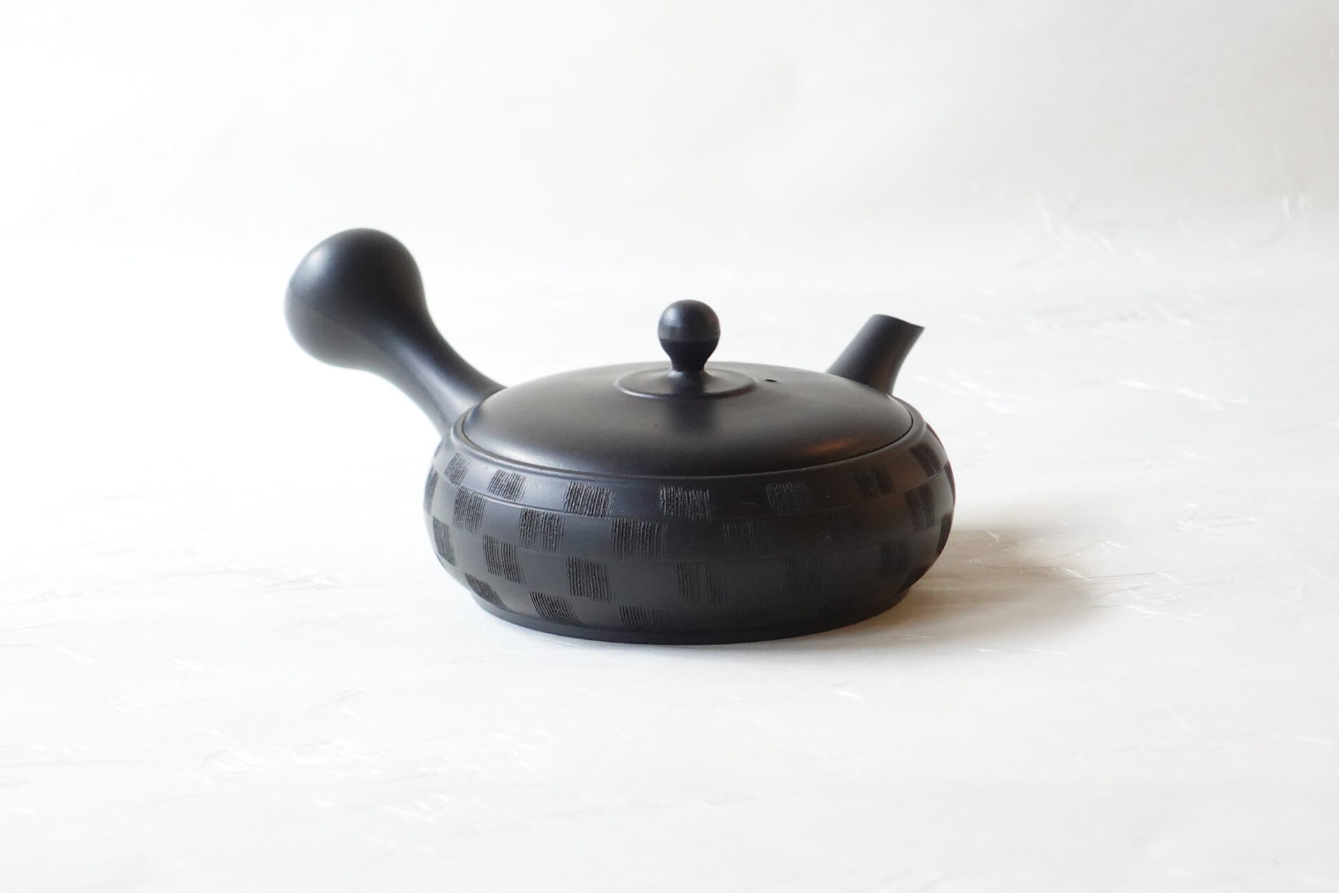 陶器 常滑焼 伝統工芸士 究極 平型急須 鉄分 お茶の味 まろやか 美味しく 引き出す 甘み 旨味 精巧 手づくり 熟練 職人技 洗いやすい 清潔 衛生的 黒泥 シンプル 櫛目 市松 手間 機能的 飽きが来ない 永く使える 逸品 美濃焼 鉄瓶 陶器 漆 漆器 有田焼 金継ぎ 焼き物 食器 陶磁器 伝統工芸品 茶碗 工芸品 九谷焼 南部鉄器 陶芸 陶器市 岐阜 焼き物 磁器 瀬戸物 岐阜県 岐阜市 美殿町６−番地 小林漆陶 漆塗り器 織部焼 小林漆器 箸 金継ぎ お香 食器 茶道具 陶器 美濃焼専門店 お皿 ceramics ih pottery うつわ うつわ屋 お皿屋さん お茶 お茶碗 お箸 かまど この辺に陶器屋さんってあります とうきいち やきもの ガラス工房 ギフト　ギフトショップ マグカップ モダン焼物 レンジできる陶器 切子 南部鉄器 どこ　岐阜市南部鉄器販売店 南部鉄器購入 岐阜県器屋 土鍋 岐阜小洒落たお皿 お椀が出る店 器 塗り物 漆塗り 陶器屋さん 食器屋さん お椀 ひのき 岐阜城周辺茶道具 販売陶器 販売陶器屋さん 陶器店 漆器店 岐阜有名な器屋さん 岐阜県食器売ってるところ 岐阜駅 陶器工芸品店 徳利 売ってる店 急須販売 扇子 抹茶 掛け軸 修復 日本陶瓷 漆器 木の食器 樺細工 江戸切子 食器 漆の器 漆器 うるし 漆器店 漆塗 漆椀 火鉢 灰 美殿町商店街 美濃焼ショップ 岐阜市 湯呑み お店 付近 美濃焼き専門店 美濃焼販売 花瓶 茶器 オンライン輪島塗 なつめ 店近くのガラス屋さん 近くの陶器屋さん 酒器 ガラス 金継ぎ依頼 岐阜鉄器鉄瓶 取扱店 Japanese 陶器 修理 陶器専門店 陶器小売店 岐阜陶器屋 陶器店 陶磁器 陶磁器専門店 陶芸家 おすすめ お店 岐阜食洗機対応 漆椀 Gifu JapanesetablewareJapanesecrafts Japaneseceramics Japanesepottery Handcrafted TraditionalCrafts Japaneseculture Traditionalart Japaneseteautensils TeaCeremony Japaneselacquerware インテリア 一輪挿し 入れ物 陶芸 陶芸皿 陶器いろいろ 陶器店 絵皿 絵柄 オンラインショップ 置物 おひつ オーブントースター 置物スタイリッシュ お皿 オブジェ 置物かわいい お皿陶磁器 お椀陶器 陶器欠損補修 花瓶 貫入 傘立て 陶器花 カップ 花 陶磁器 陶器金継ぎ キャニスター 器 急須 京都 金彩 九州 急須 陶芸食器 コーヒーカップ コップ 小物入れ 皿 ごはん鍋 食洗機 修理 食器 修理金継ぎ 陶器販売 瀬戸物 染付 タンブラー 耐熱陶器 茶碗 近くの陶器店 通販 土物 通販 手作り陶器 陶磁器 鍋