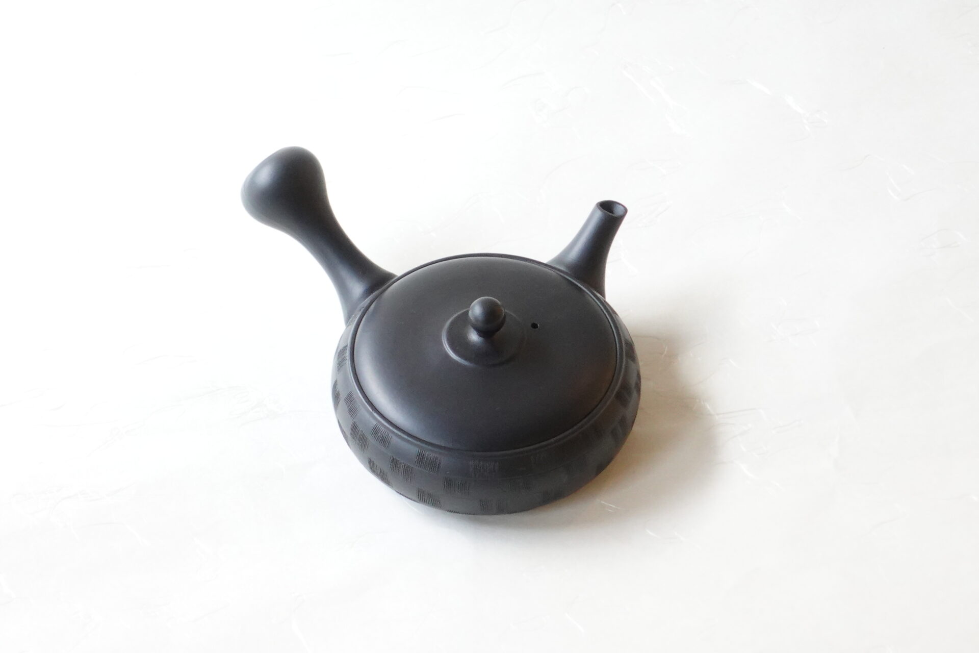 陶器 常滑焼 伝統工芸士 究極 平型急須 鉄分 お茶の味 まろやか 美味しく 引き出す 甘み 旨味 精巧 手づくり 熟練 職人技 洗いやすい 清潔 衛生的 黒泥 シンプル 櫛目 市松 手間 機能的 飽きが来ない 永く使える 逸品 美濃焼 鉄瓶 陶器 漆 漆器 有田焼 金継ぎ 焼き物 食器 陶磁器 伝統工芸品 茶碗 工芸品 九谷焼 南部鉄器 陶芸 陶器市 岐阜 焼き物 磁器 瀬戸物 岐阜県 岐阜市 美殿町６−番地 小林漆陶 漆塗り器 織部焼 小林漆器 箸 金継ぎ お香 食器 茶道具 陶器 美濃焼専門店 お皿 ceramics ih pottery うつわ うつわ屋 お皿屋さん お茶 お茶碗 お箸 かまど この辺に陶器屋さんってあります とうきいち やきもの ガラス工房 ギフト　ギフトショップ マグカップ モダン焼物 レンジできる陶器 切子 南部鉄器 どこ　岐阜市南部鉄器販売店 南部鉄器購入 岐阜県器屋 土鍋 岐阜小洒落たお皿 お椀が出る店 器 塗り物 漆塗り 陶器屋さん 食器屋さん お椀 ひのき 岐阜城周辺茶道具 販売陶器 販売陶器屋さん 陶器店 漆器店 岐阜有名な器屋さん 岐阜県食器売ってるところ 岐阜駅 陶器工芸品店 徳利 売ってる店 急須販売 扇子 抹茶 掛け軸 修復 日本陶瓷 漆器 木の食器 樺細工 江戸切子 食器 漆の器 漆器 うるし 漆器店 漆塗 漆椀 火鉢 灰 美殿町商店街 美濃焼ショップ 岐阜市 湯呑み お店 付近 美濃焼き専門店 美濃焼販売 花瓶 茶器 オンライン輪島塗 なつめ 店近くのガラス屋さん 近くの陶器屋さん 酒器 ガラス 金継ぎ依頼 岐阜鉄器鉄瓶 取扱店 Japanese 陶器 修理 陶器専門店 陶器小売店 岐阜陶器屋 陶器店 陶磁器 陶磁器専門店 陶芸家 おすすめ お店 岐阜食洗機対応 漆椀 Gifu JapanesetablewareJapanesecrafts Japaneseceramics Japanesepottery Handcrafted TraditionalCrafts Japaneseculture Traditionalart Japaneseteautensils TeaCeremony Japaneselacquerware インテリア 一輪挿し 入れ物 陶芸 陶芸皿 陶器いろいろ 陶器店 絵皿 絵柄 オンラインショップ 置物 おひつ オーブントースター 置物スタイリッシュ お皿 オブジェ 置物かわいい お皿陶磁器 お椀陶器 陶器欠損補修 花瓶 貫入 傘立て 陶器花 カップ 花 陶磁器 陶器金継ぎ キャニスター 器 急須 京都 金彩 九州 急須 陶芸食器 コーヒーカップ コップ 小物入れ 皿 ごはん鍋 食洗機 修理 食器 修理金継ぎ 陶器販売 瀬戸物 染付 タンブラー 耐熱陶器 茶碗 近くの陶器店 通販 土物 通販 手作り陶器 陶磁器 鍋