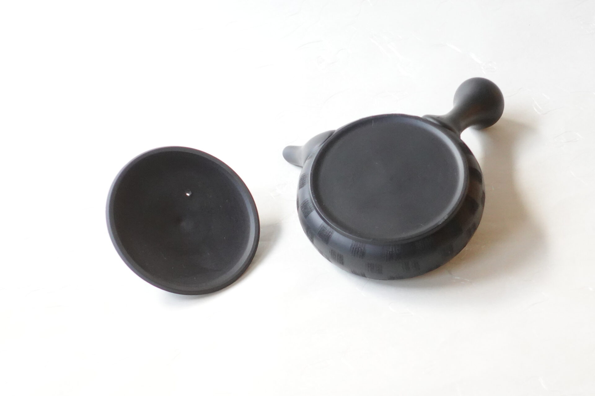 陶器 常滑焼 伝統工芸士 究極 平型急須 鉄分 お茶の味 まろやか 美味しく 引き出す 甘み 旨味 精巧 手づくり 熟練 職人技 洗いやすい 清潔 衛生的 黒泥 シンプル 櫛目 市松 手間 機能的 飽きが来ない 永く使える 逸品 美濃焼 鉄瓶 陶器 漆 漆器 有田焼 金継ぎ 焼き物 食器 陶磁器 伝統工芸品 茶碗 工芸品 九谷焼 南部鉄器 陶芸 陶器市 岐阜 焼き物 磁器 瀬戸物 岐阜県 岐阜市 美殿町６−番地 小林漆陶 漆塗り器 織部焼 小林漆器 箸 金継ぎ お香 食器 茶道具 陶器 美濃焼専門店 お皿 ceramics ih pottery うつわ うつわ屋 お皿屋さん お茶 お茶碗 お箸 かまど この辺に陶器屋さんってあります とうきいち やきもの ガラス工房 ギフト　ギフトショップ マグカップ モダン焼物 レンジできる陶器 切子 南部鉄器 どこ　岐阜市南部鉄器販売店 南部鉄器購入 岐阜県器屋 土鍋 岐阜小洒落たお皿 お椀が出る店 器 塗り物 漆塗り 陶器屋さん 食器屋さん お椀 ひのき 岐阜城周辺茶道具 販売陶器 販売陶器屋さん 陶器店 漆器店 岐阜有名な器屋さん 岐阜県食器売ってるところ 岐阜駅 陶器工芸品店 徳利 売ってる店 急須販売 扇子 抹茶 掛け軸 修復 日本陶瓷 漆器 木の食器 樺細工 江戸切子 食器 漆の器 漆器 うるし 漆器店 漆塗 漆椀 火鉢 灰 美殿町商店街 美濃焼ショップ 岐阜市 湯呑み お店 付近 美濃焼き専門店 美濃焼販売 花瓶 茶器 オンライン輪島塗 なつめ 店近くのガラス屋さん 近くの陶器屋さん 酒器 ガラス 金継ぎ依頼 岐阜鉄器鉄瓶 取扱店 Japanese 陶器 修理 陶器専門店 陶器小売店 岐阜陶器屋 陶器店 陶磁器 陶磁器専門店 陶芸家 おすすめ お店 岐阜食洗機対応 漆椀 Gifu JapanesetablewareJapanesecrafts Japaneseceramics Japanesepottery Handcrafted TraditionalCrafts Japaneseculture Traditionalart Japaneseteautensils TeaCeremony Japaneselacquerware インテリア 一輪挿し 入れ物 陶芸 陶芸皿 陶器いろいろ 陶器店 絵皿 絵柄 オンラインショップ 置物 おひつ オーブントースター 置物スタイリッシュ お皿 オブジェ 置物かわいい お皿陶磁器 お椀陶器 陶器欠損補修 花瓶 貫入 傘立て 陶器花 カップ 花 陶磁器 陶器金継ぎ キャニスター 器 急須 京都 金彩 九州 急須 陶芸食器 コーヒーカップ コップ 小物入れ 皿 ごはん鍋 食洗機 修理 食器 修理金継ぎ 陶器販売 瀬戸物 染付 タンブラー 耐熱陶器 茶碗 近くの陶器店 通販 土物 通販 手作り陶器 陶磁器 鍋