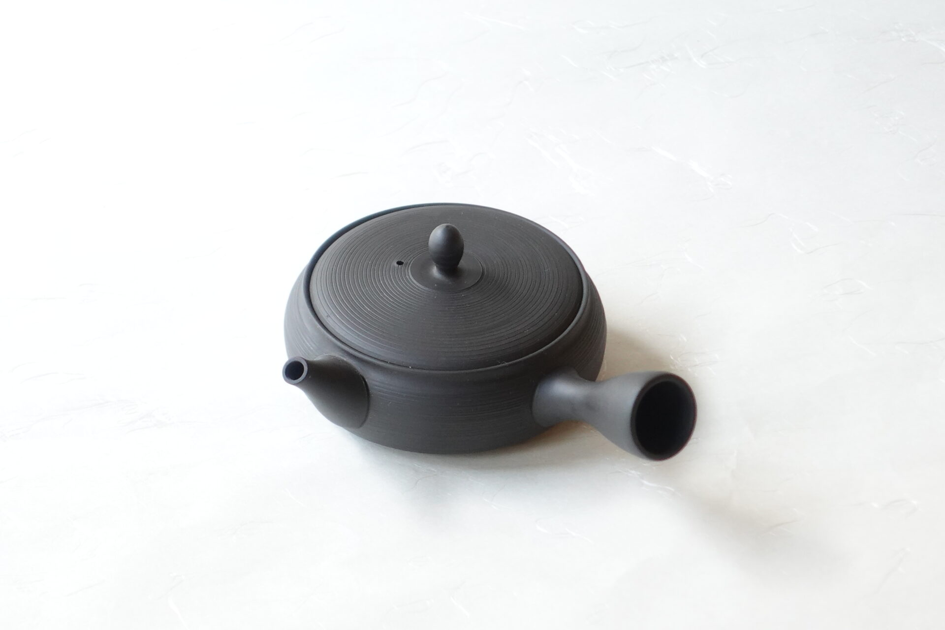 陶器 常滑焼 伝統工芸士 平型急須 お茶の味 まろやか お茶の味を引き出す よりおいしく お茶の味を引き出す 甘み 旨味 手づくり 熟練 職人技 洗いやすい 清潔 衛生的 ろくろ目 手間 液だれしにくい 丸み やわらかい 機能的 飽きが来ない 永く使える 逸品 美濃焼 鉄瓶 陶器 漆 漆器 有田焼 金継ぎ 焼き物 食器 陶磁器 伝統工芸品 茶碗 工芸品 九谷焼 南部鉄器 陶芸 陶器市 岐阜 焼き物 磁器 瀬戸物 岐阜県 岐阜市 美殿町６−番地 小林漆陶 漆塗り器 織部焼 小林漆器 箸 金継ぎ お香 食器 茶道具 陶器 美濃焼専門店 お皿 ceramics ih pottery うつわ うつわ屋 お皿屋さん お茶 お茶碗 お箸 かまど この辺に陶器屋さんってあります とうきいち やきもの ガラス工房 ギフト　ギフトショップ マグカップ モダン焼物 レンジできる陶器 切子 南部鉄器 どこ　岐阜市南部鉄器販売店 南部鉄器購入 岐阜県器屋 土鍋 岐阜小洒落たお皿 お椀が出る店 器 塗り物 漆塗り 陶器屋さん 食器屋さん お椀 ひのき 岐阜城周辺茶道具 販売陶器 販売陶器屋さん 陶器店 漆器店 岐阜有名な器屋さん 岐阜県食器売ってるところ 岐阜駅 陶器工芸品店 徳利 売ってる店 急須販売 扇子 抹茶 掛け軸 修復 日本陶瓷 漆器 木の食器 樺細工 江戸切子 食器 漆の器 漆器 うるし 漆器店 漆塗 漆椀 火鉢 灰 美殿町商店街 美濃焼ショップ 岐阜市 湯呑み お店 付近 美濃焼き専門店 美濃焼販売 花瓶 茶器 オンライン輪島塗 なつめ 店近くのガラス屋さん 近くの陶器屋さん 酒器 ガラス 金継ぎ依頼 岐阜鉄器鉄瓶 取扱店 Japanese 陶器 修理 陶器専門店 陶器小売店 岐阜陶器屋 陶器店 陶磁器 陶磁器専門店 陶芸家 おすすめ お店 岐阜食洗機対応 漆椀 Gifu JapanesetablewareJapanesecrafts Japaneseceramics Japanesepottery Handcrafted TraditionalCrafts Japaneseculture Traditionalart Japaneseteautensils TeaCeremony Japaneselacquerware インテリア 一輪挿し 入れ物 陶芸 陶芸皿 陶器いろいろ 陶器店 絵皿 絵柄 オンラインショップ 置物 おひつ オーブントースター 置物スタイリッシュ お皿 オブジェ 置物かわいい お皿陶磁器 お椀陶器 陶器欠損補修 花瓶 貫入 傘立て 陶器花 カップ 花 陶磁器 陶器金継ぎ キャニスター 器 急須 京都 金彩 九州 急須 陶芸食器 コーヒーカップ コップ 小物入れ 皿 ごはん鍋 食洗機 修理 食器 修理金継ぎ 陶器販売 瀬戸物 染付 タンブラー 耐熱陶器 茶碗 近くの陶器店 通販 土物 通販 手作り陶器 陶磁器 鍋