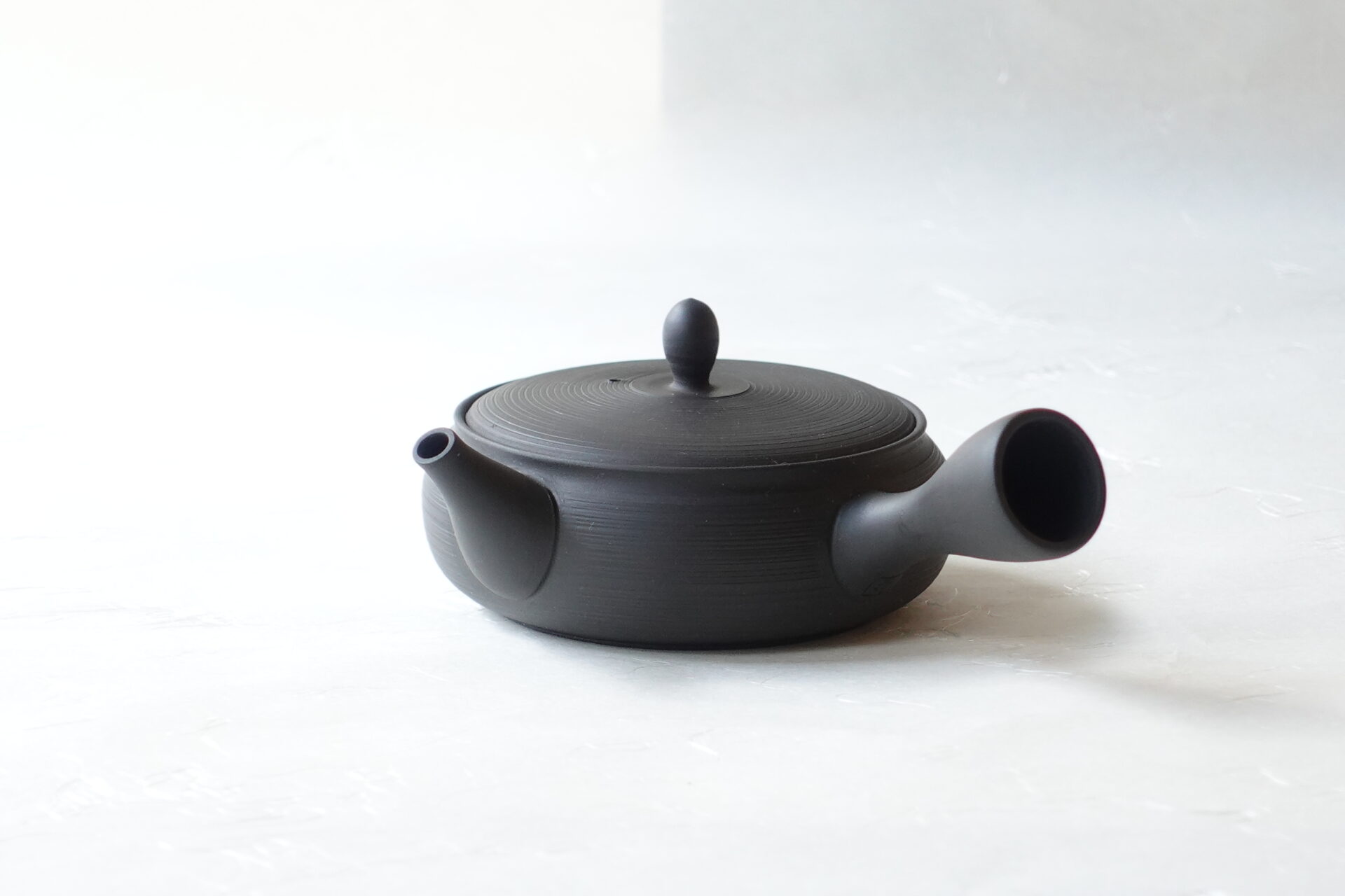 陶器 常滑焼 伝統工芸士 平型急須 お茶の味 まろやか お茶の味を引き出す よりおいしく お茶の味を引き出す 甘み 旨味 手づくり 熟練 職人技 洗いやすい 清潔 衛生的 ろくろ目 手間 液だれしにくい 丸み やわらかい 機能的 飽きが来ない 永く使える 逸品 美濃焼 鉄瓶 陶器 漆 漆器 有田焼 金継ぎ 焼き物 食器 陶磁器 伝統工芸品 茶碗 工芸品 九谷焼 南部鉄器 陶芸 陶器市 岐阜 焼き物 磁器 瀬戸物 岐阜県 岐阜市 美殿町６−番地 小林漆陶 漆塗り器 織部焼 小林漆器 箸 金継ぎ お香 食器 茶道具 陶器 美濃焼専門店 お皿 ceramics ih pottery うつわ うつわ屋 お皿屋さん お茶 お茶碗 お箸 かまど この辺に陶器屋さんってあります とうきいち やきもの ガラス工房 ギフト　ギフトショップ マグカップ モダン焼物 レンジできる陶器 切子 南部鉄器 どこ　岐阜市南部鉄器販売店 南部鉄器購入 岐阜県器屋 土鍋 岐阜小洒落たお皿 お椀が出る店 器 塗り物 漆塗り 陶器屋さん 食器屋さん お椀 ひのき 岐阜城周辺茶道具 販売陶器 販売陶器屋さん 陶器店 漆器店 岐阜有名な器屋さん 岐阜県食器売ってるところ 岐阜駅 陶器工芸品店 徳利 売ってる店 急須販売 扇子 抹茶 掛け軸 修復 日本陶瓷 漆器 木の食器 樺細工 江戸切子 食器 漆の器 漆器 うるし 漆器店 漆塗 漆椀 火鉢 灰 美殿町商店街 美濃焼ショップ 岐阜市 湯呑み お店 付近 美濃焼き専門店 美濃焼販売 花瓶 茶器 オンライン輪島塗 なつめ 店近くのガラス屋さん 近くの陶器屋さん 酒器 ガラス 金継ぎ依頼 岐阜鉄器鉄瓶 取扱店 Japanese 陶器 修理 陶器専門店 陶器小売店 岐阜陶器屋 陶器店 陶磁器 陶磁器専門店 陶芸家 おすすめ お店 岐阜食洗機対応 漆椀 Gifu JapanesetablewareJapanesecrafts Japaneseceramics Japanesepottery Handcrafted TraditionalCrafts Japaneseculture Traditionalart Japaneseteautensils TeaCeremony Japaneselacquerware インテリア 一輪挿し 入れ物 陶芸 陶芸皿 陶器いろいろ 陶器店 絵皿 絵柄 オンラインショップ 置物 おひつ オーブントースター 置物スタイリッシュ お皿 オブジェ 置物かわいい お皿陶磁器 お椀陶器 陶器欠損補修 花瓶 貫入 傘立て 陶器花 カップ 花 陶磁器 陶器金継ぎ キャニスター 器 急須 京都 金彩 九州 急須 陶芸食器 コーヒーカップ コップ 小物入れ 皿 ごはん鍋 食洗機 修理 食器 修理金継ぎ 陶器販売 瀬戸物 染付 タンブラー 耐熱陶器 茶碗 近くの陶器店 通販 土物 通販 手作り陶器 陶磁器 鍋