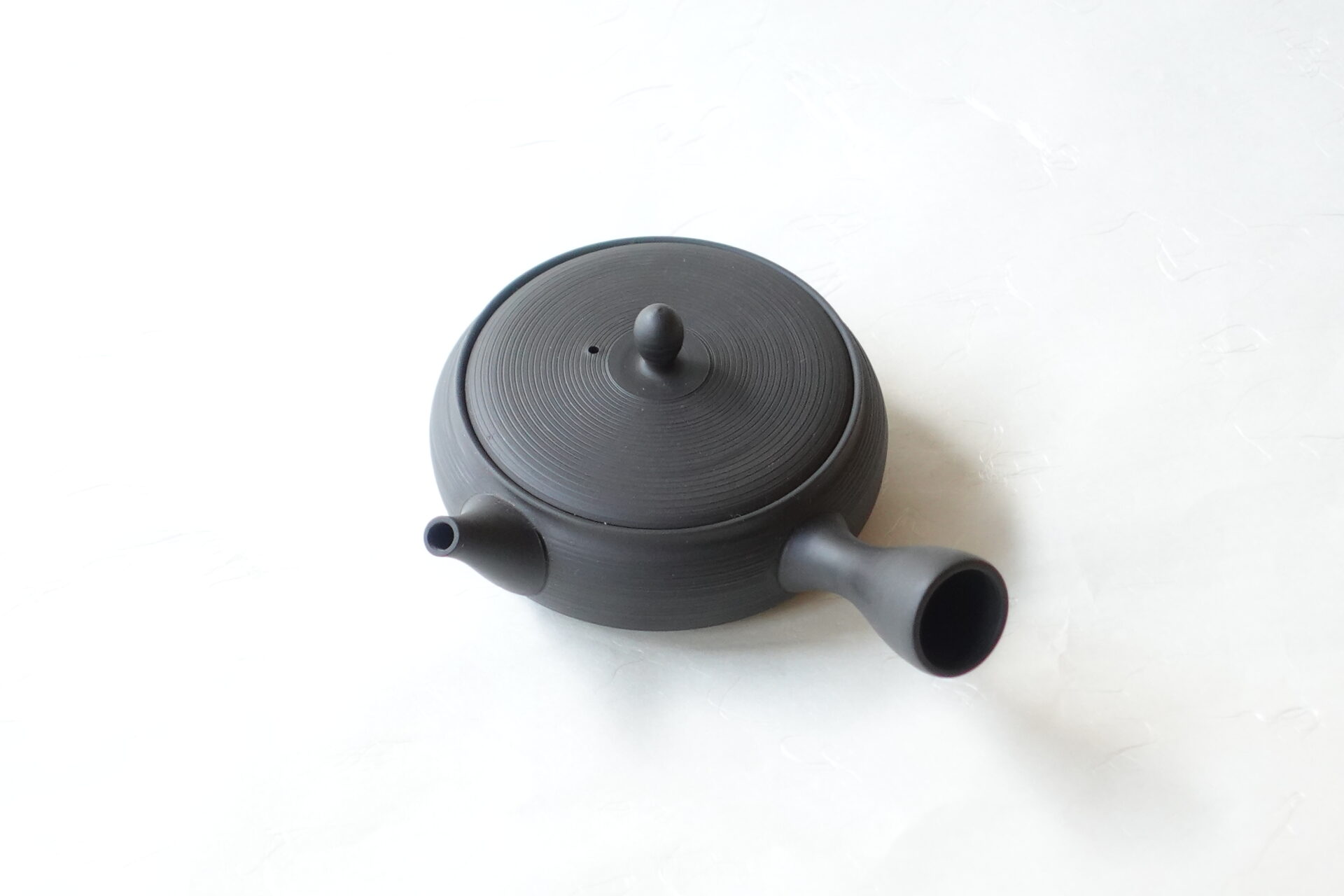 陶器 常滑焼 伝統工芸士 平型急須 お茶の味 まろやか お茶の味を引き出す よりおいしく お茶の味を引き出す 甘み 旨味 手づくり 熟練 職人技 洗いやすい 清潔 衛生的 ろくろ目 手間 液だれしにくい 丸み やわらかい 機能的 飽きが来ない 永く使える 逸品 美濃焼 鉄瓶 陶器 漆 漆器 有田焼 金継ぎ 焼き物 食器 陶磁器 伝統工芸品 茶碗 工芸品 九谷焼 南部鉄器 陶芸 陶器市 岐阜 焼き物 磁器 瀬戸物 岐阜県 岐阜市 美殿町６−番地 小林漆陶 漆塗り器 織部焼 小林漆器 箸 金継ぎ お香 食器 茶道具 陶器 美濃焼専門店 お皿 ceramics ih pottery うつわ うつわ屋 お皿屋さん お茶 お茶碗 お箸 かまど この辺に陶器屋さんってあります とうきいち やきもの ガラス工房 ギフト　ギフトショップ マグカップ モダン焼物 レンジできる陶器 切子 南部鉄器 どこ　岐阜市南部鉄器販売店 南部鉄器購入 岐阜県器屋 土鍋 岐阜小洒落たお皿 お椀が出る店 器 塗り物 漆塗り 陶器屋さん 食器屋さん お椀 ひのき 岐阜城周辺茶道具 販売陶器 販売陶器屋さん 陶器店 漆器店 岐阜有名な器屋さん 岐阜県食器売ってるところ 岐阜駅 陶器工芸品店 徳利 売ってる店 急須販売 扇子 抹茶 掛け軸 修復 日本陶瓷 漆器 木の食器 樺細工 江戸切子 食器 漆の器 漆器 うるし 漆器店 漆塗 漆椀 火鉢 灰 美殿町商店街 美濃焼ショップ 岐阜市 湯呑み お店 付近 美濃焼き専門店 美濃焼販売 花瓶 茶器 オンライン輪島塗 なつめ 店近くのガラス屋さん 近くの陶器屋さん 酒器 ガラス 金継ぎ依頼 岐阜鉄器鉄瓶 取扱店 Japanese 陶器 修理 陶器専門店 陶器小売店 岐阜陶器屋 陶器店 陶磁器 陶磁器専門店 陶芸家 おすすめ お店 岐阜食洗機対応 漆椀 Gifu JapanesetablewareJapanesecrafts Japaneseceramics Japanesepottery Handcrafted TraditionalCrafts Japaneseculture Traditionalart Japaneseteautensils TeaCeremony Japaneselacquerware インテリア 一輪挿し 入れ物 陶芸 陶芸皿 陶器いろいろ 陶器店 絵皿 絵柄 オンラインショップ 置物 おひつ オーブントースター 置物スタイリッシュ お皿 オブジェ 置物かわいい お皿陶磁器 お椀陶器 陶器欠損補修 花瓶 貫入 傘立て 陶器花 カップ 花 陶磁器 陶器金継ぎ キャニスター 器 急須 京都 金彩 九州 急須 陶芸食器 コーヒーカップ コップ 小物入れ 皿 ごはん鍋 食洗機 修理 食器 修理金継ぎ 陶器販売 瀬戸物 染付 タンブラー 耐熱陶器 茶碗 近くの陶器店 通販 土物 通販 手作り陶器 陶磁器 鍋