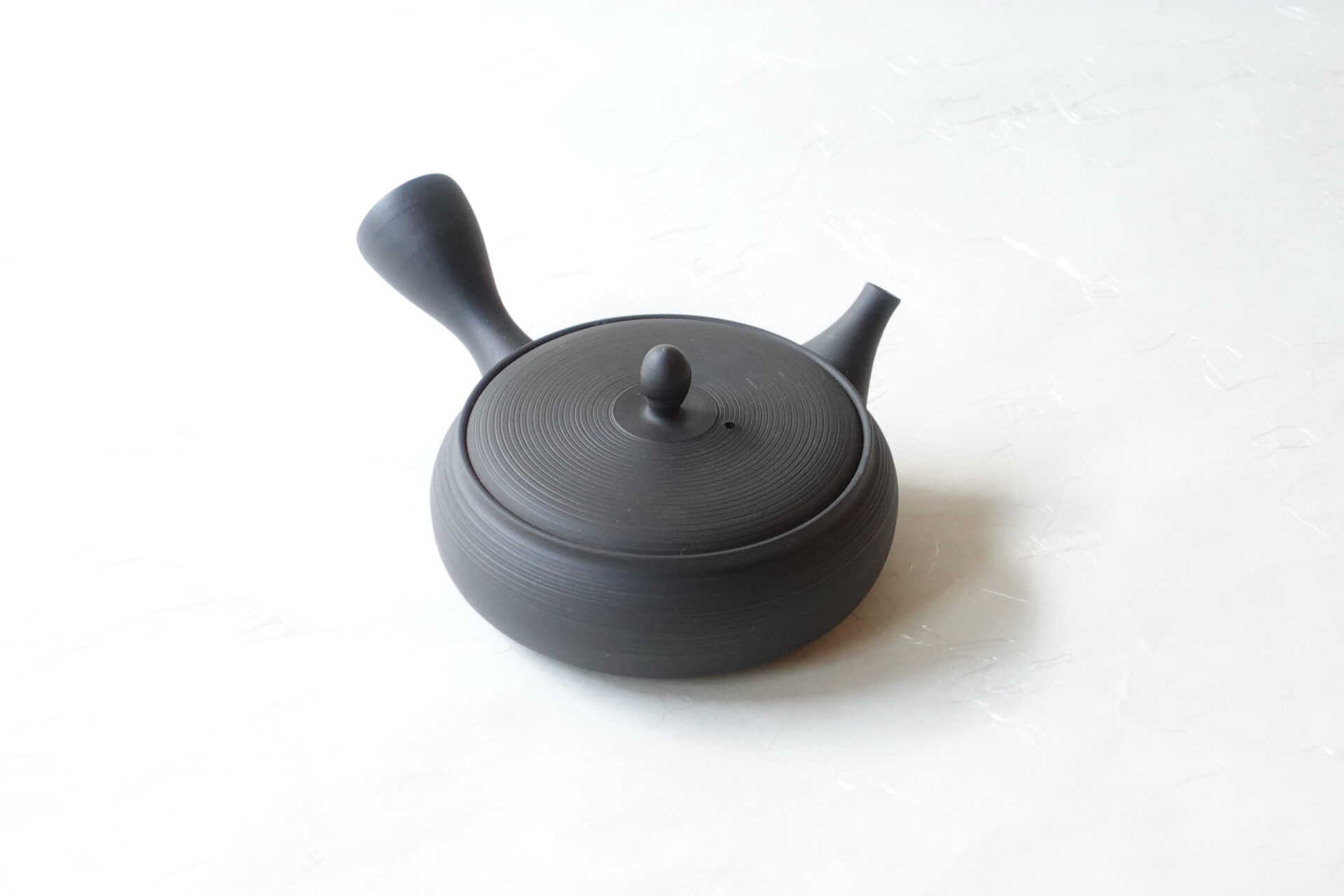 陶器 常滑焼 伝統工芸士 平型急須 お茶の味 まろやか お茶の味を引き出す よりおいしく お茶の味を引き出す 甘み 旨味 手づくり 熟練 職人技 洗いやすい 清潔 衛生的 ろくろ目 手間 液だれしにくい 丸み やわらかい 機能的 飽きが来ない 永く使える 逸品 美濃焼 鉄瓶 陶器 漆 漆器 有田焼 金継ぎ 焼き物 食器 陶磁器 伝統工芸品 茶碗 工芸品 九谷焼 南部鉄器 陶芸 陶器市 岐阜 焼き物 磁器 瀬戸物 岐阜県 岐阜市 美殿町６−番地 小林漆陶 漆塗り器 織部焼 小林漆器 箸 金継ぎ お香 食器 茶道具 陶器 美濃焼専門店 お皿 ceramics ih pottery うつわ うつわ屋 お皿屋さん お茶 お茶碗 お箸 かまど この辺に陶器屋さんってあります とうきいち やきもの ガラス工房 ギフト　ギフトショップ マグカップ モダン焼物 レンジできる陶器 切子 南部鉄器 どこ　岐阜市南部鉄器販売店 南部鉄器購入 岐阜県器屋 土鍋 岐阜小洒落たお皿 お椀が出る店 器 塗り物 漆塗り 陶器屋さん 食器屋さん お椀 ひのき 岐阜城周辺茶道具 販売陶器 販売陶器屋さん 陶器店 漆器店 岐阜有名な器屋さん 岐阜県食器売ってるところ 岐阜駅 陶器工芸品店 徳利 売ってる店 急須販売 扇子 抹茶 掛け軸 修復 日本陶瓷 漆器 木の食器 樺細工 江戸切子 食器 漆の器 漆器 うるし 漆器店 漆塗 漆椀 火鉢 灰 美殿町商店街 美濃焼ショップ 岐阜市 湯呑み お店 付近 美濃焼き専門店 美濃焼販売 花瓶 茶器 オンライン輪島塗 なつめ 店近くのガラス屋さん 近くの陶器屋さん 酒器 ガラス 金継ぎ依頼 岐阜鉄器鉄瓶 取扱店 Japanese 陶器 修理 陶器専門店 陶器小売店 岐阜陶器屋 陶器店 陶磁器 陶磁器専門店 陶芸家 おすすめ お店 岐阜食洗機対応 漆椀 Gifu JapanesetablewareJapanesecrafts Japaneseceramics Japanesepottery Handcrafted TraditionalCrafts Japaneseculture Traditionalart Japaneseteautensils TeaCeremony Japaneselacquerware インテリア 一輪挿し 入れ物 陶芸 陶芸皿 陶器いろいろ 陶器店 絵皿 絵柄 オンラインショップ 置物 おひつ オーブントースター 置物スタイリッシュ お皿 オブジェ 置物かわいい お皿陶磁器 お椀陶器 陶器欠損補修 花瓶 貫入 傘立て 陶器花 カップ 花 陶磁器 陶器金継ぎ キャニスター 器 急須 京都 金彩 九州 急須 陶芸食器 コーヒーカップ コップ 小物入れ 皿 ごはん鍋 食洗機 修理 食器 修理金継ぎ 陶器販売 瀬戸物 染付 タンブラー 耐熱陶器 茶碗 近くの陶器店 通販 土物 通販 手作り陶器 陶磁器 鍋