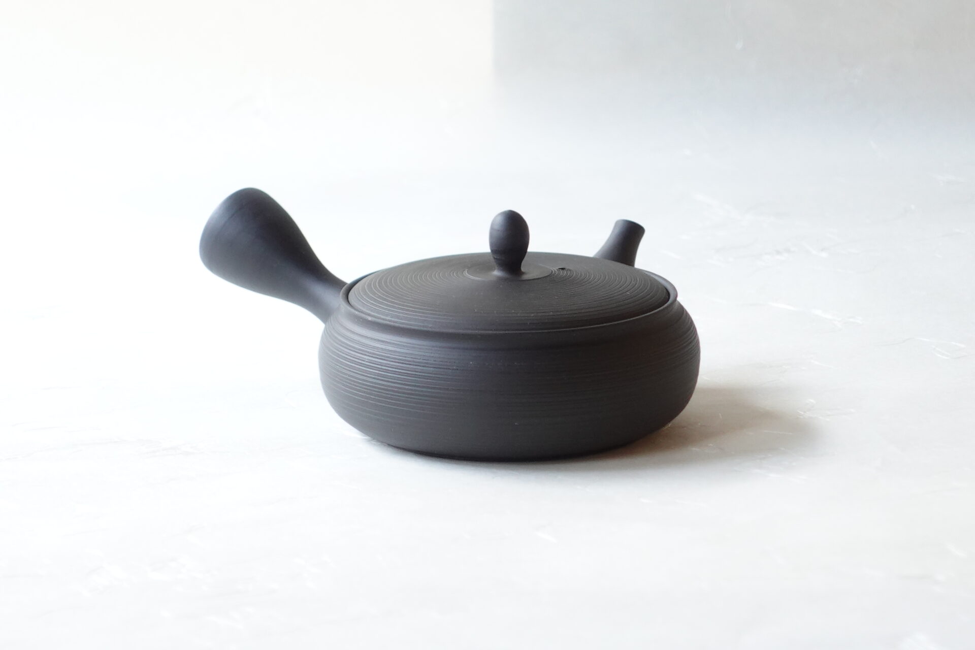 陶器 常滑焼 伝統工芸士 平型急須 お茶の味 まろやか お茶の味を引き出す よりおいしく お茶の味を引き出す 甘み 旨味 手づくり 熟練 職人技 洗いやすい 清潔 衛生的 ろくろ目 手間 液だれしにくい 丸み やわらかい 機能的 飽きが来ない 永く使える 逸品 美濃焼 鉄瓶 陶器 漆 漆器 有田焼 金継ぎ 焼き物 食器 陶磁器 伝統工芸品 茶碗 工芸品 九谷焼 南部鉄器 陶芸 陶器市 岐阜 焼き物 磁器 瀬戸物 岐阜県 岐阜市 美殿町６−番地 小林漆陶 漆塗り器 織部焼 小林漆器 箸 金継ぎ お香 食器 茶道具 陶器 美濃焼専門店 お皿 ceramics ih pottery うつわ うつわ屋 お皿屋さん お茶 お茶碗 お箸 かまど この辺に陶器屋さんってあります とうきいち やきもの ガラス工房 ギフト　ギフトショップ マグカップ モダン焼物 レンジできる陶器 切子 南部鉄器 どこ　岐阜市南部鉄器販売店 南部鉄器購入 岐阜県器屋 土鍋 岐阜小洒落たお皿 お椀が出る店 器 塗り物 漆塗り 陶器屋さん 食器屋さん お椀 ひのき 岐阜城周辺茶道具 販売陶器 販売陶器屋さん 陶器店 漆器店 岐阜有名な器屋さん 岐阜県食器売ってるところ 岐阜駅 陶器工芸品店 徳利 売ってる店 急須販売 扇子 抹茶 掛け軸 修復 日本陶瓷 漆器 木の食器 樺細工 江戸切子 食器 漆の器 漆器 うるし 漆器店 漆塗 漆椀 火鉢 灰 美殿町商店街 美濃焼ショップ 岐阜市 湯呑み お店 付近 美濃焼き専門店 美濃焼販売 花瓶 茶器 オンライン輪島塗 なつめ 店近くのガラス屋さん 近くの陶器屋さん 酒器 ガラス 金継ぎ依頼 岐阜鉄器鉄瓶 取扱店 Japanese 陶器 修理 陶器専門店 陶器小売店 岐阜陶器屋 陶器店 陶磁器 陶磁器専門店 陶芸家 おすすめ お店 岐阜食洗機対応 漆椀 Gifu JapanesetablewareJapanesecrafts Japaneseceramics Japanesepottery Handcrafted TraditionalCrafts Japaneseculture Traditionalart Japaneseteautensils TeaCeremony Japaneselacquerware インテリア 一輪挿し 入れ物 陶芸 陶芸皿 陶器いろいろ 陶器店 絵皿 絵柄 オンラインショップ 置物 おひつ オーブントースター 置物スタイリッシュ お皿 オブジェ 置物かわいい お皿陶磁器 お椀陶器 陶器欠損補修 花瓶 貫入 傘立て 陶器花 カップ 花 陶磁器 陶器金継ぎ キャニスター 器 急須 京都 金彩 九州 急須 陶芸食器 コーヒーカップ コップ 小物入れ 皿 ごはん鍋 食洗機 修理 食器 修理金継ぎ 陶器販売 瀬戸物 染付 タンブラー 耐熱陶器 茶碗 近くの陶器店 通販 土物 通販 手作り陶器 陶磁器 鍋