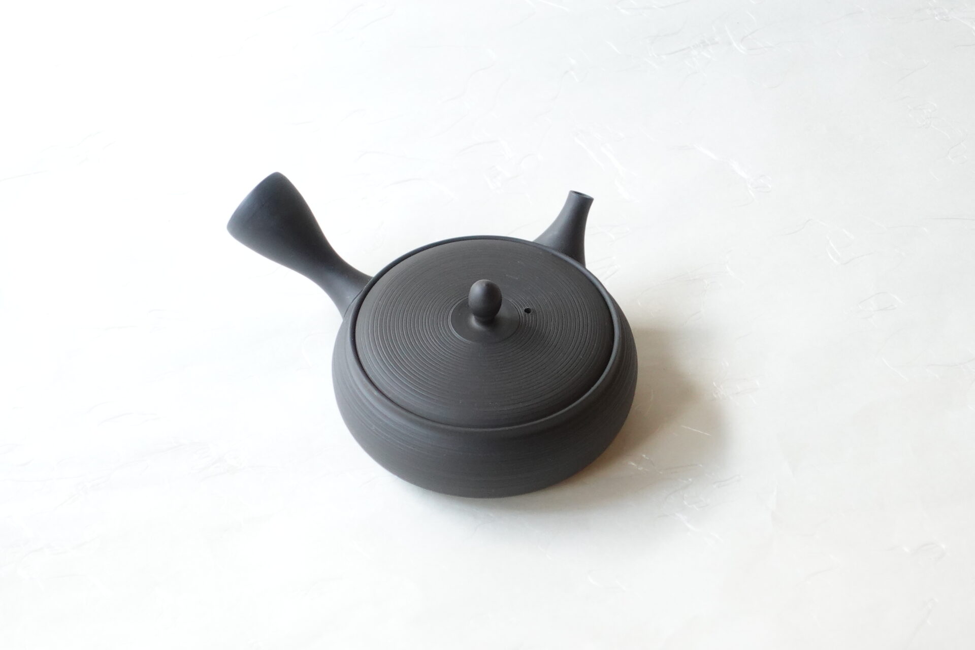 陶器 常滑焼 伝統工芸士 平型急須 お茶の味 まろやか お茶の味を引き出す よりおいしく お茶の味を引き出す 甘み 旨味 手づくり 熟練 職人技 洗いやすい 清潔 衛生的 ろくろ目 手間 液だれしにくい 丸み やわらかい 機能的 飽きが来ない 永く使える 逸品 美濃焼 鉄瓶 陶器 漆 漆器 有田焼 金継ぎ 焼き物 食器 陶磁器 伝統工芸品 茶碗 工芸品 九谷焼 南部鉄器 陶芸 陶器市 岐阜 焼き物 磁器 瀬戸物 岐阜県 岐阜市 美殿町６−番地 小林漆陶 漆塗り器 織部焼 小林漆器 箸 金継ぎ お香 食器 茶道具 陶器 美濃焼専門店 お皿 ceramics ih pottery うつわ うつわ屋 お皿屋さん お茶 お茶碗 お箸 かまど この辺に陶器屋さんってあります とうきいち やきもの ガラス工房 ギフト　ギフトショップ マグカップ モダン焼物 レンジできる陶器 切子 南部鉄器 どこ　岐阜市南部鉄器販売店 南部鉄器購入 岐阜県器屋 土鍋 岐阜小洒落たお皿 お椀が出る店 器 塗り物 漆塗り 陶器屋さん 食器屋さん お椀 ひのき 岐阜城周辺茶道具 販売陶器 販売陶器屋さん 陶器店 漆器店 岐阜有名な器屋さん 岐阜県食器売ってるところ 岐阜駅 陶器工芸品店 徳利 売ってる店 急須販売 扇子 抹茶 掛け軸 修復 日本陶瓷 漆器 木の食器 樺細工 江戸切子 食器 漆の器 漆器 うるし 漆器店 漆塗 漆椀 火鉢 灰 美殿町商店街 美濃焼ショップ 岐阜市 湯呑み お店 付近 美濃焼き専門店 美濃焼販売 花瓶 茶器 オンライン輪島塗 なつめ 店近くのガラス屋さん 近くの陶器屋さん 酒器 ガラス 金継ぎ依頼 岐阜鉄器鉄瓶 取扱店 Japanese 陶器 修理 陶器専門店 陶器小売店 岐阜陶器屋 陶器店 陶磁器 陶磁器専門店 陶芸家 おすすめ お店 岐阜食洗機対応 漆椀 Gifu JapanesetablewareJapanesecrafts Japaneseceramics Japanesepottery Handcrafted TraditionalCrafts Japaneseculture Traditionalart Japaneseteautensils TeaCeremony Japaneselacquerware インテリア 一輪挿し 入れ物 陶芸 陶芸皿 陶器いろいろ 陶器店 絵皿 絵柄 オンラインショップ 置物 おひつ オーブントースター 置物スタイリッシュ お皿 オブジェ 置物かわいい お皿陶磁器 お椀陶器 陶器欠損補修 花瓶 貫入 傘立て 陶器花 カップ 花 陶磁器 陶器金継ぎ キャニスター 器 急須 京都 金彩 九州 急須 陶芸食器 コーヒーカップ コップ 小物入れ 皿 ごはん鍋 食洗機 修理 食器 修理金継ぎ 陶器販売 瀬戸物 染付 タンブラー 耐熱陶器 茶碗 近くの陶器店 通販 土物 通販 手作り陶器 陶磁器 鍋