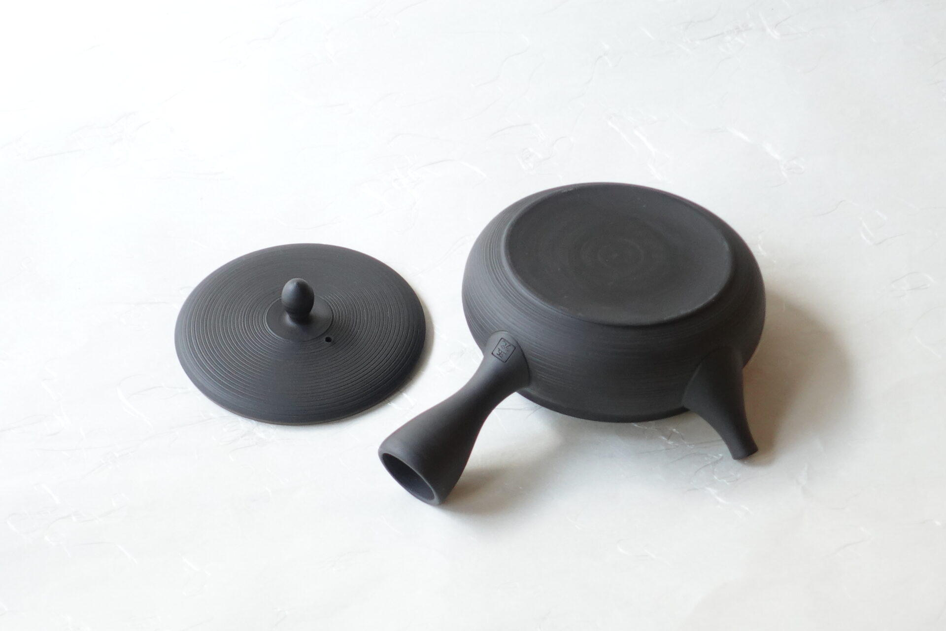 陶器 常滑焼 伝統工芸士 平型急須 お茶の味 まろやか お茶の味を引き出す よりおいしく お茶の味を引き出す 甘み 旨味 手づくり 熟練 職人技 洗いやすい 清潔 衛生的 ろくろ目 手間 液だれしにくい 丸み やわらかい 機能的 飽きが来ない 永く使える 逸品 美濃焼 鉄瓶 陶器 漆 漆器 有田焼 金継ぎ 焼き物 食器 陶磁器 伝統工芸品 茶碗 工芸品 九谷焼 南部鉄器 陶芸 陶器市 岐阜 焼き物 磁器 瀬戸物 岐阜県 岐阜市 美殿町６−番地 小林漆陶 漆塗り器 織部焼 小林漆器 箸 金継ぎ お香 食器 茶道具 陶器 美濃焼専門店 お皿 ceramics ih pottery うつわ うつわ屋 お皿屋さん お茶 お茶碗 お箸 かまど この辺に陶器屋さんってあります とうきいち やきもの ガラス工房 ギフト　ギフトショップ マグカップ モダン焼物 レンジできる陶器 切子 南部鉄器 どこ　岐阜市南部鉄器販売店 南部鉄器購入 岐阜県器屋 土鍋 岐阜小洒落たお皿 お椀が出る店 器 塗り物 漆塗り 陶器屋さん 食器屋さん お椀 ひのき 岐阜城周辺茶道具 販売陶器 販売陶器屋さん 陶器店 漆器店 岐阜有名な器屋さん 岐阜県食器売ってるところ 岐阜駅 陶器工芸品店 徳利 売ってる店 急須販売 扇子 抹茶 掛け軸 修復 日本陶瓷 漆器 木の食器 樺細工 江戸切子 食器 漆の器 漆器 うるし 漆器店 漆塗 漆椀 火鉢 灰 美殿町商店街 美濃焼ショップ 岐阜市 湯呑み お店 付近 美濃焼き専門店 美濃焼販売 花瓶 茶器 オンライン輪島塗 なつめ 店近くのガラス屋さん 近くの陶器屋さん 酒器 ガラス 金継ぎ依頼 岐阜鉄器鉄瓶 取扱店 Japanese 陶器 修理 陶器専門店 陶器小売店 岐阜陶器屋 陶器店 陶磁器 陶磁器専門店 陶芸家 おすすめ お店 岐阜食洗機対応 漆椀 Gifu JapanesetablewareJapanesecrafts Japaneseceramics Japanesepottery Handcrafted TraditionalCrafts Japaneseculture Traditionalart Japaneseteautensils TeaCeremony Japaneselacquerware インテリア 一輪挿し 入れ物 陶芸 陶芸皿 陶器いろいろ 陶器店 絵皿 絵柄 オンラインショップ 置物 おひつ オーブントースター 置物スタイリッシュ お皿 オブジェ 置物かわいい お皿陶磁器 お椀陶器 陶器欠損補修 花瓶 貫入 傘立て 陶器花 カップ 花 陶磁器 陶器金継ぎ キャニスター 器 急須 京都 金彩 九州 急須 陶芸食器 コーヒーカップ コップ 小物入れ 皿 ごはん鍋 食洗機 修理 食器 修理金継ぎ 陶器販売 瀬戸物 染付 タンブラー 耐熱陶器 茶碗 近くの陶器店 通販 土物 通販 手作り陶器 陶磁器 鍋