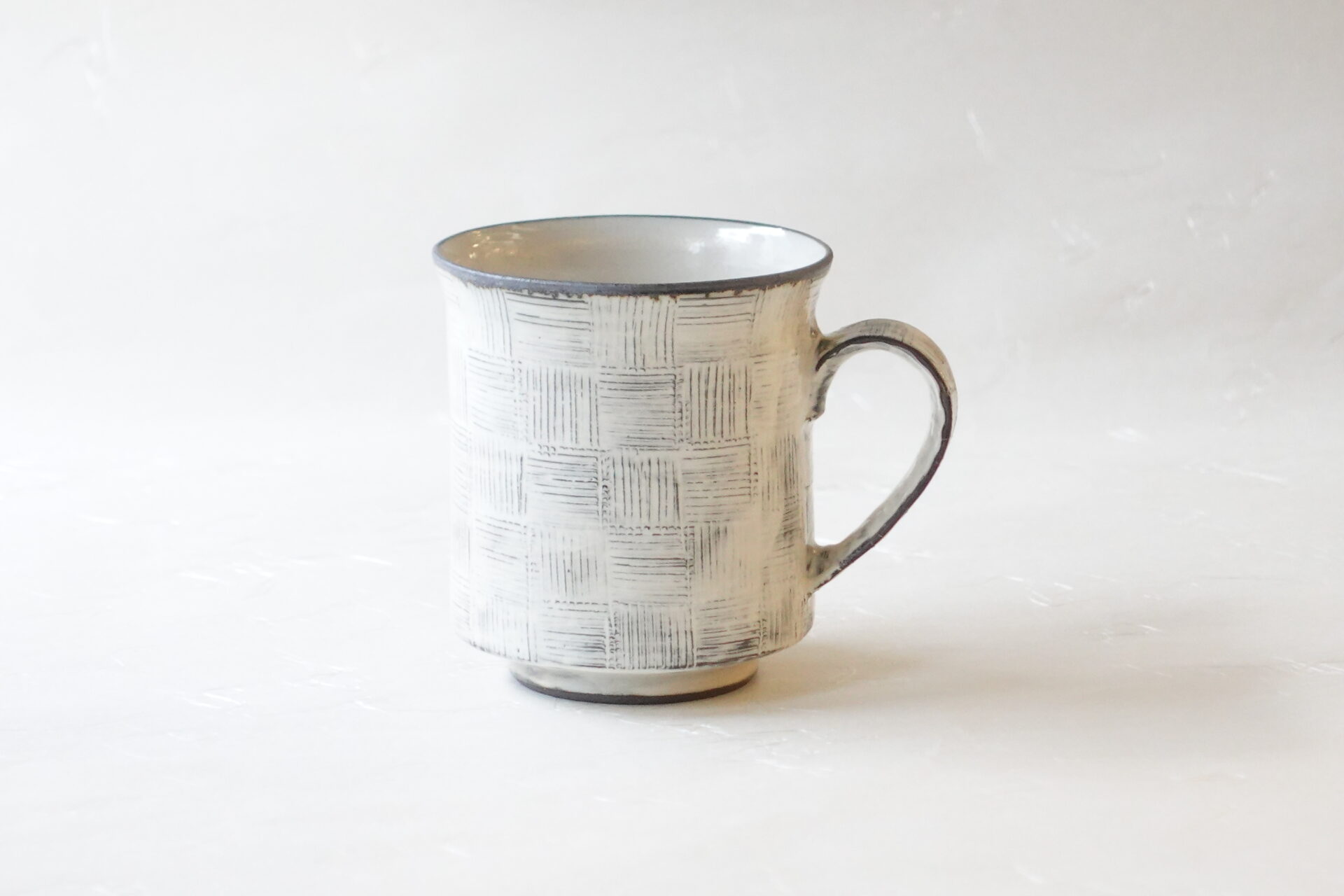 陶器 清水焼 手づくり マグカップ 黒土 櫛目 市松 手作業 多くの手間 高い技術 軽量 扱いやすい 持ちやすい 口当たりがよい 飲みやすい シンプル 洒落た 美濃焼 鉄瓶 陶器 漆 漆器 有田焼 金継ぎ 焼き物 食器 陶磁器 伝統工芸品 茶碗 工芸品 九谷焼 南部鉄器 陶芸 陶器市 岐阜 焼き物 磁器 瀬戸物 岐阜県 岐阜市 美殿町６−番地 小林漆陶 漆塗り器 織部焼 小林漆器 箸 金継ぎ お香 食器 茶道具 陶器 美濃焼専門店 お皿 ceramics ih pottery うつわ うつわ屋 お皿屋さん お茶 お茶碗 お箸 かまど この辺に陶器屋さんってあります とうきいち やきもの ガラス工房 ギフト　ギフトショップ マグカップ モダン焼物 レンジできる陶器 切子 南部鉄器 どこ　岐阜市南部鉄器販売店 南部鉄器購入 岐阜県器屋 土鍋 岐阜小洒落たお皿 お椀が出る店 器 塗り物 漆塗り 陶器屋さん 食器屋さん お椀 ひのき 岐阜城周辺茶道具 販売陶器 販売陶器屋さん 陶器店 漆器店 岐阜有名な器屋さん 岐阜県食器売ってるところ 岐阜駅 陶器工芸品店 徳利 売ってる店 急須販売 扇子 抹茶 掛け軸 修復 日本陶瓷 漆器 木の食器 樺細工 江戸切子 食器 漆の器 漆器 うるし 漆器店 漆塗 漆椀 火鉢 灰 美殿町商店街 美濃焼ショップ 岐阜市 湯呑み お店 付近 美濃焼き専門店 美濃焼販売 花瓶 茶器 オンライン輪島塗 なつめ 店近くのガラス屋さん 近くの陶器屋さん 酒器 ガラス 金継ぎ依頼 岐阜鉄器鉄瓶 取扱店 Japanese 陶器 修理 陶器専門店 陶器小売店 岐阜陶器屋 陶器店 陶磁器 陶磁器専門店 陶芸家 おすすめ お店 岐阜食洗機対応 漆椀 Gifu JapanesetablewareJapanesecrafts Japaneseceramics Japanesepottery Handcrafted TraditionalCrafts Japaneseculture Traditionalart Japaneseteautensils TeaCeremony Japaneselacquerware インテリア 一輪挿し 入れ物 陶芸 陶芸皿 陶器いろいろ 陶器店 絵皿 絵柄 オンラインショップ 置物 おひつ オーブントースター 置物スタイリッシュ お皿 オブジェ 置物かわいい お皿陶磁器 お椀陶器 陶器欠損補修 花瓶 貫入 傘立て 陶器花 カップ 花 陶磁器 陶器金継ぎ キャニスター 器 急須 京都 金彩 九州 急須 陶芸食器 コーヒーカップ コップ 小物入れ 皿 ごはん鍋 食洗機 修理 食器 修理金継ぎ 陶器販売 瀬戸物 染付 タンブラー 耐熱陶器 茶碗 近くの陶器店 通販 土物 通販 手作り陶器 陶磁器 鍋