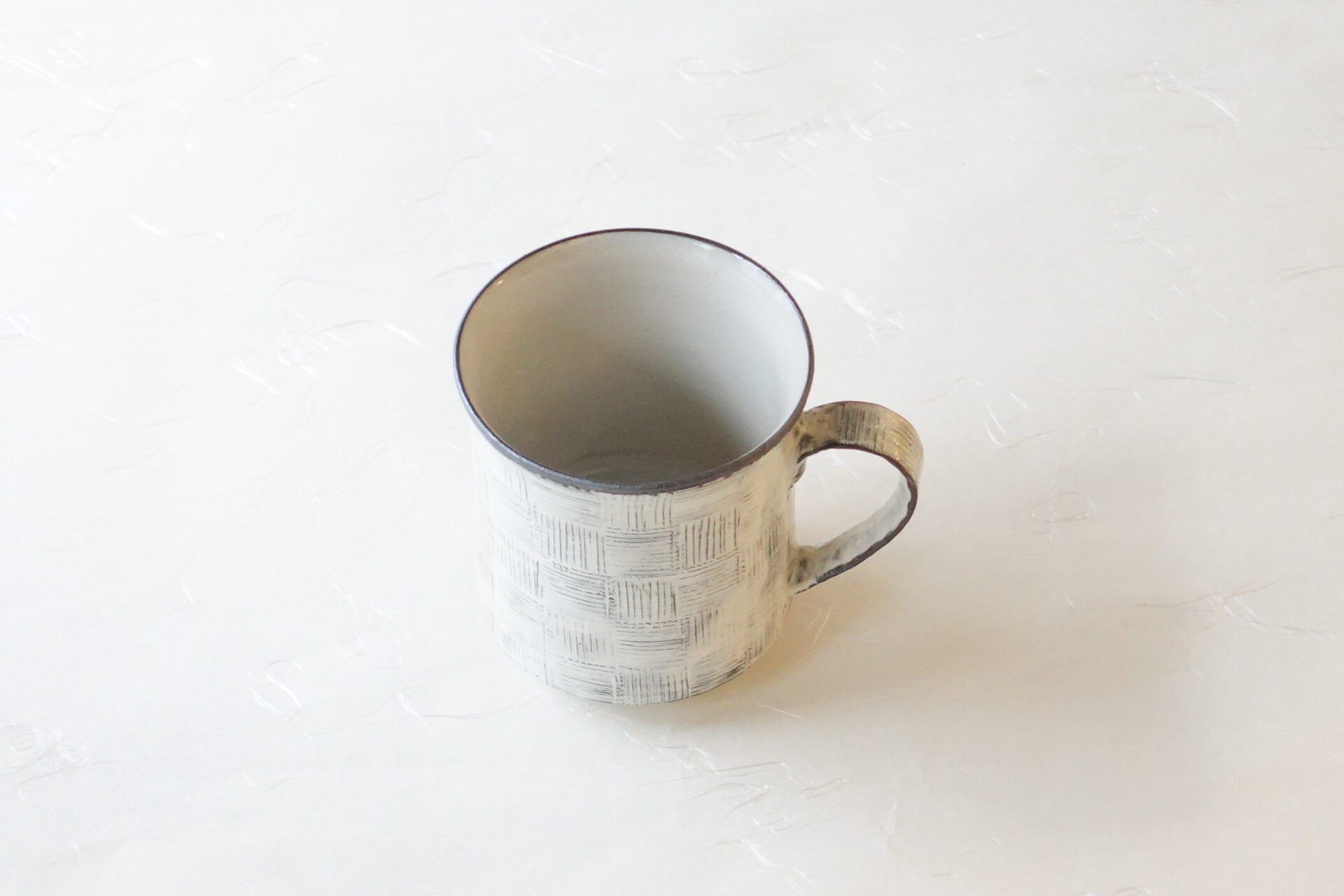 陶器 清水焼 手づくり マグカップ 黒土 櫛目 市松 手作業 多くの手間 高い技術 軽量 扱いやすい 持ちやすい 口当たりがよい 飲みやすい シンプル 洒落た 美濃焼 鉄瓶 陶器 漆 漆器 有田焼 金継ぎ 焼き物 食器 陶磁器 伝統工芸品 茶碗 工芸品 九谷焼 南部鉄器 陶芸 陶器市 岐阜 焼き物 磁器 瀬戸物 岐阜県 岐阜市 美殿町６−番地 小林漆陶 漆塗り器 織部焼 小林漆器 箸 金継ぎ お香 食器 茶道具 陶器 美濃焼専門店 お皿 ceramics ih pottery うつわ うつわ屋 お皿屋さん お茶 お茶碗 お箸 かまど この辺に陶器屋さんってあります とうきいち やきもの ガラス工房 ギフト　ギフトショップ マグカップ モダン焼物 レンジできる陶器 切子 南部鉄器 どこ　岐阜市南部鉄器販売店 南部鉄器購入 岐阜県器屋 土鍋 岐阜小洒落たお皿 お椀が出る店 器 塗り物 漆塗り 陶器屋さん 食器屋さん お椀 ひのき 岐阜城周辺茶道具 販売陶器 販売陶器屋さん 陶器店 漆器店 岐阜有名な器屋さん 岐阜県食器売ってるところ 岐阜駅 陶器工芸品店 徳利 売ってる店 急須販売 扇子 抹茶 掛け軸 修復 日本陶瓷 漆器 木の食器 樺細工 江戸切子 食器 漆の器 漆器 うるし 漆器店 漆塗 漆椀 火鉢 灰 美殿町商店街 美濃焼ショップ 岐阜市 湯呑み お店 付近 美濃焼き専門店 美濃焼販売 花瓶 茶器 オンライン輪島塗 なつめ 店近くのガラス屋さん 近くの陶器屋さん 酒器 ガラス 金継ぎ依頼 岐阜鉄器鉄瓶 取扱店 Japanese 陶器 修理 陶器専門店 陶器小売店 岐阜陶器屋 陶器店 陶磁器 陶磁器専門店 陶芸家 おすすめ お店 岐阜食洗機対応 漆椀 Gifu JapanesetablewareJapanesecrafts Japaneseceramics Japanesepottery Handcrafted TraditionalCrafts Japaneseculture Traditionalart Japaneseteautensils TeaCeremony Japaneselacquerware インテリア 一輪挿し 入れ物 陶芸 陶芸皿 陶器いろいろ 陶器店 絵皿 絵柄 オンラインショップ 置物 おひつ オーブントースター 置物スタイリッシュ お皿 オブジェ 置物かわいい お皿陶磁器 お椀陶器 陶器欠損補修 花瓶 貫入 傘立て 陶器花 カップ 花 陶磁器 陶器金継ぎ キャニスター 器 急須 京都 金彩 九州 急須 陶芸食器 コーヒーカップ コップ 小物入れ 皿 ごはん鍋 食洗機 修理 食器 修理金継ぎ 陶器販売 瀬戸物 染付 タンブラー 耐熱陶器 茶碗 近くの陶器店 通販 土物 通販 手作り陶器 陶磁器 鍋