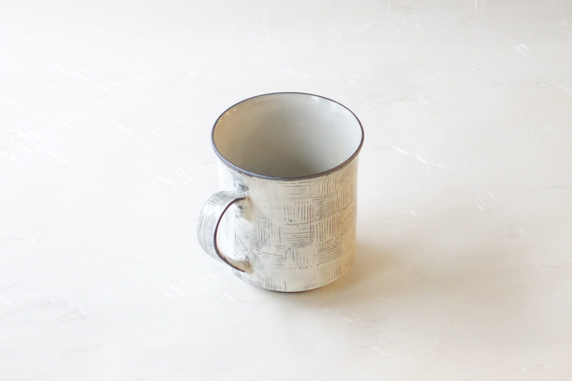 陶器 清水焼 手づくり マグカップ 黒土 櫛目 市松 手作業 多くの手間 高い技術 軽量 扱いやすい 持ちやすい 口当たりがよい 飲みやすい シンプル 洒落た 美濃焼 鉄瓶 陶器 漆 漆器 有田焼 金継ぎ 焼き物 食器 陶磁器 伝統工芸品 茶碗 工芸品 九谷焼 南部鉄器 陶芸 陶器市 岐阜 焼き物 磁器 瀬戸物 岐阜県 岐阜市 美殿町６−番地 小林漆陶 漆塗り器 織部焼 小林漆器 箸 金継ぎ お香 食器 茶道具 陶器 美濃焼専門店 お皿 ceramics ih pottery うつわ うつわ屋 お皿屋さん お茶 お茶碗 お箸 かまど この辺に陶器屋さんってあります とうきいち やきもの ガラス工房 ギフト　ギフトショップ マグカップ モダン焼物 レンジできる陶器 切子 南部鉄器 どこ　岐阜市南部鉄器販売店 南部鉄器購入 岐阜県器屋 土鍋 岐阜小洒落たお皿 お椀が出る店 器 塗り物 漆塗り 陶器屋さん 食器屋さん お椀 ひのき 岐阜城周辺茶道具 販売陶器 販売陶器屋さん 陶器店 漆器店 岐阜有名な器屋さん 岐阜県食器売ってるところ 岐阜駅 陶器工芸品店 徳利 売ってる店 急須販売 扇子 抹茶 掛け軸 修復 日本陶瓷 漆器 木の食器 樺細工 江戸切子 食器 漆の器 漆器 うるし 漆器店 漆塗 漆椀 火鉢 灰 美殿町商店街 美濃焼ショップ 岐阜市 湯呑み お店 付近 美濃焼き専門店 美濃焼販売 花瓶 茶器 オンライン輪島塗 なつめ 店近くのガラス屋さん 近くの陶器屋さん 酒器 ガラス 金継ぎ依頼 岐阜鉄器鉄瓶 取扱店 Japanese 陶器 修理 陶器専門店 陶器小売店 岐阜陶器屋 陶器店 陶磁器 陶磁器専門店 陶芸家 おすすめ お店 岐阜食洗機対応 漆椀 Gifu JapanesetablewareJapanesecrafts Japaneseceramics Japanesepottery Handcrafted TraditionalCrafts Japaneseculture Traditionalart Japaneseteautensils TeaCeremony Japaneselacquerware インテリア 一輪挿し 入れ物 陶芸 陶芸皿 陶器いろいろ 陶器店 絵皿 絵柄 オンラインショップ 置物 おひつ オーブントースター 置物スタイリッシュ お皿 オブジェ 置物かわいい お皿陶磁器 お椀陶器 陶器欠損補修 花瓶 貫入 傘立て 陶器花 カップ 花 陶磁器 陶器金継ぎ キャニスター 器 急須 京都 金彩 九州 急須 陶芸食器 コーヒーカップ コップ 小物入れ 皿 ごはん鍋 食洗機 修理 食器 修理金継ぎ 陶器販売 瀬戸物 染付 タンブラー 耐熱陶器 茶碗 近くの陶器店 通販 土物 通販 手作り陶器 陶磁器 鍋