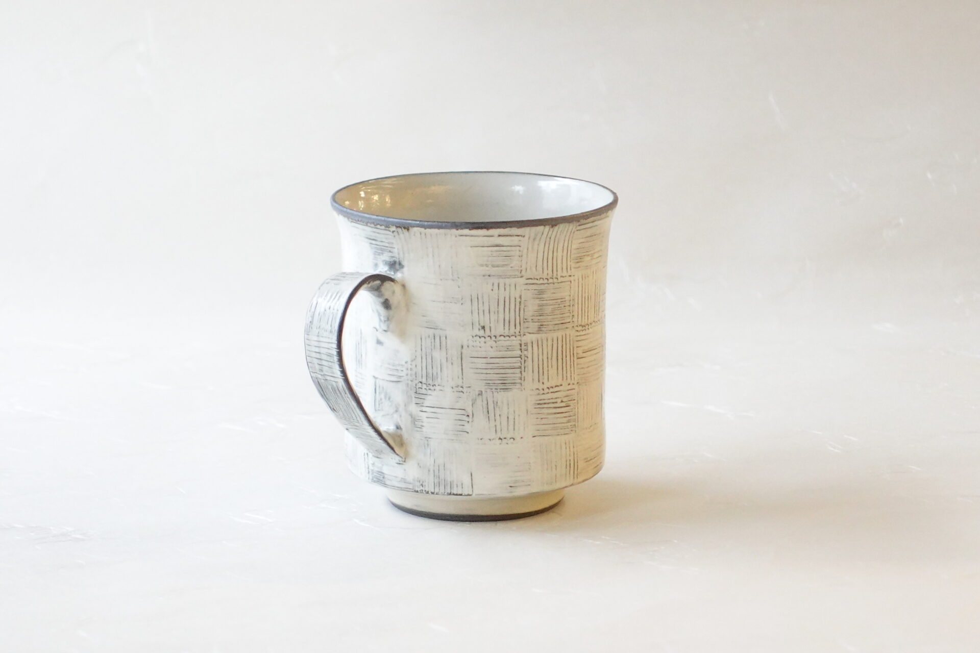 陶器 清水焼 手づくり マグカップ 黒土 櫛目 市松 手作業 多くの手間 高い技術 軽量 扱いやすい 持ちやすい 口当たりがよい 飲みやすい シンプル 洒落た 美濃焼 鉄瓶 陶器 漆 漆器 有田焼 金継ぎ 焼き物 食器 陶磁器 伝統工芸品 茶碗 工芸品 九谷焼 南部鉄器 陶芸 陶器市 岐阜 焼き物 磁器 瀬戸物 岐阜県 岐阜市 美殿町６−番地 小林漆陶 漆塗り器 織部焼 小林漆器 箸 金継ぎ お香 食器 茶道具 陶器 美濃焼専門店 お皿 ceramics ih pottery うつわ うつわ屋 お皿屋さん お茶 お茶碗 お箸 かまど この辺に陶器屋さんってあります とうきいち やきもの ガラス工房 ギフト　ギフトショップ マグカップ モダン焼物 レンジできる陶器 切子 南部鉄器 どこ　岐阜市南部鉄器販売店 南部鉄器購入 岐阜県器屋 土鍋 岐阜小洒落たお皿 お椀が出る店 器 塗り物 漆塗り 陶器屋さん 食器屋さん お椀 ひのき 岐阜城周辺茶道具 販売陶器 販売陶器屋さん 陶器店 漆器店 岐阜有名な器屋さん 岐阜県食器売ってるところ 岐阜駅 陶器工芸品店 徳利 売ってる店 急須販売 扇子 抹茶 掛け軸 修復 日本陶瓷 漆器 木の食器 樺細工 江戸切子 食器 漆の器 漆器 うるし 漆器店 漆塗 漆椀 火鉢 灰 美殿町商店街 美濃焼ショップ 岐阜市 湯呑み お店 付近 美濃焼き専門店 美濃焼販売 花瓶 茶器 オンライン輪島塗 なつめ 店近くのガラス屋さん 近くの陶器屋さん 酒器 ガラス 金継ぎ依頼 岐阜鉄器鉄瓶 取扱店 Japanese 陶器 修理 陶器専門店 陶器小売店 岐阜陶器屋 陶器店 陶磁器 陶磁器専門店 陶芸家 おすすめ お店 岐阜食洗機対応 漆椀 Gifu JapanesetablewareJapanesecrafts Japaneseceramics Japanesepottery Handcrafted TraditionalCrafts Japaneseculture Traditionalart Japaneseteautensils TeaCeremony Japaneselacquerware インテリア 一輪挿し 入れ物 陶芸 陶芸皿 陶器いろいろ 陶器店 絵皿 絵柄 オンラインショップ 置物 おひつ オーブントースター 置物スタイリッシュ お皿 オブジェ 置物かわいい お皿陶磁器 お椀陶器 陶器欠損補修 花瓶 貫入 傘立て 陶器花 カップ 花 陶磁器 陶器金継ぎ キャニスター 器 急須 京都 金彩 九州 急須 陶芸食器 コーヒーカップ コップ 小物入れ 皿 ごはん鍋 食洗機 修理 食器 修理金継ぎ 陶器販売 瀬戸物 染付 タンブラー 耐熱陶器 茶碗 近くの陶器店 通販 土物 通販 手作り陶器 陶磁器 鍋