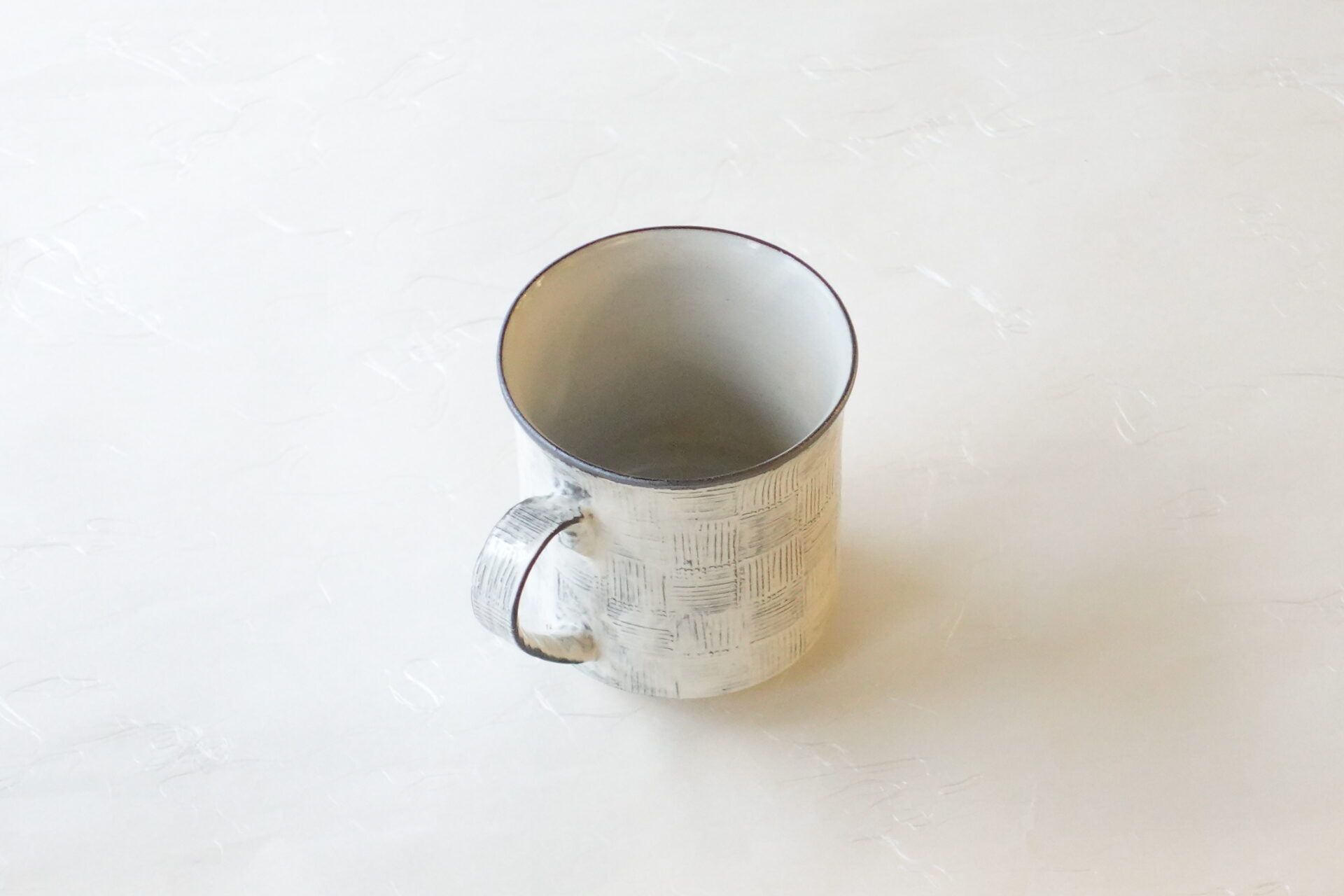 陶器 清水焼 手づくり マグカップ 黒土 櫛目 市松 手作業 多くの手間 高い技術 軽量 扱いやすい 持ちやすい 口当たりがよい 飲みやすい シンプル 洒落た 美濃焼 鉄瓶 陶器 漆 漆器 有田焼 金継ぎ 焼き物 食器 陶磁器 伝統工芸品 茶碗 工芸品 九谷焼 南部鉄器 陶芸 陶器市 岐阜 焼き物 磁器 瀬戸物 岐阜県 岐阜市 美殿町６−番地 小林漆陶 漆塗り器 織部焼 小林漆器 箸 金継ぎ お香 食器 茶道具 陶器 美濃焼専門店 お皿 ceramics ih pottery うつわ うつわ屋 お皿屋さん お茶 お茶碗 お箸 かまど この辺に陶器屋さんってあります とうきいち やきもの ガラス工房 ギフト　ギフトショップ マグカップ モダン焼物 レンジできる陶器 切子 南部鉄器 どこ　岐阜市南部鉄器販売店 南部鉄器購入 岐阜県器屋 土鍋 岐阜小洒落たお皿 お椀が出る店 器 塗り物 漆塗り 陶器屋さん 食器屋さん お椀 ひのき 岐阜城周辺茶道具 販売陶器 販売陶器屋さん 陶器店 漆器店 岐阜有名な器屋さん 岐阜県食器売ってるところ 岐阜駅 陶器工芸品店 徳利 売ってる店 急須販売 扇子 抹茶 掛け軸 修復 日本陶瓷 漆器 木の食器 樺細工 江戸切子 食器 漆の器 漆器 うるし 漆器店 漆塗 漆椀 火鉢 灰 美殿町商店街 美濃焼ショップ 岐阜市 湯呑み お店 付近 美濃焼き専門店 美濃焼販売 花瓶 茶器 オンライン輪島塗 なつめ 店近くのガラス屋さん 近くの陶器屋さん 酒器 ガラス 金継ぎ依頼 岐阜鉄器鉄瓶 取扱店 Japanese 陶器 修理 陶器専門店 陶器小売店 岐阜陶器屋 陶器店 陶磁器 陶磁器専門店 陶芸家 おすすめ お店 岐阜食洗機対応 漆椀 Gifu JapanesetablewareJapanesecrafts Japaneseceramics Japanesepottery Handcrafted TraditionalCrafts Japaneseculture Traditionalart Japaneseteautensils TeaCeremony Japaneselacquerware インテリア 一輪挿し 入れ物 陶芸 陶芸皿 陶器いろいろ 陶器店 絵皿 絵柄 オンラインショップ 置物 おひつ オーブントースター 置物スタイリッシュ お皿 オブジェ 置物かわいい お皿陶磁器 お椀陶器 陶器欠損補修 花瓶 貫入 傘立て 陶器花 カップ 花 陶磁器 陶器金継ぎ キャニスター 器 急須 京都 金彩 九州 急須 陶芸食器 コーヒーカップ コップ 小物入れ 皿 ごはん鍋 食洗機 修理 食器 修理金継ぎ 陶器販売 瀬戸物 染付 タンブラー 耐熱陶器 茶碗 近くの陶器店 通販 土物 通販 手作り陶器 陶磁器 鍋