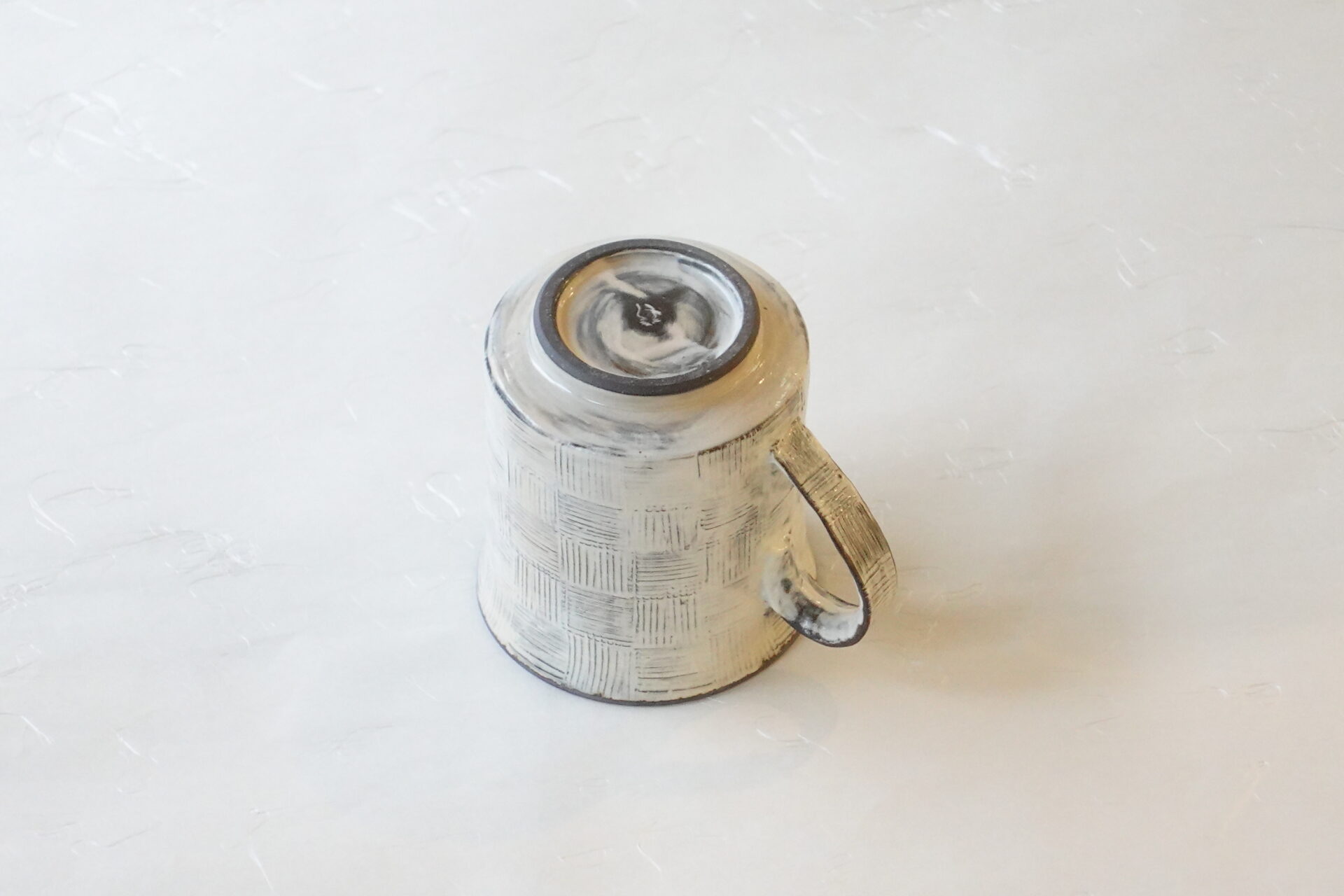 陶器 清水焼 手づくり マグカップ 黒土 櫛目 市松 手作業 多くの手間 高い技術 軽量 扱いやすい 持ちやすい 口当たりがよい 飲みやすい シンプル 洒落た 美濃焼 鉄瓶 陶器 漆 漆器 有田焼 金継ぎ 焼き物 食器 陶磁器 伝統工芸品 茶碗 工芸品 九谷焼 南部鉄器 陶芸 陶器市 岐阜 焼き物 磁器 瀬戸物 岐阜県 岐阜市 美殿町６−番地 小林漆陶 漆塗り器 織部焼 小林漆器 箸 金継ぎ お香 食器 茶道具 陶器 美濃焼専門店 お皿 ceramics ih pottery うつわ うつわ屋 お皿屋さん お茶 お茶碗 お箸 かまど この辺に陶器屋さんってあります とうきいち やきもの ガラス工房 ギフト　ギフトショップ マグカップ モダン焼物 レンジできる陶器 切子 南部鉄器 どこ　岐阜市南部鉄器販売店 南部鉄器購入 岐阜県器屋 土鍋 岐阜小洒落たお皿 お椀が出る店 器 塗り物 漆塗り 陶器屋さん 食器屋さん お椀 ひのき 岐阜城周辺茶道具 販売陶器 販売陶器屋さん 陶器店 漆器店 岐阜有名な器屋さん 岐阜県食器売ってるところ 岐阜駅 陶器工芸品店 徳利 売ってる店 急須販売 扇子 抹茶 掛け軸 修復 日本陶瓷 漆器 木の食器 樺細工 江戸切子 食器 漆の器 漆器 うるし 漆器店 漆塗 漆椀 火鉢 灰 美殿町商店街 美濃焼ショップ 岐阜市 湯呑み お店 付近 美濃焼き専門店 美濃焼販売 花瓶 茶器 オンライン輪島塗 なつめ 店近くのガラス屋さん 近くの陶器屋さん 酒器 ガラス 金継ぎ依頼 岐阜鉄器鉄瓶 取扱店 Japanese 陶器 修理 陶器専門店 陶器小売店 岐阜陶器屋 陶器店 陶磁器 陶磁器専門店 陶芸家 おすすめ お店 岐阜食洗機対応 漆椀 Gifu JapanesetablewareJapanesecrafts Japaneseceramics Japanesepottery Handcrafted TraditionalCrafts Japaneseculture Traditionalart Japaneseteautensils TeaCeremony Japaneselacquerware インテリア 一輪挿し 入れ物 陶芸 陶芸皿 陶器いろいろ 陶器店 絵皿 絵柄 オンラインショップ 置物 おひつ オーブントースター 置物スタイリッシュ お皿 オブジェ 置物かわいい お皿陶磁器 お椀陶器 陶器欠損補修 花瓶 貫入 傘立て 陶器花 カップ 花 陶磁器 陶器金継ぎ キャニスター 器 急須 京都 金彩 九州 急須 陶芸食器 コーヒーカップ コップ 小物入れ 皿 ごはん鍋 食洗機 修理 食器 修理金継ぎ 陶器販売 瀬戸物 染付 タンブラー 耐熱陶器 茶碗 近くの陶器店 通販 土物 通販 手作り陶器 陶磁器 鍋