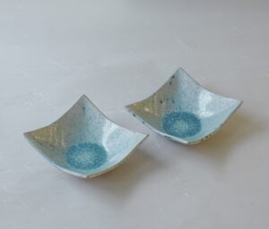 有田焼 陶器 中尾哲彰 角皿 小鉢 ペア 銀河釉 ブルー 結晶 きれい 布目 手間 スタイリッシュ 洒落た 実用性 手づくり 美濃焼 鉄瓶 陶器 漆 漆器 有田焼 金継ぎ 焼き物 食器 陶磁器 伝統工芸品 茶碗 工芸品 九谷焼 南部鉄器 陶芸 陶器市 岐阜 焼き物 磁器 瀬戸物 岐阜県 岐阜市 美殿町６−番地 小林漆陶 漆塗り器 織部焼 小林漆器 箸 金継ぎ お香 食器 茶道具 陶器 美濃焼専門店 お皿 ceramics ih pottery うつわ うつわ屋 お皿屋さん お茶 お茶碗 お箸 かまど この辺に陶器屋さんってあります とうきいち やきもの ガラス工房 ギフト　ギフトショップ マグカップ モダン焼物 レンジできる陶器 切子 南部鉄器 どこ　岐阜市南部鉄器販売店 南部鉄器購入 岐阜県器屋 土鍋 岐阜小洒落たお皿 お椀が出る店 器 塗り物 漆塗り 陶器屋さん 食器屋さん お椀 ひのき 岐阜城周辺茶道具 販売陶器 販売陶器屋さん 陶器店 漆器店 岐阜有名な器屋さん 岐阜県食器売ってるところ 岐阜駅 陶器工芸品店 徳利 売ってる店 急須販売 扇子 抹茶 掛け軸 修復 日本陶瓷 漆器 木の食器 樺細工 江戸切子 食器 漆の器 漆器 うるし 漆器店 漆塗 漆椀 火鉢 灰 美殿町商店街 美濃焼ショップ 岐阜市 湯呑み お店 付近 美濃焼き専門店 美濃焼販売 花瓶 茶器 オンライン輪島塗 なつめ 店近くのガラス屋さん 近くの陶器屋さん 酒器 ガラス 金継ぎ依頼 岐阜鉄器鉄瓶 取扱店 Japanese 陶器 修理 陶器専門店 陶器小売店 岐阜陶器屋 陶器店 陶磁器 陶磁器専門店 陶芸家 おすすめ お店 岐阜食洗機対応 漆椀 Gifu JapanesetablewareJapanesecrafts Japaneseceramics Japanesepottery Handcrafted TraditionalCrafts Japaneseculture Traditionalart Japaneseteautensils TeaCeremony Japaneselacquerware インテリア 一輪挿し 入れ物 陶芸 陶芸皿 陶器いろいろ 陶器店 絵皿 絵柄 オンラインショップ 置物 おひつ オーブントースター 置物スタイリッシュ お皿 オブジェ 置物かわいい お皿陶磁器 お椀陶器 陶器欠損補修 花瓶 貫入 傘立て 陶器花 カップ 花 陶磁器 陶器金継ぎ キャニスター 器 急須 京都 金彩 九州 急須 陶芸食器 コーヒーカップ コップ 小物入れ 皿 ごはん鍋 食洗機 修理 食器 修理金継ぎ 陶器販売 瀬戸物 染付 タンブラー 耐熱陶器 茶碗 近くの陶器店 通販 土物 通販 手作り陶器 陶磁器 鍋