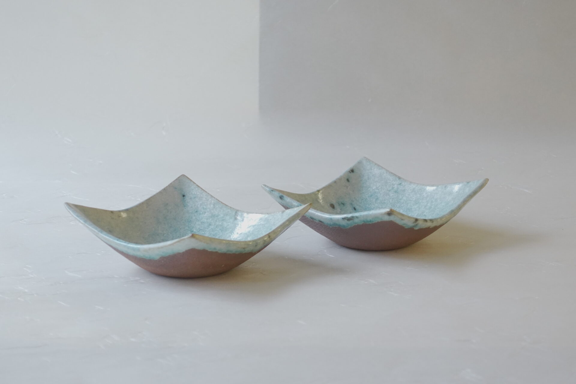 有田焼 陶器 中尾哲彰 角皿 小鉢 ペア 銀河釉 ブルー 結晶 きれい 布目 手間 スタイリッシュ 洒落た 実用性 手づくり 美濃焼 鉄瓶 陶器 漆 漆器 有田焼 金継ぎ 焼き物 食器 陶磁器 伝統工芸品 茶碗 工芸品 九谷焼 南部鉄器 陶芸 陶器市 岐阜 焼き物 磁器 瀬戸物 岐阜県 岐阜市 美殿町６−番地 小林漆陶 漆塗り器 織部焼 小林漆器 箸 金継ぎ お香 食器 茶道具 陶器 美濃焼専門店 お皿 ceramics ih pottery うつわ うつわ屋 お皿屋さん お茶 お茶碗 お箸 かまど この辺に陶器屋さんってあります とうきいち やきもの ガラス工房 ギフト　ギフトショップ マグカップ モダン焼物 レンジできる陶器 切子 南部鉄器 どこ　岐阜市南部鉄器販売店 南部鉄器購入 岐阜県器屋 土鍋 岐阜小洒落たお皿 お椀が出る店 器 塗り物 漆塗り 陶器屋さん 食器屋さん お椀 ひのき 岐阜城周辺茶道具 販売陶器 販売陶器屋さん 陶器店 漆器店 岐阜有名な器屋さん 岐阜県食器売ってるところ 岐阜駅 陶器工芸品店 徳利 売ってる店 急須販売 扇子 抹茶 掛け軸 修復 日本陶瓷 漆器 木の食器 樺細工 江戸切子 食器 漆の器 漆器 うるし 漆器店 漆塗 漆椀 火鉢 灰 美殿町商店街 美濃焼ショップ 岐阜市 湯呑み お店 付近 美濃焼き専門店 美濃焼販売 花瓶 茶器 オンライン輪島塗 なつめ 店近くのガラス屋さん 近くの陶器屋さん 酒器 ガラス 金継ぎ依頼 岐阜鉄器鉄瓶 取扱店 Japanese 陶器 修理 陶器専門店 陶器小売店 岐阜陶器屋 陶器店 陶磁器 陶磁器専門店 陶芸家 おすすめ お店 岐阜食洗機対応 漆椀 Gifu JapanesetablewareJapanesecrafts Japaneseceramics Japanesepottery Handcrafted TraditionalCrafts Japaneseculture Traditionalart Japaneseteautensils TeaCeremony Japaneselacquerware インテリア 一輪挿し 入れ物 陶芸 陶芸皿 陶器いろいろ 陶器店 絵皿 絵柄 オンラインショップ 置物 おひつ オーブントースター 置物スタイリッシュ お皿 オブジェ 置物かわいい お皿陶磁器 お椀陶器 陶器欠損補修 花瓶 貫入 傘立て 陶器花 カップ 花 陶磁器 陶器金継ぎ キャニスター 器 急須 京都 金彩 九州 急須 陶芸食器 コーヒーカップ コップ 小物入れ 皿 ごはん鍋 食洗機 修理 食器 修理金継ぎ 陶器販売 瀬戸物 染付 タンブラー 耐熱陶器 茶碗 近くの陶器店 通販 土物 通販 手作り陶器 陶磁器 鍋