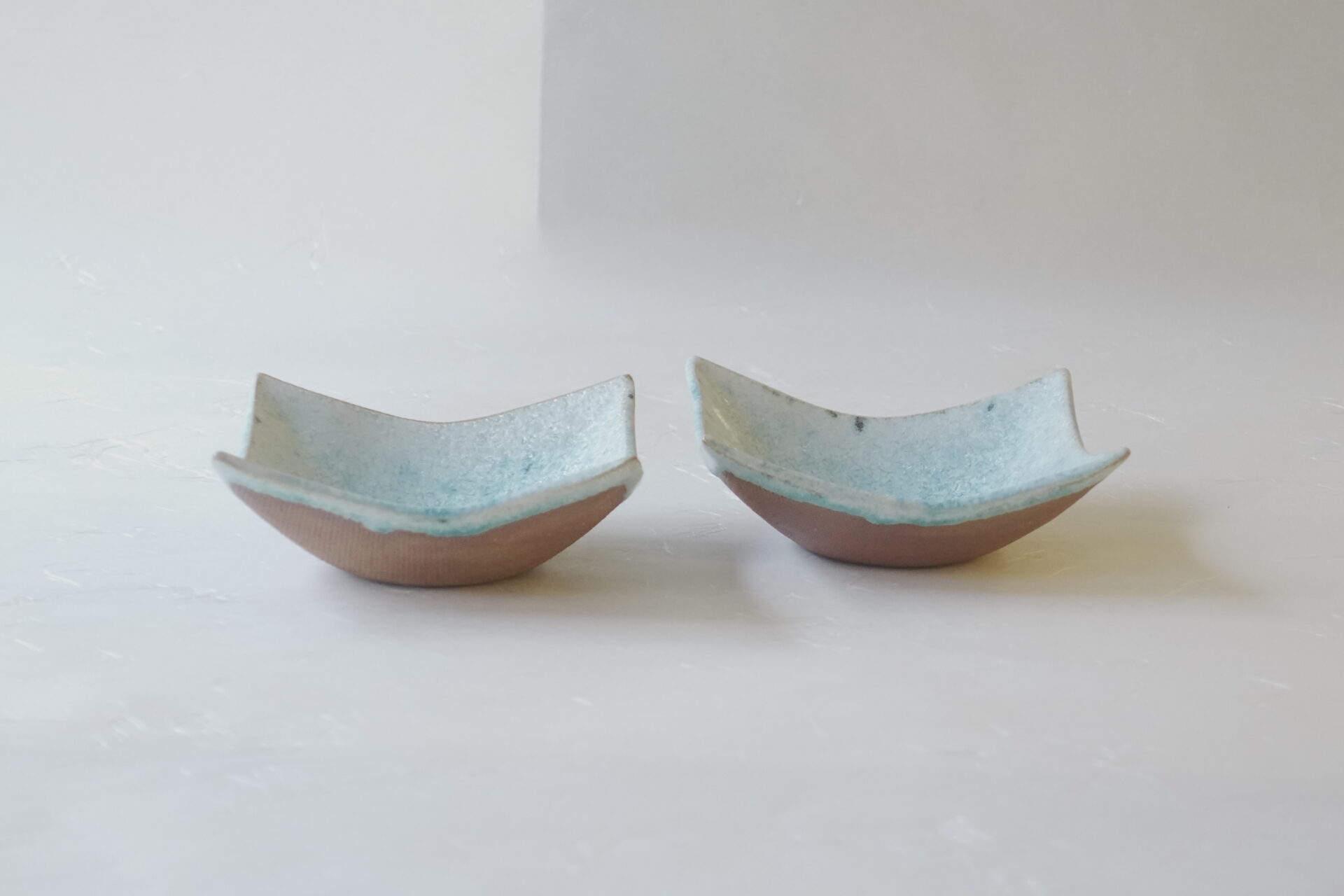 有田焼 陶器 中尾哲彰 角皿 小鉢 ペア 銀河釉 ブルー 結晶 きれい 布目 手間 スタイリッシュ 洒落た 実用性 手づくり 美濃焼 鉄瓶 陶器 漆 漆器 有田焼 金継ぎ 焼き物 食器 陶磁器 伝統工芸品 茶碗 工芸品 九谷焼 南部鉄器 陶芸 陶器市 岐阜 焼き物 磁器 瀬戸物 岐阜県 岐阜市 美殿町６−番地 小林漆陶 漆塗り器 織部焼 小林漆器 箸 金継ぎ お香 食器 茶道具 陶器 美濃焼専門店 お皿 ceramics ih pottery うつわ うつわ屋 お皿屋さん お茶 お茶碗 お箸 かまど この辺に陶器屋さんってあります とうきいち やきもの ガラス工房 ギフト　ギフトショップ マグカップ モダン焼物 レンジできる陶器 切子 南部鉄器 どこ　岐阜市南部鉄器販売店 南部鉄器購入 岐阜県器屋 土鍋 岐阜小洒落たお皿 お椀が出る店 器 塗り物 漆塗り 陶器屋さん 食器屋さん お椀 ひのき 岐阜城周辺茶道具 販売陶器 販売陶器屋さん 陶器店 漆器店 岐阜有名な器屋さん 岐阜県食器売ってるところ 岐阜駅 陶器工芸品店 徳利 売ってる店 急須販売 扇子 抹茶 掛け軸 修復 日本陶瓷 漆器 木の食器 樺細工 江戸切子 食器 漆の器 漆器 うるし 漆器店 漆塗 漆椀 火鉢 灰 美殿町商店街 美濃焼ショップ 岐阜市 湯呑み お店 付近 美濃焼き専門店 美濃焼販売 花瓶 茶器 オンライン輪島塗 なつめ 店近くのガラス屋さん 近くの陶器屋さん 酒器 ガラス 金継ぎ依頼 岐阜鉄器鉄瓶 取扱店 Japanese 陶器 修理 陶器専門店 陶器小売店 岐阜陶器屋 陶器店 陶磁器 陶磁器専門店 陶芸家 おすすめ お店 岐阜食洗機対応 漆椀 Gifu JapanesetablewareJapanesecrafts Japaneseceramics Japanesepottery Handcrafted TraditionalCrafts Japaneseculture Traditionalart Japaneseteautensils TeaCeremony Japaneselacquerware インテリア 一輪挿し 入れ物 陶芸 陶芸皿 陶器いろいろ 陶器店 絵皿 絵柄 オンラインショップ 置物 おひつ オーブントースター 置物スタイリッシュ お皿 オブジェ 置物かわいい お皿陶磁器 お椀陶器 陶器欠損補修 花瓶 貫入 傘立て 陶器花 カップ 花 陶磁器 陶器金継ぎ キャニスター 器 急須 京都 金彩 九州 急須 陶芸食器 コーヒーカップ コップ 小物入れ 皿 ごはん鍋 食洗機 修理 食器 修理金継ぎ 陶器販売 瀬戸物 染付 タンブラー 耐熱陶器 茶碗 近くの陶器店 通販 土物 通販 手作り陶器 陶磁器 鍋