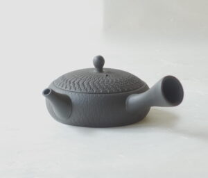 陶器 常滑焼 伝統工芸士 究極の極平型急須 鉄分 お茶の味 まろやか お茶の味を引き出す よりおいしくなる 水出し冷茶 甘み 旨味 一人用 手づくり 熟練 職人技 洗いやすい 清潔 衛生的 とびかんな とちり 機能的 飽きが来ない 永く使える 逸品 美濃焼 鉄瓶 陶器 漆 漆器 有田焼 金継ぎ 焼き物 食器 陶磁器 伝統工芸品 茶碗 工芸品 九谷焼 南部鉄器 陶芸 陶器市 岐阜 焼き物 磁器 瀬戸物 岐阜県 岐阜市 美殿町６−番地 小林漆陶 漆塗り器 織部焼 小林漆器 箸 金継ぎ お香 食器 茶道具 陶器 美濃焼専門店 お皿 ceramics ih pottery うつわ うつわ屋 お皿屋さん お茶 お茶碗 お箸 かまど この辺に陶器屋さんってあります とうきいち やきもの ガラス工房 ギフト　ギフトショップ マグカップ モダン焼物 レンジできる陶器 切子 南部鉄器 どこ　岐阜市南部鉄器販売店 南部鉄器購入 岐阜県器屋 土鍋 岐阜小洒落たお皿 お椀が出る店 器 塗り物 漆塗り 陶器屋さん 食器屋さん お椀 ひのき 岐阜城周辺茶道具 販売陶器 販売陶器屋さん 陶器店 漆器店 岐阜有名な器屋さん 岐阜県食器売ってるところ 岐阜駅 陶器工芸品店 徳利 売ってる店 急須販売 扇子 抹茶 掛け軸 修復 日本陶瓷 漆器 木の食器 樺細工 江戸切子 食器 漆の器 漆器 うるし 漆器店 漆塗 漆椀 火鉢 灰 美殿町商店街 美濃焼ショップ 岐阜市 湯呑み お店 付近 美濃焼き専門店 美濃焼販売 花瓶 茶器 オンライン輪島塗 なつめ 店近くのガラス屋さん 近くの陶器屋さん 酒器 ガラス 金継ぎ依頼 岐阜鉄器鉄瓶 取扱店 Japanese 陶器 修理 陶器専門店 陶器小売店 岐阜陶器屋 陶器店 陶磁器 陶磁器専門店 陶芸家 おすすめ お店 岐阜食洗機対応 漆椀 Gifu JapanesetablewareJapanesecrafts Japaneseceramics Japanesepottery Handcrafted TraditionalCrafts Japaneseculture Traditionalart Japaneseteautensils TeaCeremony Japaneselacquerware インテリア 一輪挿し 入れ物 陶芸 陶芸皿 陶器いろいろ 陶器店 絵皿 絵柄 オンラインショップ 置物 おひつ オーブントースター 置物スタイリッシュ お皿 オブジェ 置物かわいい お皿陶磁器 お椀陶器 陶器欠損補修 花瓶 貫入 傘立て 陶器花 カップ 花 陶磁器 陶器金継ぎ キャニスター 器 急須 京都 金彩 九州 急須 陶芸食器 コーヒーカップ コップ 小物入れ 皿 ごはん鍋 食洗機 修理 食器 修理金継ぎ 陶器販売 瀬戸物 染付 タンブラー 耐熱陶器 茶碗 近くの陶器店 通販 土物 通販 手作り陶器 陶磁器 鍋