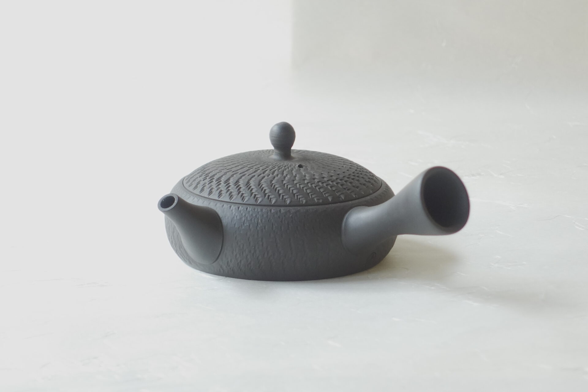 陶器 常滑焼 伝統工芸士 究極の極平型急須 鉄分 お茶の味 まろやか お茶の味を引き出す よりおいしくなる 水出し冷茶 甘み 旨味 一人用 手づくり 熟練 職人技 洗いやすい 清潔 衛生的 とびかんな とちり 機能的 飽きが来ない 永く使える 逸品 美濃焼 鉄瓶 陶器 漆 漆器 有田焼 金継ぎ 焼き物 食器 陶磁器 伝統工芸品 茶碗 工芸品 九谷焼 南部鉄器 陶芸 陶器市 岐阜 焼き物 磁器 瀬戸物 岐阜県 岐阜市 美殿町６−番地 小林漆陶 漆塗り器 織部焼 小林漆器 箸 金継ぎ お香 食器 茶道具 陶器 美濃焼専門店 お皿 ceramics ih pottery うつわ うつわ屋 お皿屋さん お茶 お茶碗 お箸 かまど この辺に陶器屋さんってあります とうきいち やきもの ガラス工房 ギフト　ギフトショップ マグカップ モダン焼物 レンジできる陶器 切子 南部鉄器 どこ　岐阜市南部鉄器販売店 南部鉄器購入 岐阜県器屋 土鍋 岐阜小洒落たお皿 お椀が出る店 器 塗り物 漆塗り 陶器屋さん 食器屋さん お椀 ひのき 岐阜城周辺茶道具 販売陶器 販売陶器屋さん 陶器店 漆器店 岐阜有名な器屋さん 岐阜県食器売ってるところ 岐阜駅 陶器工芸品店 徳利 売ってる店 急須販売 扇子 抹茶 掛け軸 修復 日本陶瓷 漆器 木の食器 樺細工 江戸切子 食器 漆の器 漆器 うるし 漆器店 漆塗 漆椀 火鉢 灰 美殿町商店街 美濃焼ショップ 岐阜市 湯呑み お店 付近 美濃焼き専門店 美濃焼販売 花瓶 茶器 オンライン輪島塗 なつめ 店近くのガラス屋さん 近くの陶器屋さん 酒器 ガラス 金継ぎ依頼 岐阜鉄器鉄瓶 取扱店 Japanese 陶器 修理 陶器専門店 陶器小売店 岐阜陶器屋 陶器店 陶磁器 陶磁器専門店 陶芸家 おすすめ お店 岐阜食洗機対応 漆椀 Gifu JapanesetablewareJapanesecrafts Japaneseceramics Japanesepottery Handcrafted TraditionalCrafts Japaneseculture Traditionalart Japaneseteautensils TeaCeremony Japaneselacquerware インテリア 一輪挿し 入れ物 陶芸 陶芸皿 陶器いろいろ 陶器店 絵皿 絵柄 オンラインショップ 置物 おひつ オーブントースター 置物スタイリッシュ お皿 オブジェ 置物かわいい お皿陶磁器 お椀陶器 陶器欠損補修 花瓶 貫入 傘立て 陶器花 カップ 花 陶磁器 陶器金継ぎ キャニスター 器 急須 京都 金彩 九州 急須 陶芸食器 コーヒーカップ コップ 小物入れ 皿 ごはん鍋 食洗機 修理 食器 修理金継ぎ 陶器販売 瀬戸物 染付 タンブラー 耐熱陶器 茶碗 近くの陶器店 通販 土物 通販 手作り陶器 陶磁器 鍋