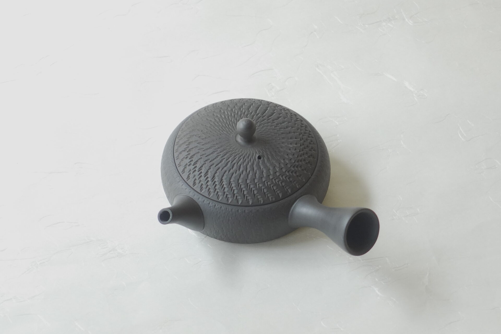 陶器 常滑焼 伝統工芸士 究極の極平型急須 鉄分 お茶の味 まろやか お茶の味を引き出す よりおいしくなる 水出し冷茶 甘み 旨味 一人用 手づくり 熟練 職人技 洗いやすい 清潔 衛生的 とびかんな とちり 機能的 飽きが来ない 永く使える 逸品 美濃焼 鉄瓶 陶器 漆 漆器 有田焼 金継ぎ 焼き物 食器 陶磁器 伝統工芸品 茶碗 工芸品 九谷焼 南部鉄器 陶芸 陶器市 岐阜 焼き物 磁器 瀬戸物 岐阜県 岐阜市 美殿町６−番地 小林漆陶 漆塗り器 織部焼 小林漆器 箸 金継ぎ お香 食器 茶道具 陶器 美濃焼専門店 お皿 ceramics ih pottery うつわ うつわ屋 お皿屋さん お茶 お茶碗 お箸 かまど この辺に陶器屋さんってあります とうきいち やきもの ガラス工房 ギフト　ギフトショップ マグカップ モダン焼物 レンジできる陶器 切子 南部鉄器 どこ　岐阜市南部鉄器販売店 南部鉄器購入 岐阜県器屋 土鍋 岐阜小洒落たお皿 お椀が出る店 器 塗り物 漆塗り 陶器屋さん 食器屋さん お椀 ひのき 岐阜城周辺茶道具 販売陶器 販売陶器屋さん 陶器店 漆器店 岐阜有名な器屋さん 岐阜県食器売ってるところ 岐阜駅 陶器工芸品店 徳利 売ってる店 急須販売 扇子 抹茶 掛け軸 修復 日本陶瓷 漆器 木の食器 樺細工 江戸切子 食器 漆の器 漆器 うるし 漆器店 漆塗 漆椀 火鉢 灰 美殿町商店街 美濃焼ショップ 岐阜市 湯呑み お店 付近 美濃焼き専門店 美濃焼販売 花瓶 茶器 オンライン輪島塗 なつめ 店近くのガラス屋さん 近くの陶器屋さん 酒器 ガラス 金継ぎ依頼 岐阜鉄器鉄瓶 取扱店 Japanese 陶器 修理 陶器専門店 陶器小売店 岐阜陶器屋 陶器店 陶磁器 陶磁器専門店 陶芸家 おすすめ お店 岐阜食洗機対応 漆椀 Gifu JapanesetablewareJapanesecrafts Japaneseceramics Japanesepottery Handcrafted TraditionalCrafts Japaneseculture Traditionalart Japaneseteautensils TeaCeremony Japaneselacquerware インテリア 一輪挿し 入れ物 陶芸 陶芸皿 陶器いろいろ 陶器店 絵皿 絵柄 オンラインショップ 置物 おひつ オーブントースター 置物スタイリッシュ お皿 オブジェ 置物かわいい お皿陶磁器 お椀陶器 陶器欠損補修 花瓶 貫入 傘立て 陶器花 カップ 花 陶磁器 陶器金継ぎ キャニスター 器 急須 京都 金彩 九州 急須 陶芸食器 コーヒーカップ コップ 小物入れ 皿 ごはん鍋 食洗機 修理 食器 修理金継ぎ 陶器販売 瀬戸物 染付 タンブラー 耐熱陶器 茶碗 近くの陶器店 通販 土物 通販 手作り陶器 陶磁器 鍋