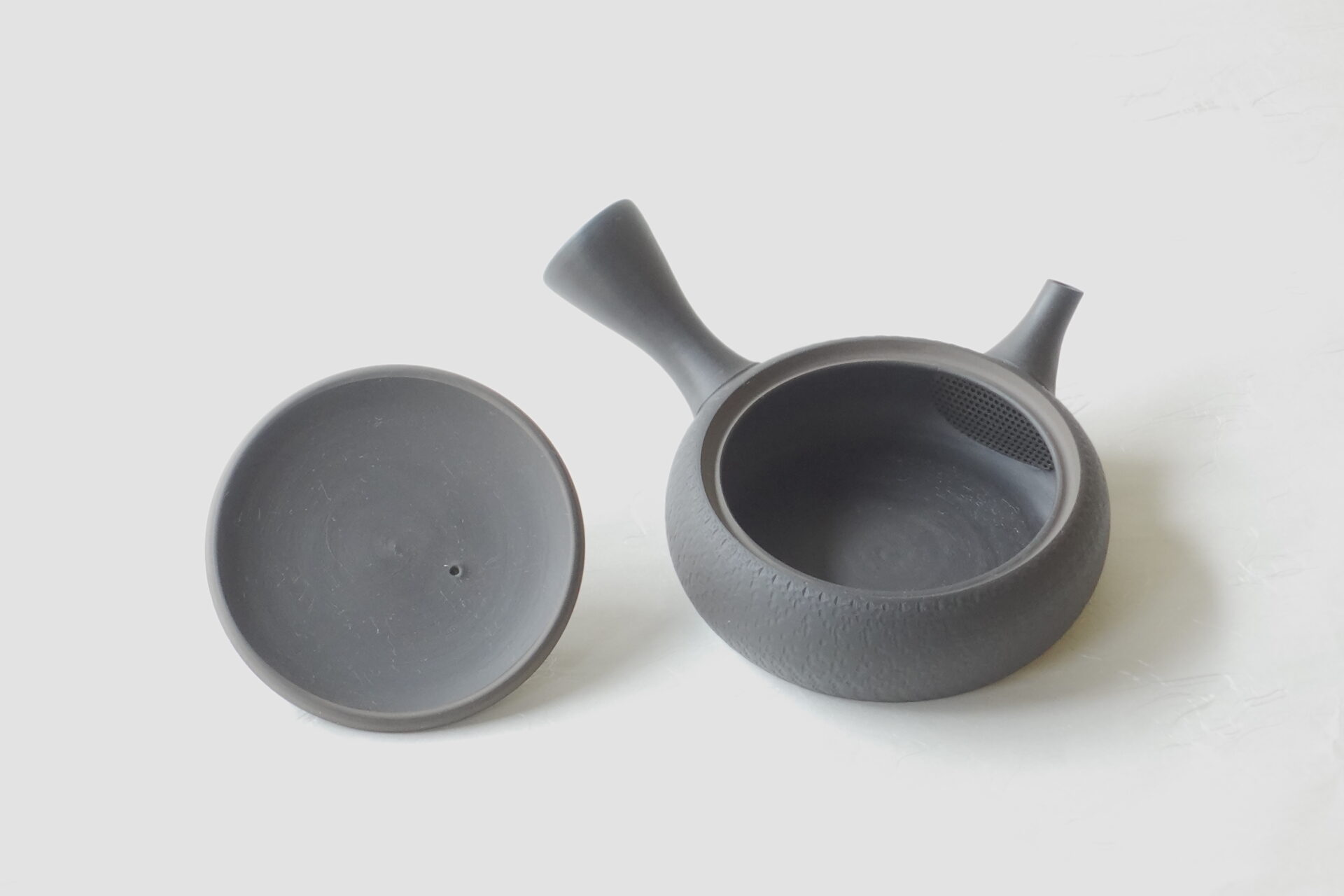 陶器 常滑焼 伝統工芸士 究極の極平型急須 鉄分 お茶の味 まろやか お茶の味を引き出す よりおいしくなる 水出し冷茶 甘み 旨味 一人用 手づくり 熟練 職人技 洗いやすい 清潔 衛生的 とびかんな とちり 機能的 飽きが来ない 永く使える 逸品 美濃焼 鉄瓶 陶器 漆 漆器 有田焼 金継ぎ 焼き物 食器 陶磁器 伝統工芸品 茶碗 工芸品 九谷焼 南部鉄器 陶芸 陶器市 岐阜 焼き物 磁器 瀬戸物 岐阜県 岐阜市 美殿町６−番地 小林漆陶 漆塗り器 織部焼 小林漆器 箸 金継ぎ お香 食器 茶道具 陶器 美濃焼専門店 お皿 ceramics ih pottery うつわ うつわ屋 お皿屋さん お茶 お茶碗 お箸 かまど この辺に陶器屋さんってあります とうきいち やきもの ガラス工房 ギフト　ギフトショップ マグカップ モダン焼物 レンジできる陶器 切子 南部鉄器 どこ　岐阜市南部鉄器販売店 南部鉄器購入 岐阜県器屋 土鍋 岐阜小洒落たお皿 お椀が出る店 器 塗り物 漆塗り 陶器屋さん 食器屋さん お椀 ひのき 岐阜城周辺茶道具 販売陶器 販売陶器屋さん 陶器店 漆器店 岐阜有名な器屋さん 岐阜県食器売ってるところ 岐阜駅 陶器工芸品店 徳利 売ってる店 急須販売 扇子 抹茶 掛け軸 修復 日本陶瓷 漆器 木の食器 樺細工 江戸切子 食器 漆の器 漆器 うるし 漆器店 漆塗 漆椀 火鉢 灰 美殿町商店街 美濃焼ショップ 岐阜市 湯呑み お店 付近 美濃焼き専門店 美濃焼販売 花瓶 茶器 オンライン輪島塗 なつめ 店近くのガラス屋さん 近くの陶器屋さん 酒器 ガラス 金継ぎ依頼 岐阜鉄器鉄瓶 取扱店 Japanese 陶器 修理 陶器専門店 陶器小売店 岐阜陶器屋 陶器店 陶磁器 陶磁器専門店 陶芸家 おすすめ お店 岐阜食洗機対応 漆椀 Gifu JapanesetablewareJapanesecrafts Japaneseceramics Japanesepottery Handcrafted TraditionalCrafts Japaneseculture Traditionalart Japaneseteautensils TeaCeremony Japaneselacquerware インテリア 一輪挿し 入れ物 陶芸 陶芸皿 陶器いろいろ 陶器店 絵皿 絵柄 オンラインショップ 置物 おひつ オーブントースター 置物スタイリッシュ お皿 オブジェ 置物かわいい お皿陶磁器 お椀陶器 陶器欠損補修 花瓶 貫入 傘立て 陶器花 カップ 花 陶磁器 陶器金継ぎ キャニスター 器 急須 京都 金彩 九州 急須 陶芸食器 コーヒーカップ コップ 小物入れ 皿 ごはん鍋 食洗機 修理 食器 修理金継ぎ 陶器販売 瀬戸物 染付 タンブラー 耐熱陶器 茶碗 近くの陶器店 通販 土物 通販 手作り陶器 陶磁器 鍋