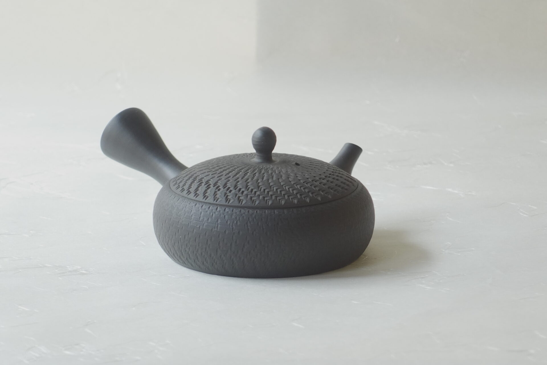 陶器 常滑焼 伝統工芸士 究極の極平型急須 鉄分 お茶の味 まろやか お茶の味を引き出す よりおいしくなる 水出し冷茶 甘み 旨味 一人用 手づくり 熟練 職人技 洗いやすい 清潔 衛生的 とびかんな とちり 機能的 飽きが来ない 永く使える 逸品 美濃焼 鉄瓶 陶器 漆 漆器 有田焼 金継ぎ 焼き物 食器 陶磁器 伝統工芸品 茶碗 工芸品 九谷焼 南部鉄器 陶芸 陶器市 岐阜 焼き物 磁器 瀬戸物 岐阜県 岐阜市 美殿町６−番地 小林漆陶 漆塗り器 織部焼 小林漆器 箸 金継ぎ お香 食器 茶道具 陶器 美濃焼専門店 お皿 ceramics ih pottery うつわ うつわ屋 お皿屋さん お茶 お茶碗 お箸 かまど この辺に陶器屋さんってあります とうきいち やきもの ガラス工房 ギフト　ギフトショップ マグカップ モダン焼物 レンジできる陶器 切子 南部鉄器 どこ　岐阜市南部鉄器販売店 南部鉄器購入 岐阜県器屋 土鍋 岐阜小洒落たお皿 お椀が出る店 器 塗り物 漆塗り 陶器屋さん 食器屋さん お椀 ひのき 岐阜城周辺茶道具 販売陶器 販売陶器屋さん 陶器店 漆器店 岐阜有名な器屋さん 岐阜県食器売ってるところ 岐阜駅 陶器工芸品店 徳利 売ってる店 急須販売 扇子 抹茶 掛け軸 修復 日本陶瓷 漆器 木の食器 樺細工 江戸切子 食器 漆の器 漆器 うるし 漆器店 漆塗 漆椀 火鉢 灰 美殿町商店街 美濃焼ショップ 岐阜市 湯呑み お店 付近 美濃焼き専門店 美濃焼販売 花瓶 茶器 オンライン輪島塗 なつめ 店近くのガラス屋さん 近くの陶器屋さん 酒器 ガラス 金継ぎ依頼 岐阜鉄器鉄瓶 取扱店 Japanese 陶器 修理 陶器専門店 陶器小売店 岐阜陶器屋 陶器店 陶磁器 陶磁器専門店 陶芸家 おすすめ お店 岐阜食洗機対応 漆椀 Gifu JapanesetablewareJapanesecrafts Japaneseceramics Japanesepottery Handcrafted TraditionalCrafts Japaneseculture Traditionalart Japaneseteautensils TeaCeremony Japaneselacquerware インテリア 一輪挿し 入れ物 陶芸 陶芸皿 陶器いろいろ 陶器店 絵皿 絵柄 オンラインショップ 置物 おひつ オーブントースター 置物スタイリッシュ お皿 オブジェ 置物かわいい お皿陶磁器 お椀陶器 陶器欠損補修 花瓶 貫入 傘立て 陶器花 カップ 花 陶磁器 陶器金継ぎ キャニスター 器 急須 京都 金彩 九州 急須 陶芸食器 コーヒーカップ コップ 小物入れ 皿 ごはん鍋 食洗機 修理 食器 修理金継ぎ 陶器販売 瀬戸物 染付 タンブラー 耐熱陶器 茶碗 近くの陶器店 通販 土物 通販 手作り陶器 陶磁器 鍋