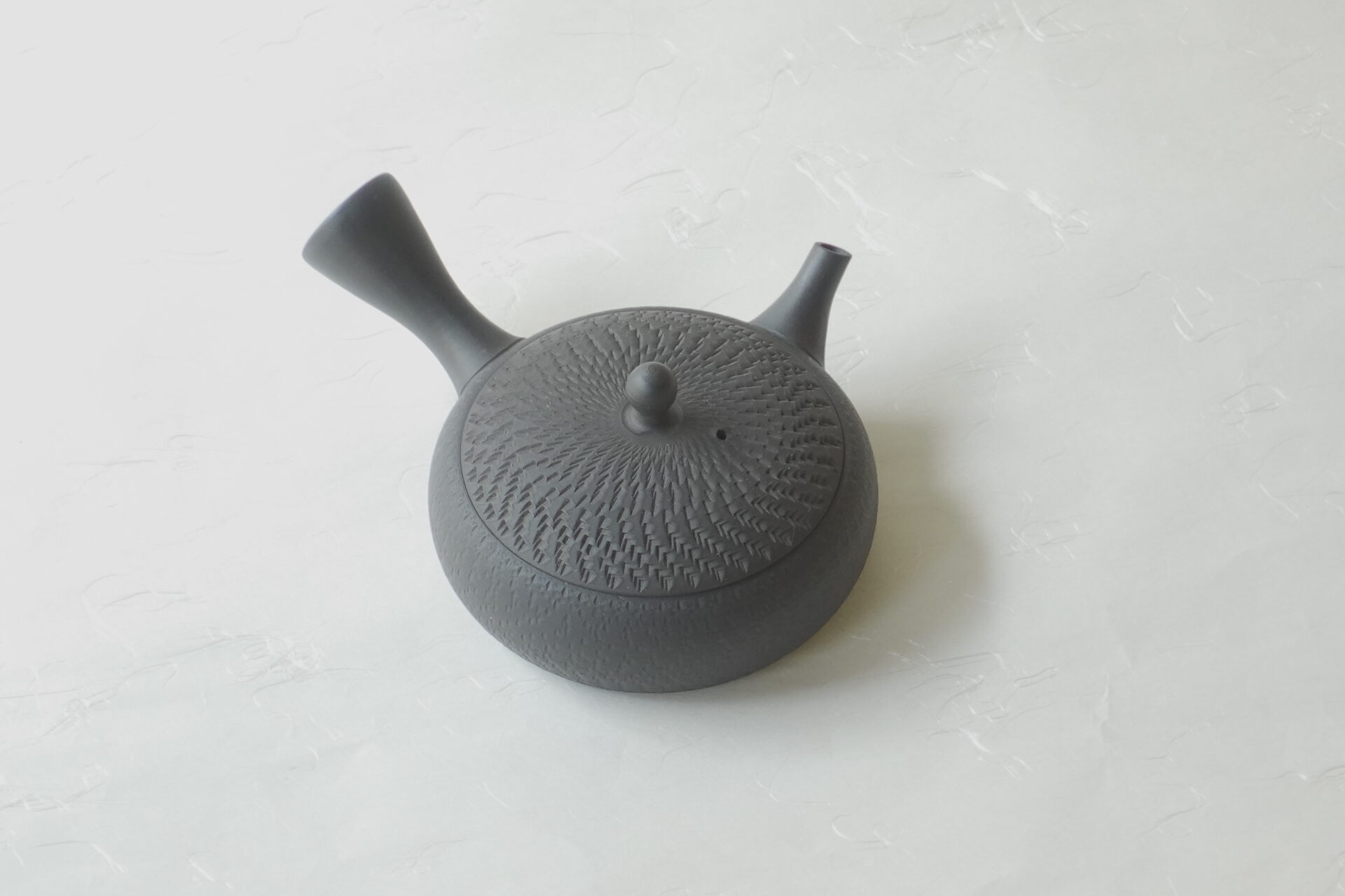 陶器 常滑焼 伝統工芸士 究極の極平型急須 鉄分 お茶の味 まろやか お茶の味を引き出す よりおいしくなる 水出し冷茶 甘み 旨味 一人用 手づくり 熟練 職人技 洗いやすい 清潔 衛生的 とびかんな とちり 機能的 飽きが来ない 永く使える 逸品 美濃焼 鉄瓶 陶器 漆 漆器 有田焼 金継ぎ 焼き物 食器 陶磁器 伝統工芸品 茶碗 工芸品 九谷焼 南部鉄器 陶芸 陶器市 岐阜 焼き物 磁器 瀬戸物 岐阜県 岐阜市 美殿町６−番地 小林漆陶 漆塗り器 織部焼 小林漆器 箸 金継ぎ お香 食器 茶道具 陶器 美濃焼専門店 お皿 ceramics ih pottery うつわ うつわ屋 お皿屋さん お茶 お茶碗 お箸 かまど この辺に陶器屋さんってあります とうきいち やきもの ガラス工房 ギフト　ギフトショップ マグカップ モダン焼物 レンジできる陶器 切子 南部鉄器 どこ　岐阜市南部鉄器販売店 南部鉄器購入 岐阜県器屋 土鍋 岐阜小洒落たお皿 お椀が出る店 器 塗り物 漆塗り 陶器屋さん 食器屋さん お椀 ひのき 岐阜城周辺茶道具 販売陶器 販売陶器屋さん 陶器店 漆器店 岐阜有名な器屋さん 岐阜県食器売ってるところ 岐阜駅 陶器工芸品店 徳利 売ってる店 急須販売 扇子 抹茶 掛け軸 修復 日本陶瓷 漆器 木の食器 樺細工 江戸切子 食器 漆の器 漆器 うるし 漆器店 漆塗 漆椀 火鉢 灰 美殿町商店街 美濃焼ショップ 岐阜市 湯呑み お店 付近 美濃焼き専門店 美濃焼販売 花瓶 茶器 オンライン輪島塗 なつめ 店近くのガラス屋さん 近くの陶器屋さん 酒器 ガラス 金継ぎ依頼 岐阜鉄器鉄瓶 取扱店 Japanese 陶器 修理 陶器専門店 陶器小売店 岐阜陶器屋 陶器店 陶磁器 陶磁器専門店 陶芸家 おすすめ お店 岐阜食洗機対応 漆椀 Gifu JapanesetablewareJapanesecrafts Japaneseceramics Japanesepottery Handcrafted TraditionalCrafts Japaneseculture Traditionalart Japaneseteautensils TeaCeremony Japaneselacquerware インテリア 一輪挿し 入れ物 陶芸 陶芸皿 陶器いろいろ 陶器店 絵皿 絵柄 オンラインショップ 置物 おひつ オーブントースター 置物スタイリッシュ お皿 オブジェ 置物かわいい お皿陶磁器 お椀陶器 陶器欠損補修 花瓶 貫入 傘立て 陶器花 カップ 花 陶磁器 陶器金継ぎ キャニスター 器 急須 京都 金彩 九州 急須 陶芸食器 コーヒーカップ コップ 小物入れ 皿 ごはん鍋 食洗機 修理 食器 修理金継ぎ 陶器販売 瀬戸物 染付 タンブラー 耐熱陶器 茶碗 近くの陶器店 通販 土物 通販 手作り陶器 陶磁器 鍋