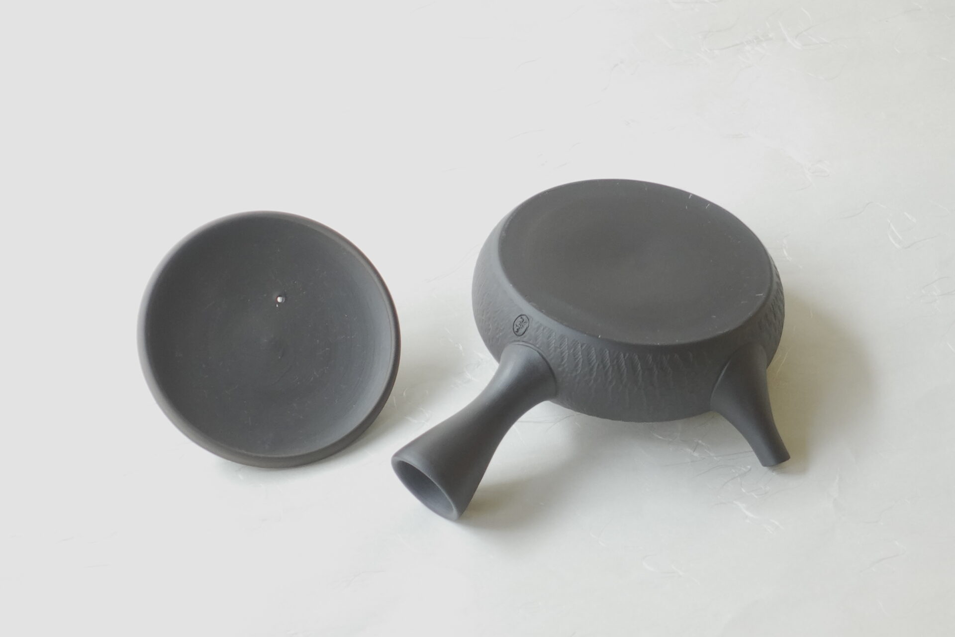 陶器 常滑焼 伝統工芸士 究極の極平型急須 鉄分 お茶の味 まろやか お茶の味を引き出す よりおいしくなる 水出し冷茶 甘み 旨味 一人用 手づくり 熟練 職人技 洗いやすい 清潔 衛生的 とびかんな とちり 機能的 飽きが来ない 永く使える 逸品 美濃焼 鉄瓶 陶器 漆 漆器 有田焼 金継ぎ 焼き物 食器 陶磁器 伝統工芸品 茶碗 工芸品 九谷焼 南部鉄器 陶芸 陶器市 岐阜 焼き物 磁器 瀬戸物 岐阜県 岐阜市 美殿町６−番地 小林漆陶 漆塗り器 織部焼 小林漆器 箸 金継ぎ お香 食器 茶道具 陶器 美濃焼専門店 お皿 ceramics ih pottery うつわ うつわ屋 お皿屋さん お茶 お茶碗 お箸 かまど この辺に陶器屋さんってあります とうきいち やきもの ガラス工房 ギフト　ギフトショップ マグカップ モダン焼物 レンジできる陶器 切子 南部鉄器 どこ　岐阜市南部鉄器販売店 南部鉄器購入 岐阜県器屋 土鍋 岐阜小洒落たお皿 お椀が出る店 器 塗り物 漆塗り 陶器屋さん 食器屋さん お椀 ひのき 岐阜城周辺茶道具 販売陶器 販売陶器屋さん 陶器店 漆器店 岐阜有名な器屋さん 岐阜県食器売ってるところ 岐阜駅 陶器工芸品店 徳利 売ってる店 急須販売 扇子 抹茶 掛け軸 修復 日本陶瓷 漆器 木の食器 樺細工 江戸切子 食器 漆の器 漆器 うるし 漆器店 漆塗 漆椀 火鉢 灰 美殿町商店街 美濃焼ショップ 岐阜市 湯呑み お店 付近 美濃焼き専門店 美濃焼販売 花瓶 茶器 オンライン輪島塗 なつめ 店近くのガラス屋さん 近くの陶器屋さん 酒器 ガラス 金継ぎ依頼 岐阜鉄器鉄瓶 取扱店 Japanese 陶器 修理 陶器専門店 陶器小売店 岐阜陶器屋 陶器店 陶磁器 陶磁器専門店 陶芸家 おすすめ お店 岐阜食洗機対応 漆椀 Gifu JapanesetablewareJapanesecrafts Japaneseceramics Japanesepottery Handcrafted TraditionalCrafts Japaneseculture Traditionalart Japaneseteautensils TeaCeremony Japaneselacquerware インテリア 一輪挿し 入れ物 陶芸 陶芸皿 陶器いろいろ 陶器店 絵皿 絵柄 オンラインショップ 置物 おひつ オーブントースター 置物スタイリッシュ お皿 オブジェ 置物かわいい お皿陶磁器 お椀陶器 陶器欠損補修 花瓶 貫入 傘立て 陶器花 カップ 花 陶磁器 陶器金継ぎ キャニスター 器 急須 京都 金彩 九州 急須 陶芸食器 コーヒーカップ コップ 小物入れ 皿 ごはん鍋 食洗機 修理 食器 修理金継ぎ 陶器販売 瀬戸物 染付 タンブラー 耐熱陶器 茶碗 近くの陶器店 通販 土物 通販 手作り陶器 陶磁器 鍋