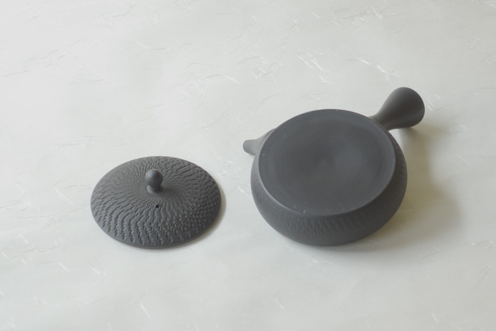 陶器 常滑焼 伝統工芸士 究極の極平型急須 鉄分 お茶の味 まろやか お茶の味を引き出す よりおいしくなる 水出し冷茶 甘み 旨味 一人用 手づくり 熟練 職人技 洗いやすい 清潔 衛生的 とびかんな とちり 機能的 飽きが来ない 永く使える 逸品 美濃焼 鉄瓶 陶器 漆 漆器 有田焼 金継ぎ 焼き物 食器 陶磁器 伝統工芸品 茶碗 工芸品 九谷焼 南部鉄器 陶芸 陶器市 岐阜 焼き物 磁器 瀬戸物 岐阜県 岐阜市 美殿町６−番地 小林漆陶 漆塗り器 織部焼 小林漆器 箸 金継ぎ お香 食器 茶道具 陶器 美濃焼専門店 お皿 ceramics ih pottery うつわ うつわ屋 お皿屋さん お茶 お茶碗 お箸 かまど この辺に陶器屋さんってあります とうきいち やきもの ガラス工房 ギフト　ギフトショップ マグカップ モダン焼物 レンジできる陶器 切子 南部鉄器 どこ　岐阜市南部鉄器販売店 南部鉄器購入 岐阜県器屋 土鍋 岐阜小洒落たお皿 お椀が出る店 器 塗り物 漆塗り 陶器屋さん 食器屋さん お椀 ひのき 岐阜城周辺茶道具 販売陶器 販売陶器屋さん 陶器店 漆器店 岐阜有名な器屋さん 岐阜県食器売ってるところ 岐阜駅 陶器工芸品店 徳利 売ってる店 急須販売 扇子 抹茶 掛け軸 修復 日本陶瓷 漆器 木の食器 樺細工 江戸切子 食器 漆の器 漆器 うるし 漆器店 漆塗 漆椀 火鉢 灰 美殿町商店街 美濃焼ショップ 岐阜市 湯呑み お店 付近 美濃焼き専門店 美濃焼販売 花瓶 茶器 オンライン輪島塗 なつめ 店近くのガラス屋さん 近くの陶器屋さん 酒器 ガラス 金継ぎ依頼 岐阜鉄器鉄瓶 取扱店 Japanese 陶器 修理 陶器専門店 陶器小売店 岐阜陶器屋 陶器店 陶磁器 陶磁器専門店 陶芸家 おすすめ お店 岐阜食洗機対応 漆椀 Gifu JapanesetablewareJapanesecrafts Japaneseceramics Japanesepottery Handcrafted TraditionalCrafts Japaneseculture Traditionalart Japaneseteautensils TeaCeremony Japaneselacquerware インテリア 一輪挿し 入れ物 陶芸 陶芸皿 陶器いろいろ 陶器店 絵皿 絵柄 オンラインショップ 置物 おひつ オーブントースター 置物スタイリッシュ お皿 オブジェ 置物かわいい お皿陶磁器 お椀陶器 陶器欠損補修 花瓶 貫入 傘立て 陶器花 カップ 花 陶磁器 陶器金継ぎ キャニスター 器 急須 京都 金彩 九州 急須 陶芸食器 コーヒーカップ コップ 小物入れ 皿 ごはん鍋 食洗機 修理 食器 修理金継ぎ 陶器販売 瀬戸物 染付 タンブラー 耐熱陶器 茶碗 近くの陶器店 通販 土物 通販 手作り陶器 陶磁器 鍋