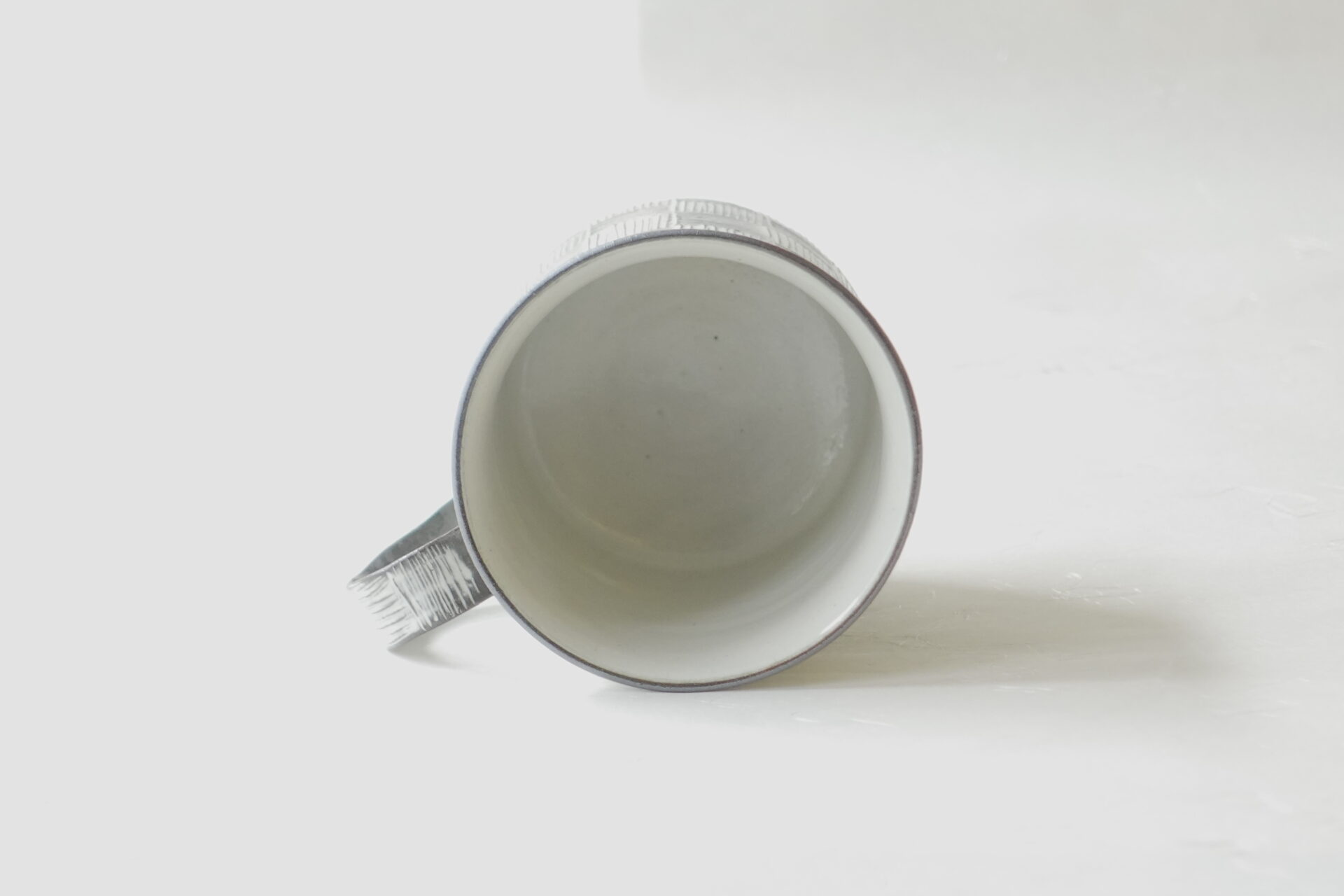 陶器 清水焼 マグカップ 黒土 ろくろ成形 櫛目 市松 手作業 多くの手間 高い技術 軽量 扱いやすい 持ちやすい 口当たりが良い 飲みやすい シンプル 洒落たデザイン 美濃焼 鉄瓶 陶器 漆 漆器 有田焼 金継ぎ 焼き物 食器 陶磁器 伝統工芸品 茶碗 工芸品 九谷焼 南部鉄器 陶芸 陶器市 岐阜 焼き物 磁器 瀬戸物 岐阜県 岐阜市 美殿町６−番地 小林漆陶 漆塗り器 織部焼 小林漆器 箸 金継ぎ お香 食器 茶道具 陶器 美濃焼専門店 お皿 ceramics ih pottery うつわ うつわ屋 お皿屋さん お茶 お茶碗 お箸 かまど この辺に陶器屋さんってあります とうきいち やきもの ガラス工房 ギフト　ギフトショップ マグカップ モダン焼物 レンジできる陶器 切子 南部鉄器 どこ　岐阜市南部鉄器販売店 南部鉄器購入 岐阜県器屋 土鍋 岐阜小洒落たお皿 お椀が出る店 器 塗り物 漆塗り 陶器屋さん 食器屋さん お椀 ひのき 岐阜城周辺茶道具 販売陶器 販売陶器屋さん 陶器店 漆器店 岐阜有名な器屋さん 岐阜県食器売ってるところ 岐阜駅 陶器工芸品店 徳利 売ってる店 急須販売 扇子 抹茶 掛け軸 修復 日本陶瓷 漆器 木の食器 樺細工 江戸切子 食器 漆の器 漆器 うるし 漆器店 漆塗 漆椀 火鉢 灰 美殿町商店街 美濃焼ショップ 岐阜市 湯呑み お店 付近 美濃焼き専門店 美濃焼販売 花瓶 茶器 オンライン輪島塗 なつめ 店近くのガラス屋さん 近くの陶器屋さん 酒器 ガラス 金継ぎ依頼 岐阜鉄器鉄瓶 取扱店 Japanese 陶器 修理 陶器専門店 陶器小売店 岐阜陶器屋 陶器店 陶磁器 陶磁器専門店 陶芸家 おすすめ お店 岐阜食洗機対応 漆椀 Gifu JapanesetablewareJapanesecrafts Japaneseceramics Japanesepottery Handcrafted TraditionalCrafts Japaneseculture Traditionalart Japaneseteautensils TeaCeremony Japaneselacquerware インテリア 一輪挿し 入れ物 陶芸 陶芸皿 陶器いろいろ 陶器店 絵皿 絵柄 オンラインショップ 置物 おひつ オーブントースター 置物スタイリッシュ お皿 オブジェ 置物かわいい お皿陶磁器 お椀陶器 陶器欠損補修 花瓶 貫入 傘立て 陶器花 カップ 花 陶磁器 陶器金継ぎ キャニスター 器 急須 京都 金彩 九州 急須 陶芸食器 コーヒーカップ コップ 小物入れ 皿 ごはん鍋 食洗機 修理 食器 修理金継ぎ 陶器販売 瀬戸物 染付 タンブラー 耐熱陶器 茶碗 近くの陶器店 通販 土物 通販 手作り陶器 陶磁器 鍋