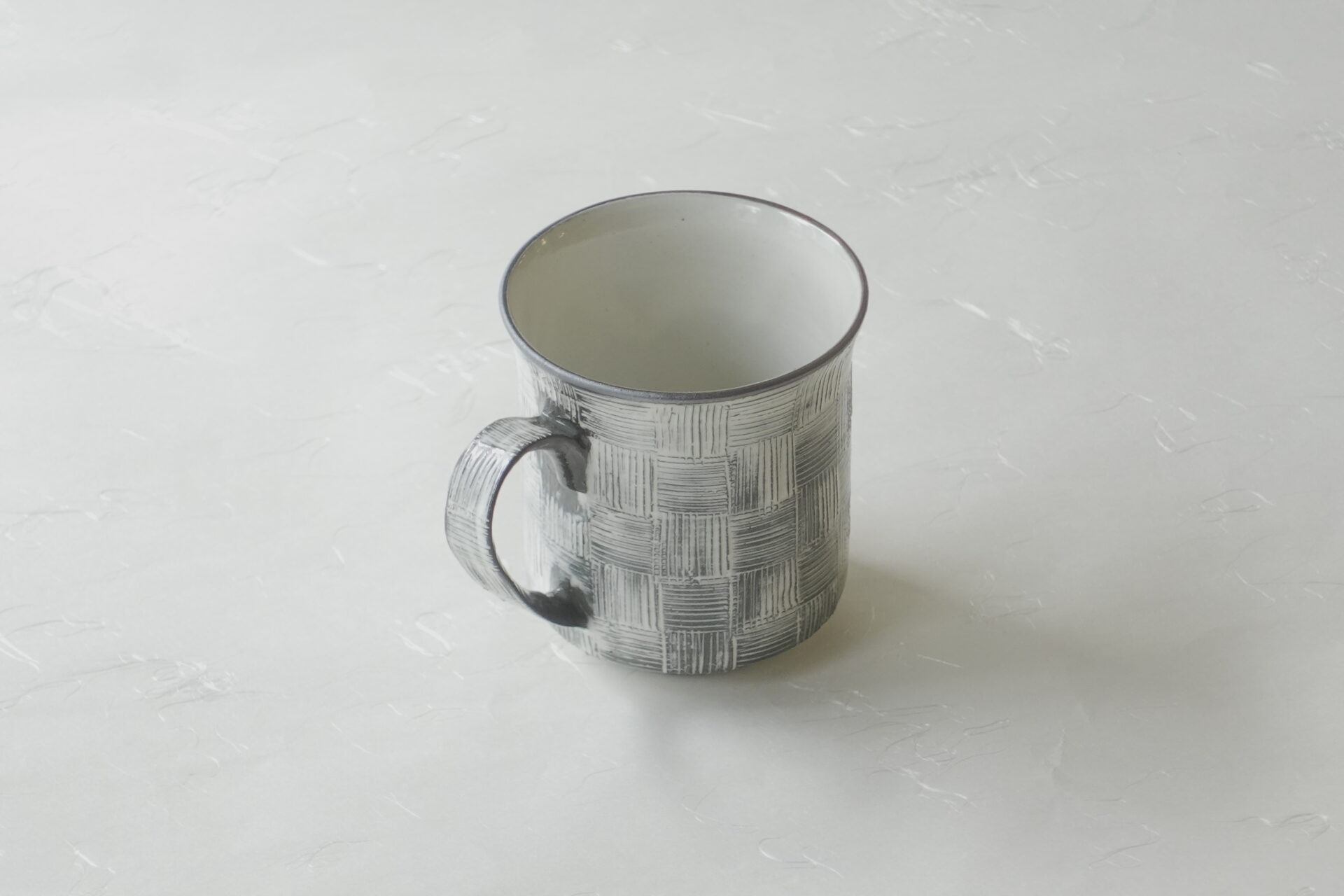 陶器 清水焼 マグカップ 黒土 ろくろ成形 櫛目 市松 手作業 多くの手間 高い技術 軽量 扱いやすい 持ちやすい 口当たりが良い 飲みやすい シンプル 洒落たデザイン 美濃焼 鉄瓶 陶器 漆 漆器 有田焼 金継ぎ 焼き物 食器 陶磁器 伝統工芸品 茶碗 工芸品 九谷焼 南部鉄器 陶芸 陶器市 岐阜 焼き物 磁器 瀬戸物 岐阜県 岐阜市 美殿町６−番地 小林漆陶 漆塗り器 織部焼 小林漆器 箸 金継ぎ お香 食器 茶道具 陶器 美濃焼専門店 お皿 ceramics ih pottery うつわ うつわ屋 お皿屋さん お茶 お茶碗 お箸 かまど この辺に陶器屋さんってあります とうきいち やきもの ガラス工房 ギフト　ギフトショップ マグカップ モダン焼物 レンジできる陶器 切子 南部鉄器 どこ　岐阜市南部鉄器販売店 南部鉄器購入 岐阜県器屋 土鍋 岐阜小洒落たお皿 お椀が出る店 器 塗り物 漆塗り 陶器屋さん 食器屋さん お椀 ひのき 岐阜城周辺茶道具 販売陶器 販売陶器屋さん 陶器店 漆器店 岐阜有名な器屋さん 岐阜県食器売ってるところ 岐阜駅 陶器工芸品店 徳利 売ってる店 急須販売 扇子 抹茶 掛け軸 修復 日本陶瓷 漆器 木の食器 樺細工 江戸切子 食器 漆の器 漆器 うるし 漆器店 漆塗 漆椀 火鉢 灰 美殿町商店街 美濃焼ショップ 岐阜市 湯呑み お店 付近 美濃焼き専門店 美濃焼販売 花瓶 茶器 オンライン輪島塗 なつめ 店近くのガラス屋さん 近くの陶器屋さん 酒器 ガラス 金継ぎ依頼 岐阜鉄器鉄瓶 取扱店 Japanese 陶器 修理 陶器専門店 陶器小売店 岐阜陶器屋 陶器店 陶磁器 陶磁器専門店 陶芸家 おすすめ お店 岐阜食洗機対応 漆椀 Gifu JapanesetablewareJapanesecrafts Japaneseceramics Japanesepottery Handcrafted TraditionalCrafts Japaneseculture Traditionalart Japaneseteautensils TeaCeremony Japaneselacquerware インテリア 一輪挿し 入れ物 陶芸 陶芸皿 陶器いろいろ 陶器店 絵皿 絵柄 オンラインショップ 置物 おひつ オーブントースター 置物スタイリッシュ お皿 オブジェ 置物かわいい お皿陶磁器 お椀陶器 陶器欠損補修 花瓶 貫入 傘立て 陶器花 カップ 花 陶磁器 陶器金継ぎ キャニスター 器 急須 京都 金彩 九州 急須 陶芸食器 コーヒーカップ コップ 小物入れ 皿 ごはん鍋 食洗機 修理 食器 修理金継ぎ 陶器販売 瀬戸物 染付 タンブラー 耐熱陶器 茶碗 近くの陶器店 通販 土物 通販 手作り陶器 陶磁器 鍋