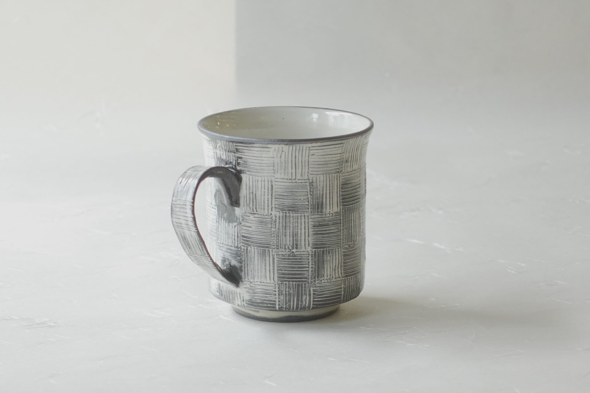 陶器 清水焼 マグカップ 黒土 ろくろ成形 櫛目 市松 手作業 多くの手間 高い技術 軽量 扱いやすい 持ちやすい 口当たりが良い 飲みやすい シンプル 洒落たデザイン 美濃焼 鉄瓶 陶器 漆 漆器 有田焼 金継ぎ 焼き物 食器 陶磁器 伝統工芸品 茶碗 工芸品 九谷焼 南部鉄器 陶芸 陶器市 岐阜 焼き物 磁器 瀬戸物 岐阜県 岐阜市 美殿町６−番地 小林漆陶 漆塗り器 織部焼 小林漆器 箸 金継ぎ お香 食器 茶道具 陶器 美濃焼専門店 お皿 ceramics ih pottery うつわ うつわ屋 お皿屋さん お茶 お茶碗 お箸 かまど この辺に陶器屋さんってあります とうきいち やきもの ガラス工房 ギフト　ギフトショップ マグカップ モダン焼物 レンジできる陶器 切子 南部鉄器 どこ　岐阜市南部鉄器販売店 南部鉄器購入 岐阜県器屋 土鍋 岐阜小洒落たお皿 お椀が出る店 器 塗り物 漆塗り 陶器屋さん 食器屋さん お椀 ひのき 岐阜城周辺茶道具 販売陶器 販売陶器屋さん 陶器店 漆器店 岐阜有名な器屋さん 岐阜県食器売ってるところ 岐阜駅 陶器工芸品店 徳利 売ってる店 急須販売 扇子 抹茶 掛け軸 修復 日本陶瓷 漆器 木の食器 樺細工 江戸切子 食器 漆の器 漆器 うるし 漆器店 漆塗 漆椀 火鉢 灰 美殿町商店街 美濃焼ショップ 岐阜市 湯呑み お店 付近 美濃焼き専門店 美濃焼販売 花瓶 茶器 オンライン輪島塗 なつめ 店近くのガラス屋さん 近くの陶器屋さん 酒器 ガラス 金継ぎ依頼 岐阜鉄器鉄瓶 取扱店 Japanese 陶器 修理 陶器専門店 陶器小売店 岐阜陶器屋 陶器店 陶磁器 陶磁器専門店 陶芸家 おすすめ お店 岐阜食洗機対応 漆椀 Gifu JapanesetablewareJapanesecrafts Japaneseceramics Japanesepottery Handcrafted TraditionalCrafts Japaneseculture Traditionalart Japaneseteautensils TeaCeremony Japaneselacquerware インテリア 一輪挿し 入れ物 陶芸 陶芸皿 陶器いろいろ 陶器店 絵皿 絵柄 オンラインショップ 置物 おひつ オーブントースター 置物スタイリッシュ お皿 オブジェ 置物かわいい お皿陶磁器 お椀陶器 陶器欠損補修 花瓶 貫入 傘立て 陶器花 カップ 花 陶磁器 陶器金継ぎ キャニスター 器 急須 京都 金彩 九州 急須 陶芸食器 コーヒーカップ コップ 小物入れ 皿 ごはん鍋 食洗機 修理 食器 修理金継ぎ 陶器販売 瀬戸物 染付 タンブラー 耐熱陶器 茶碗 近くの陶器店 通販 土物 通販 手作り陶器 陶磁器 鍋